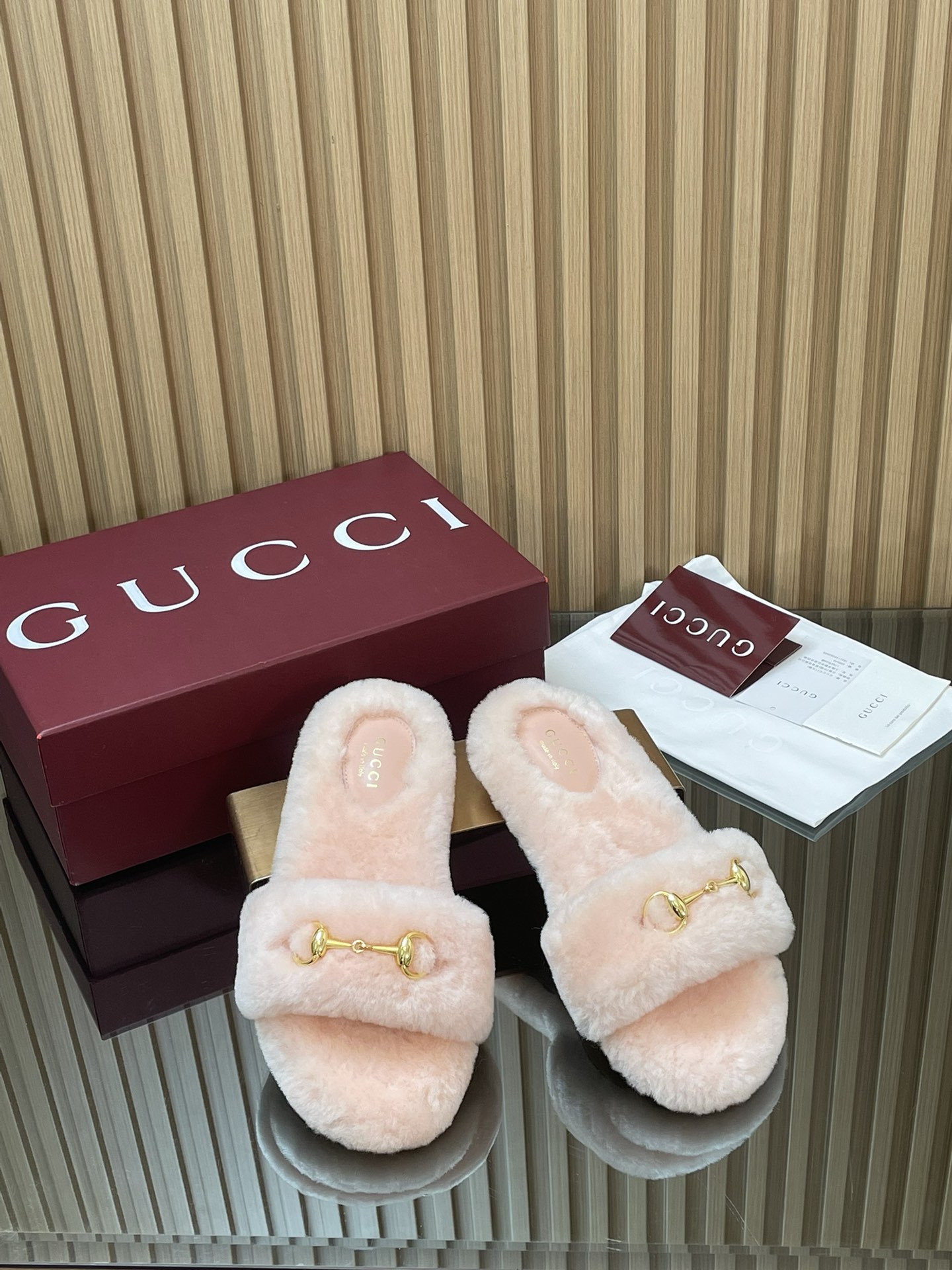 NO:614197,【】2025 autumn and winter fur all-in-one fur slippers GUCCI women's horsebit fur shoes new flat sandals slippers lazy relaxed lamb wool slippers for home soft and waxy warm merino wool slippers. This sandal is ingeniously embellished with horsebit design to interpret the brand's classic style. The merino wool creates a unique style and complements the light gold accessories. The fabric is imported from the original custom-made soft and delicate merino wool. The lining is imported matching merino wool for the feet.  Imported merino wool outsole Italian genuine leather outsole Size 35-42 standard code 404142 custom-made high heel flat bottom packaging counter high-end packaging, furry shoes and slippers, gucci, sandals, slippers19860909【】2025秋冬皮毛一体毛拖GUCCI女士马衔扣毛毛鞋新款平底凉拖鞋懒人松驰感羊羔毛拖鞋居家软糯保暖美利奴羊毛拖鞋 这款凉鞋匠心点缀马衔扣设计诠释品牌经典风尚美利奴羊毛塑就别致款型与浅金色掉配件相得益彰 面料进口原版定制软糯细腻美利奴羊毛 内里进口对版美利奴羊毛 垫脚．进口美利奴羊毛 大底意大利真皮底 尺码35-42标准码 404142定做 跟高平底 包装专柜高端包装,毛毛鞋拖鞋,gucci,sandals,slippers,Women's Shoes