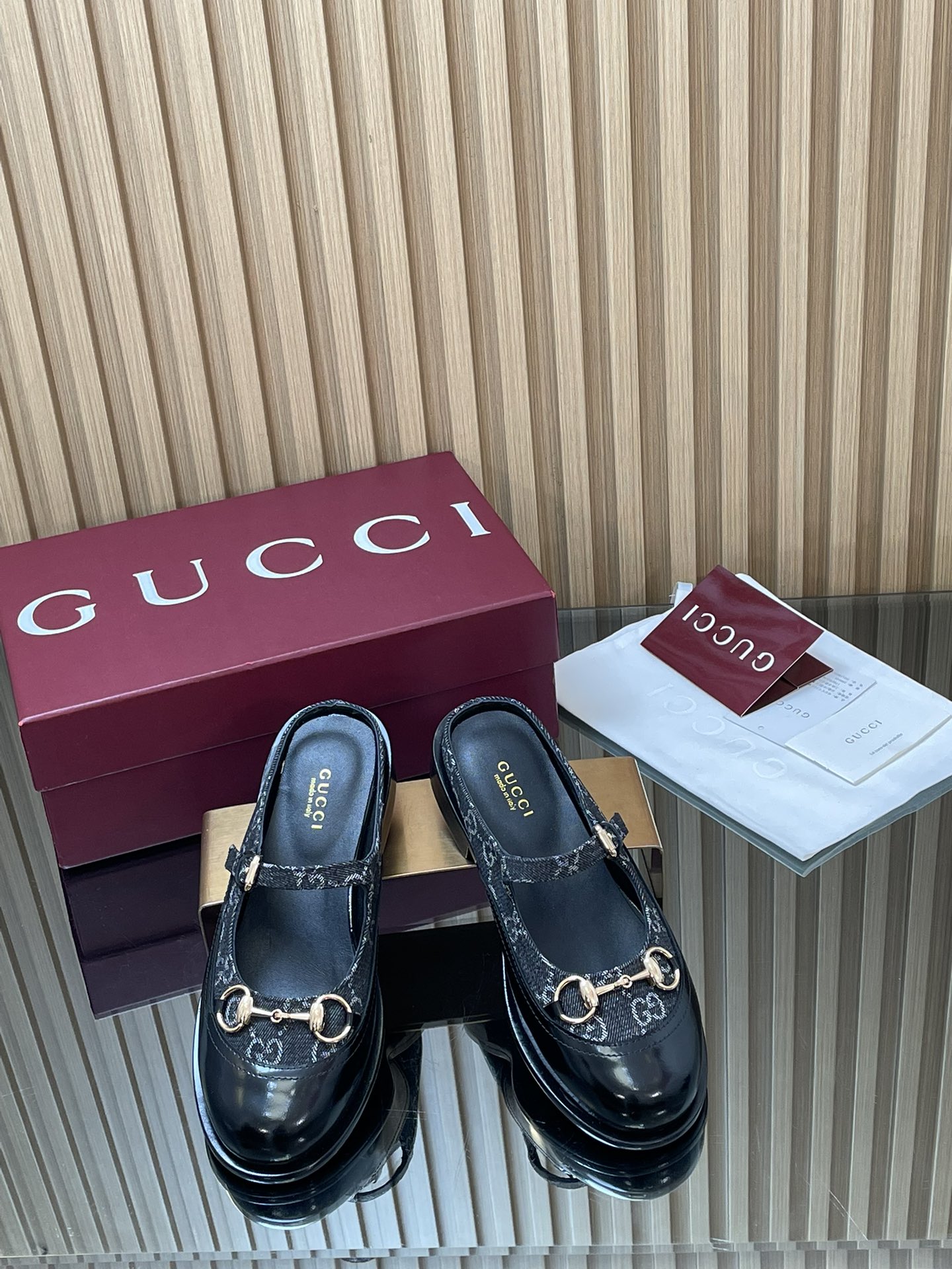 NO:627114,GuCCl high-end boutique, 2025 early autumn new Mary Jane slippers, medium thick heel, horsebit, unisex mules, contrasting color brogue loafers, slippers, original quality! Every detail has been carefully crafted and can be compared with ZG, the quality is the same!  Fabric original custom imported open edge beads + G G old floral fabric Dongguan Dachang open mold hardware horsebit lining/feet high-end customized sheepskin lining Heel height 3.5cm outsole Italian inlay craftsmanship leather sole Size 35-41 (40 41 42 customized, non-returnable) Full set of original high-end Ancora wine red packaging!  In the 2025 autumn and winter series, archive patterns continue to shine in Gucci's new series. The new series ingeniously presents horsebit accessories, highlighting the brand's equestrian heritage. This women's Mary Jane shoe is crafted from open-edge beaded patent leather and embellished with light gold-tone accessories. Women's style ●Horsebit detail. Three-dimensional thick heel ●3.5 cm heel height ●Italian creation Gift packaging, Mary Jane, gucci, loafers, mary jane, slippers, sheepskin19860909GuCCl高端精品,2025早秋新款玛丽珍拖鞋中粗跟马衔扣中性风慕勒鞋拼接撞色布洛克乐福鞋拖鞋原汁原味原单品质!每个细节皆经过精心细致打造,可与ZG对比如一,无二品质！ 面料原版定制进口开边珠+ G G老花布 东莞大厂开模五金马衔扣 内里／垫脚高端定制羊皮里 跟高3.5cm 大底意大利镶嵌工艺真皮底 尺码35-41（40 41 42定做,不退换） 全套原板高端安可拉酒红包装！ 2025秋冬系列,典藏图案继续在Gucci全新系列中大放异彩,全新系列匠心呈献马衔扣配件,彰显品牌马术传承.这款女士玛丽珍鞋采用开边珠漆皮匠心打造,缀饰浅金色调配件 女款 ●马衔扣细节.立体粗跟●3.5厘米跟高●意大利创作 礼品包装,玛丽珍,gucci,loafers,mary jane,slippers,sheepskin,Women's Shoes