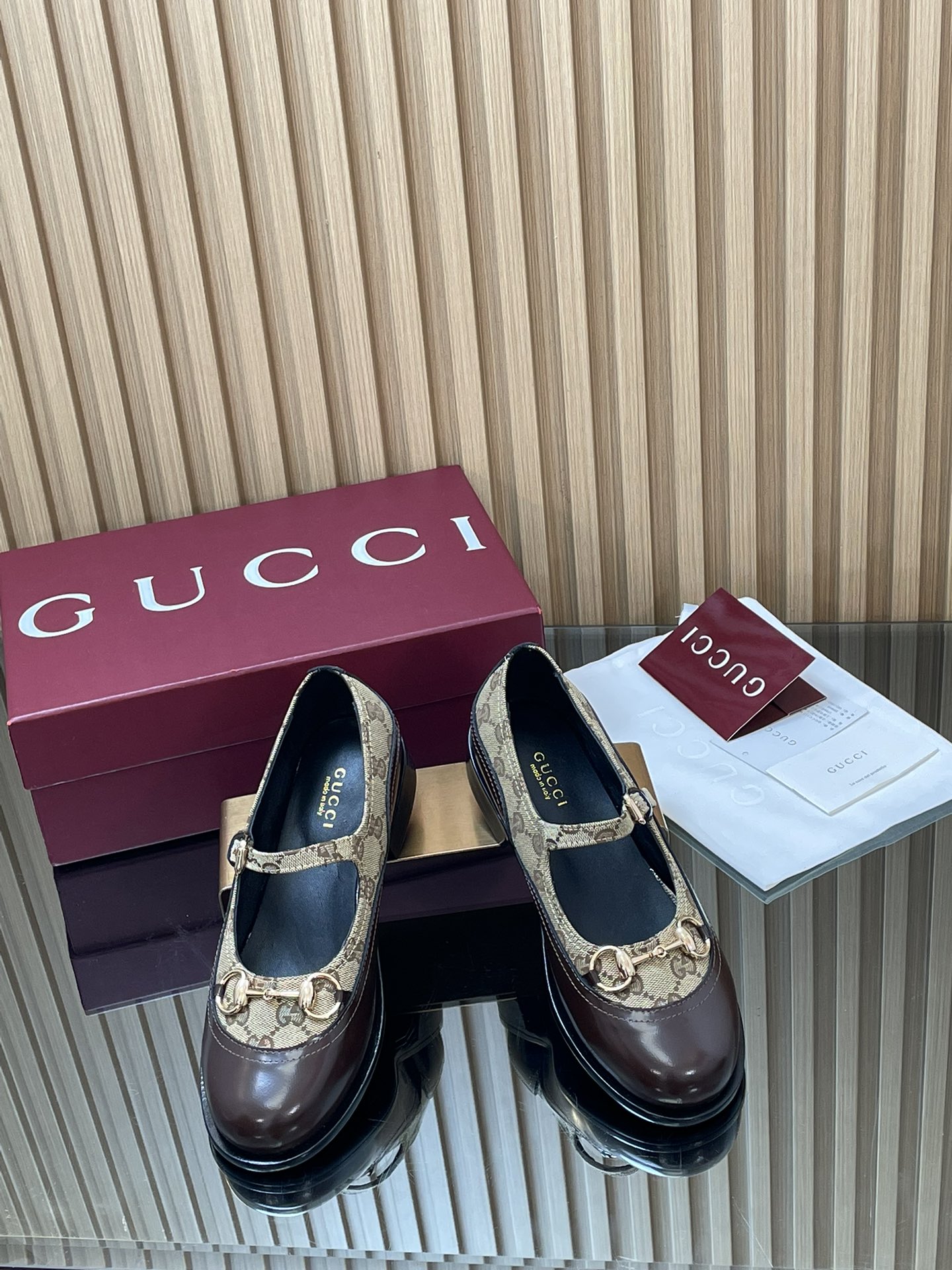 NO:627122,GuCCl high-end boutique, 2025 early autumn new Mary Jane shoes, medium thick heel, horsebit, unisex mules, contrasting color brogue loafers, original quality! Every detail has been carefully crafted and can be compared with ZG, the quality is the same!  Fabric original custom imported open edge beads + G G old floral fabric Dongguan Dachang open mold hardware horsebit lining/feet high-end customized sheepskin lining Heel height 3.5cm outsole Italian inlay craftsmanship leather sole Size 35-41 (40 41 42 customized, non-returnable) Full set of original high-end Ancora wine red packaging!  In the 2025 autumn and winter series, archive patterns continue to shine in Gucci's new series. The new series ingeniously presents horsebit accessories, highlighting the brand's equestrian heritage. This women's Mary Jane shoe is crafted from open-edge beaded patent leather and embellished with light gold-tone accessories. Women's style ●Horsebit detail. Three-dimensional thick heel ●3.5 cm heel height ●Italian creation Gift packaging, Mary Jane, gucci, loafers, mary jane, sheepskin19860909GuCCl高端精品,2025早秋新款玛丽珍单鞋中粗跟马衔扣中性风慕勒鞋拼接撞色布洛克乐福鞋原汁原味原单品质!每个细节皆经过精心细致打造,可与ZG对比如一,无二品质！ 面料原版定制进口开边珠+ G G老花布 东莞大厂开模五金马衔扣 内里／垫脚高端定制羊皮里 跟高3.5cm 大底意大利镶嵌工艺真皮底 尺码35-41（40 41 42定做,不退换） 全套原板高端安可拉酒红包装！ 2025秋冬系列,典藏图案继续在Gucci全新系列中大放异彩,全新系列匠心呈献马衔扣配件,彰显品牌马术传承.这款女士玛丽珍鞋采用开边珠漆皮匠心打造,缀饰浅金色调配件 女款 ●马衔扣细节.立体粗跟●3.5厘米跟高●意大利创作 礼品包装,玛丽珍,gucci,loafers,mary jane,sheepskin,Women's Shoes