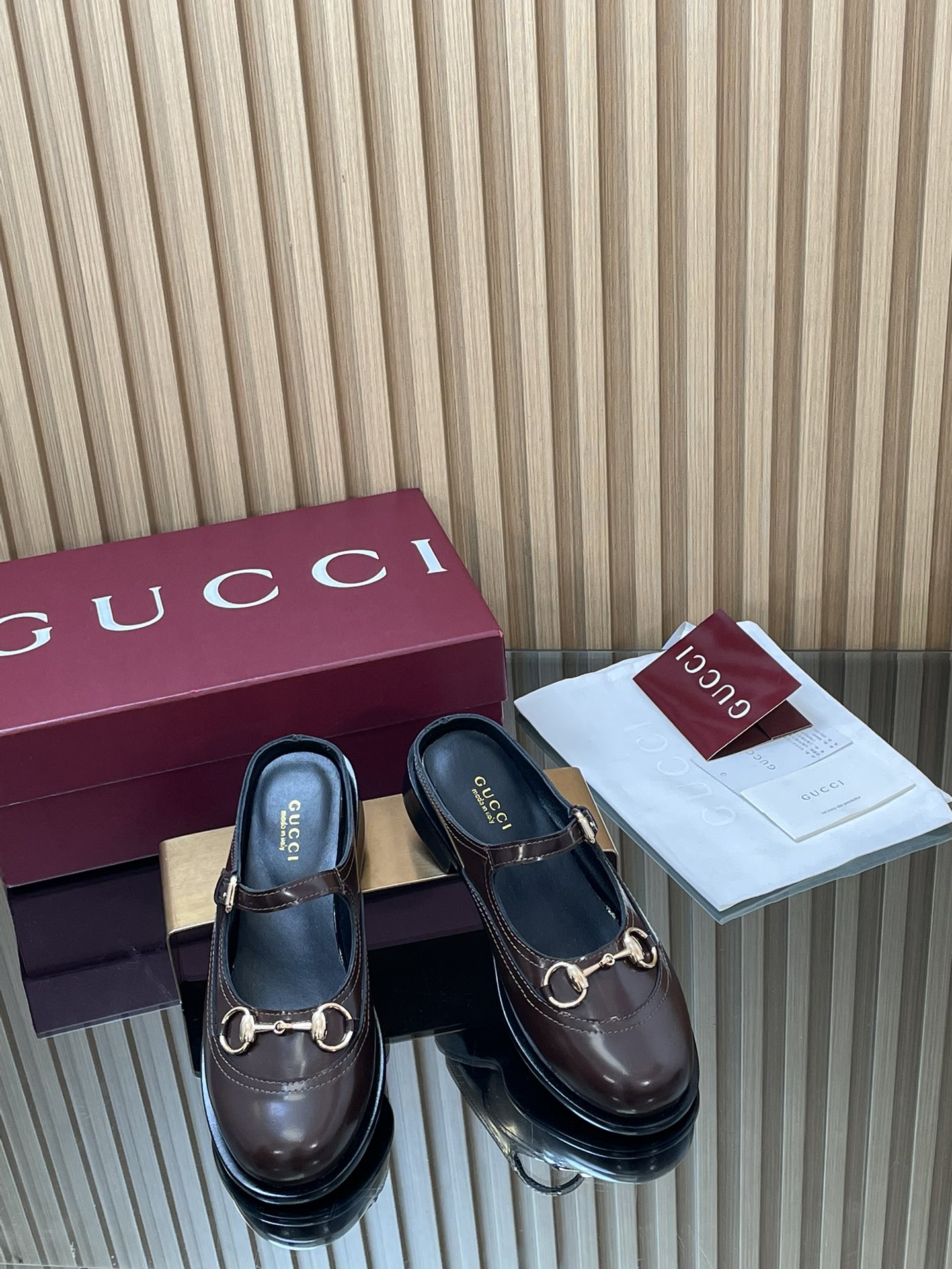 NO:627131,GuCCl high-end boutique, 2025 early autumn new Mary Jane slippers, medium thick heel, horsebit, unisex mules, contrasting color brogue loafers, slippers, original quality! Every detail has been carefully crafted and can be compared with ZG, the quality is the same!  Fabric original custom imported open edge beads + G G old floral fabric Dongguan Dachang open mold hardware horsebit lining/feet high-end customized sheepskin lining Heel height 3.5cm outsole Italian inlay craftsmanship leather sole Size 35-41 (40 41 42 custom-made, non-returnable) Full set of original high-end Ancora wine red packaging!  In the 2025 autumn and winter series, archive patterns continue to shine in Gucci's new series. The new series ingeniously presents horsebit accessories, highlighting the brand's equestrian heritage. This women's Mary Jane shoe is crafted from open-edge beaded patent leather and embellished with light gold-toned accessories. Women's style ●Horsebit detail. Three-dimensional thick heel ●3.5 cm heel height ●Italian creation Gift packaging, Mary Jane, gucci, loafers, mary jane, slippers, sheepskin19860909GuCCl高端精品,2025早秋新款玛丽珍拖鞋中粗跟马衔扣中性风慕勒鞋拼接撞色布洛克乐福鞋拖鞋原汁原味原单品质!每个细节皆经过精心细致打造,可与ZG对比如一,无二品质！ 面料原版定制进口开边珠+ G G老花布 东莞大厂开模五金马衔扣 内里／垫脚高端定制羊皮里 跟高3.5cm 大底意大利镶嵌工艺真皮底 尺码35-41（40 41 42定做,不退换） 全套原板高端安可拉酒红包装！ 2025秋冬系列,典藏图案继续在Gucci全新系列中大放异彩,全新系列匠心呈献马衔扣配件,彰显品牌马术传承.这款女士玛丽珍鞋采用开边珠漆皮匠心打造,缀饰浅金色调配件 女款 ●马衔扣细节.立体粗跟●3.5厘米跟高●意大利创作 礼品包装,玛丽珍,gucci,loafers,mary jane,slippers,sheepskin,Women's Shoes