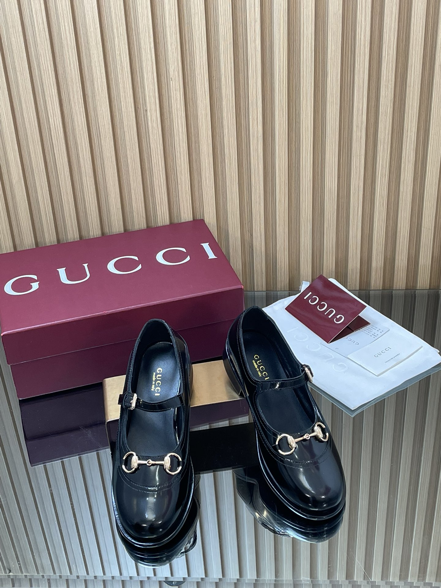 NO:627139,GuCCl high-end boutique, 2025 early autumn new Mary Jane shoes, medium thick heel, horsebit, unisex mules, contrasting color brogue loafers, original quality! Every detail has been carefully crafted and can be compared with ZG, the quality is the same!  Fabric original custom imported open edge beads + G G old floral fabric Dongguan Dachang open mold hardware horsebit lining/feet high-end customized sheepskin lining Heel height 3.5cm outsole Italian inlay craftsmanship leather sole Size 35-41 (40 41 42 custom-made, non-returnable) Full set of original high-end Ancora wine red packaging!  In the 2025 autumn and winter series, archive patterns continue to shine in Gucci's new series. The new series ingeniously presents horsebit accessories, highlighting the brand's equestrian heritage. This women's Mary Jane shoe is made of open-edge beaded patent leather and is embellished with light gold-tone accessories. Women's style ●Horsebit detail. Three-dimensional thick heel ●3.5 cm heel height ●Italian creation Gift packaging, Mary Jane, gucci, loafers, mary jane, sheepskin19860909GuCCl高端精品,2025早秋新款玛丽珍单鞋中粗跟马衔扣中性风慕勒鞋拼接撞色布洛克乐福鞋原汁原味原单品质!每个细节皆经过精心细致打造,可与ZG对比如一,无二品质！ 面料原版定制进口开边珠+ G G老花布 东莞大厂开模五金马衔扣 内里／垫脚高端定制羊皮里 跟高3.5cm 大底意大利镶嵌工艺真皮底 尺码35-41（40 41 42定做,不退换） 全套原板高端安可拉酒红包装！ 2025秋冬系列,典藏图案继续在Gucci全新系列中大放异彩,全新系列匠心呈献马衔扣配件,彰显品牌马术传承.这款女士玛丽珍鞋采用开边珠漆皮匠心打造,缀饰浅金色调配件 女款 ●马衔扣细节.立体粗跟●3.5厘米跟高●意大利创作 礼品包装,玛丽珍,gucci,loafers,mary jane,sheepskin,Women's Shoes