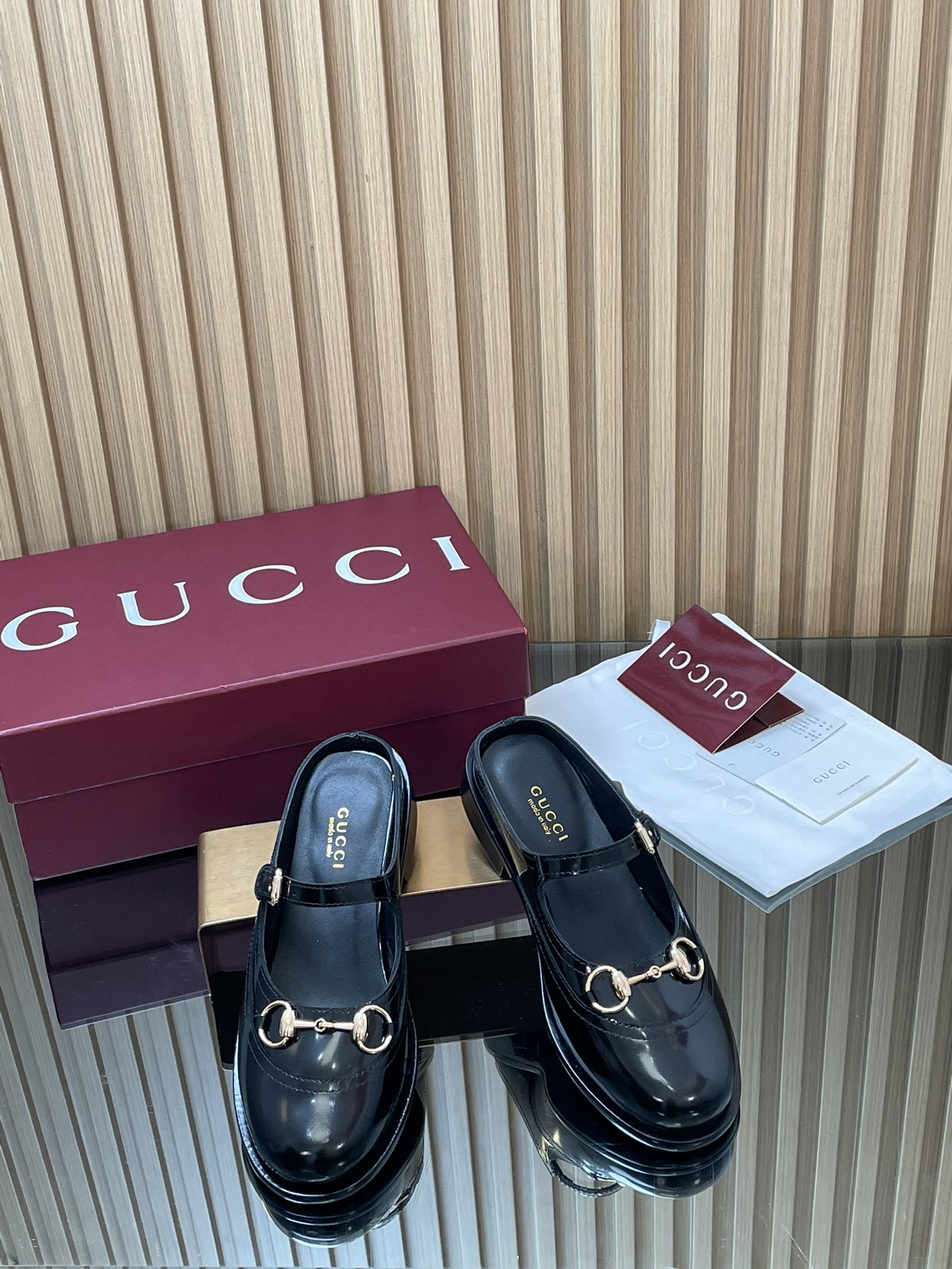 NO:627074,GuCCl high-end boutique, 2025 early autumn new Mary Jane slippers, medium thick heel, horsebit, unisex mules, contrasting color brogue loafers, slippers, original quality! Every detail has been carefully crafted and can be compared with ZG, the quality is the same!  Fabric original custom imported open edge beads + G G old floral fabric Dongguan Dachang open mold hardware horsebit lining/feet high-end customized sheepskin lining Heel height 3.5cm outsole Italian inlay craftsmanship leather sole Size 35-41 (40 41 42 custom-made, non-returnable) Full set of original high-end Ancora wine red packaging!  In the 2025 autumn and winter series, archive patterns continue to shine in Gucci's new series. The new series ingeniously presents horsebit accessories, highlighting the brand's equestrian heritage. This women's Mary Jane shoe is crafted from open-edge beaded patent leather and embellished with light gold-toned accessories. Women's style ●Horsebit detail. Three-dimensional thick heel ●3.5 cm heel height ●Italian creation Gift packaging, Mary Jane, gucci, loafers, mary jane, slippers, sheepskin19860909GuCCl高端精品,2025早秋新款玛丽珍拖鞋中粗跟马衔扣中性风慕勒鞋拼接撞色布洛克乐福鞋拖鞋原汁原味原单品质!每个细节皆经过精心细致打造,可与ZG对比如一,无二品质！ 面料原版定制进口开边珠+ G G老花布 东莞大厂开模五金马衔扣 内里／垫脚高端定制羊皮里 跟高3.5cm 大底意大利镶嵌工艺真皮底 尺码35-41（40 41 42定做,不退换） 全套原板高端安可拉酒红包装！ 2025秋冬系列,典藏图案继续在Gucci全新系列中大放异彩,全新系列匠心呈献马衔扣配件,彰显品牌马术传承.这款女士玛丽珍鞋采用开边珠漆皮匠心打造,缀饰浅金色调配件 女款 ●马衔扣细节.立体粗跟●3.5厘米跟高●意大利创作 礼品包装,玛丽珍,gucci,loafers,mary jane,slippers,sheepskin,Women's Shoes