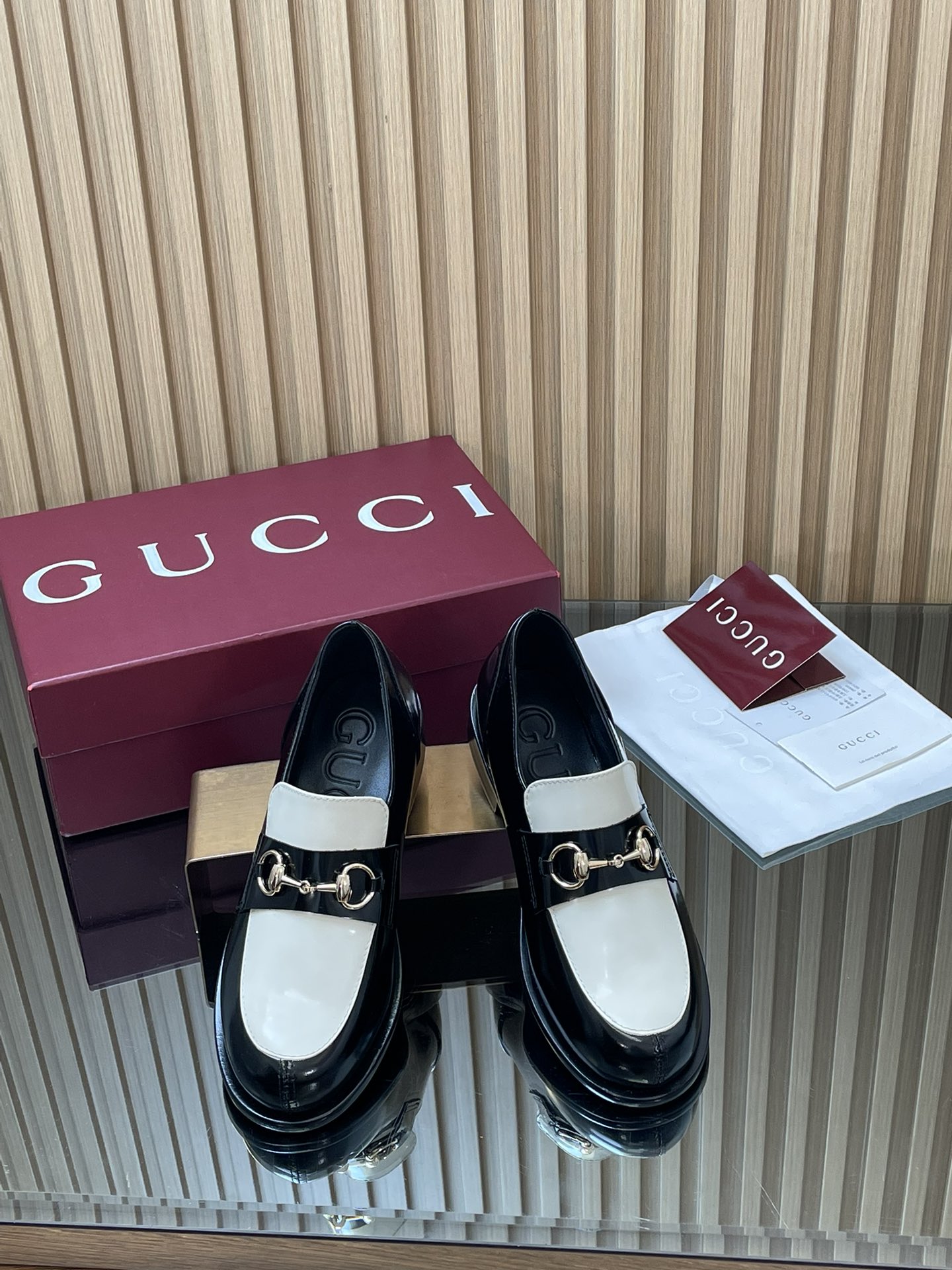 NO:627097,GuCCl high-end boutique, 2025 early autumn new Mary Jane shoes, medium thick heel, horsebit, unisex mules, contrasting color brogue loafers, original quality! Every detail has been carefully crafted and can be compared with ZG, the quality is the same!  Fabric original custom imported open edge beads + G G old floral fabric Dongguan Dachang open mold hardware horsebit lining/feet high-end customized sheepskin lining Heel height 3.5cm outsole Italian inlay craftsmanship leather sole Size 35-41 (40 41 42 custom-made, non-returnable) Full set of original high-end Ancora wine red packaging!  In the 2025 autumn and winter series, archive patterns continue to shine in Gucci's new series. The new series ingeniously presents horsebit accessories, highlighting the brand's equestrian heritage. This women's Mary Jane shoe is crafted from open-edge beaded patent leather and embellished with light gold-tone accessories. Women's style ●Horsebit detail. Three-dimensional thick heel ●3.5 cm heel height ●Italian creation Gift packaging, boots loafers, gucci, loafers, boots, mary jane, sheepskin19860909GuCCl高端精品,2025早秋新款玛丽珍单鞋中粗跟马衔扣中性风慕勒鞋拼接撞色布洛克乐福鞋原汁原味原单品质!每个细节皆经过精心细致打造,可与ZG对比如一,无二品质！ 面料原版定制进口开边珠+ G G老花布 东莞大厂开模五金马衔扣 内里／垫脚高端定制羊皮里 跟高3.5cm 大底意大利镶嵌工艺真皮底 尺码35-41（40 41 42定做,不退换） 全套原板高端安可拉酒红包装！ 2025秋冬系列,典藏图案继续在Gucci全新系列中大放异彩,全新系列匠心呈献马衔扣配件,彰显品牌马术传承.这款女士玛丽珍鞋采用开边珠漆皮匠心打造,缀饰浅金色调配件 女款 ●马衔扣细节.立体粗跟●3.5厘米跟高●意大利创作 礼品包装,靴子乐福鞋,gucci,loafers,boots,mary jane,sheepskin,Women's Shoes