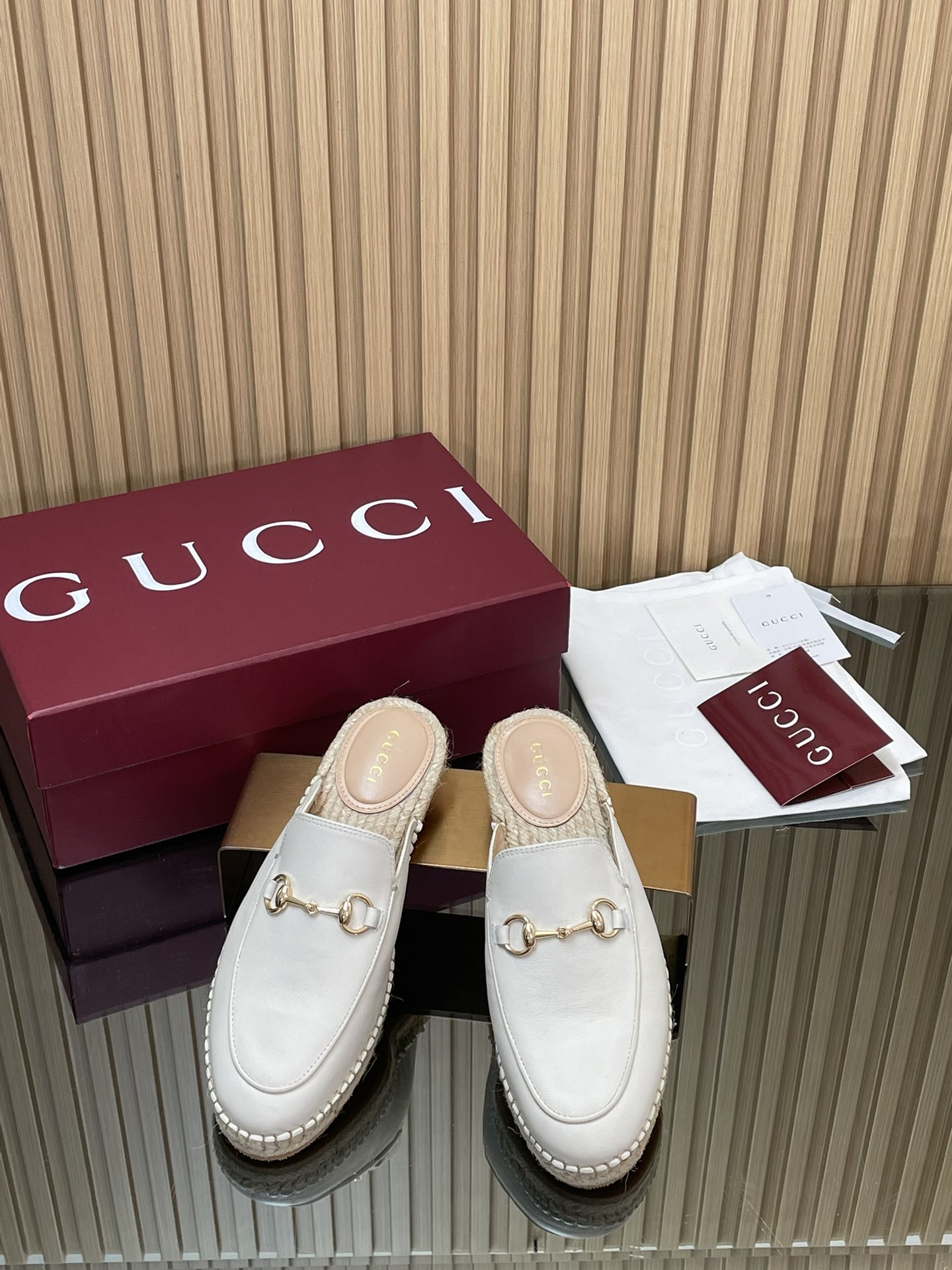 NO:627025,Single shoes and slippers G family 2026 early spring new style horsebit GG straw hemp rope bottom fisherman shoes, loafers and half slippers high version latest Gucci four seasons spring and autumn shoes  As an iconic symbol of the brand, logo elements continue to bring more new ideas to single products in novel and unique ways. Each logo contains the brand's unique historical heritage and value pursuit, interpreting the timeless aesthetic concept of fashion with everlasting charm. Each series uses a modern perspective to re-innovate and interpret the brand logo with continuous changes and experiments. The light gold horsebit accessories, high-grade mercerized frosted deerskin/matte leather, bring new vitality and exquisite highlights to the classic pattern.  The upper is made of original imported grain leather mercerized sheepskin deerskin. Paired with women's fisherman shoes. Sheepskin lining. Straw woven waterproof platform with rubber sole. Heel height 2cm. The shoes are made in Spain. Size 35~41. Packaging is brand new high-end ancola red packaging, loafers and half-slippers, gucci, gucci, loafers, slippers, espadrilles, espadrilles, sheepskin, sheep.19860909单鞋拖鞋G家2026早春新款马衔扣GG草编麻绳底渔夫鞋,乐福鞋半拖鞋高版本最新Gucci四季春秋单鞋 作为品牌的标志性象征,标识元素以新颖别致的方式不断为单品带来更多新意.每一个标识都蕴含品牌特有的历史传承和价值追求,以恒久不衰的魅力诠释时尚永不过时的美学理念.每个系列运用现代视角重新推陈出新,以持续不断的改变及实验诠释品牌标识.浅金马衔扣配饰高级丝光磨砂鹿皮/哑光皮令经典图案焕发新的活力与精致亮点 鞋面原版进口粒面皮丝光绒羊京鹿皮 搭配女士渔夫鞋 羊皮里 鞋底草编防水台搭配橡胶鞋底 跟高2厘米跟高 制造鞋履在西班牙完成制作 码数35～41码 包装全新安可拉红色高端包装,乐福鞋半拖,gucci,gucci,loafers,slippers,espadrilles,espadrilles,sheepskin,sheep,Women's Shoes