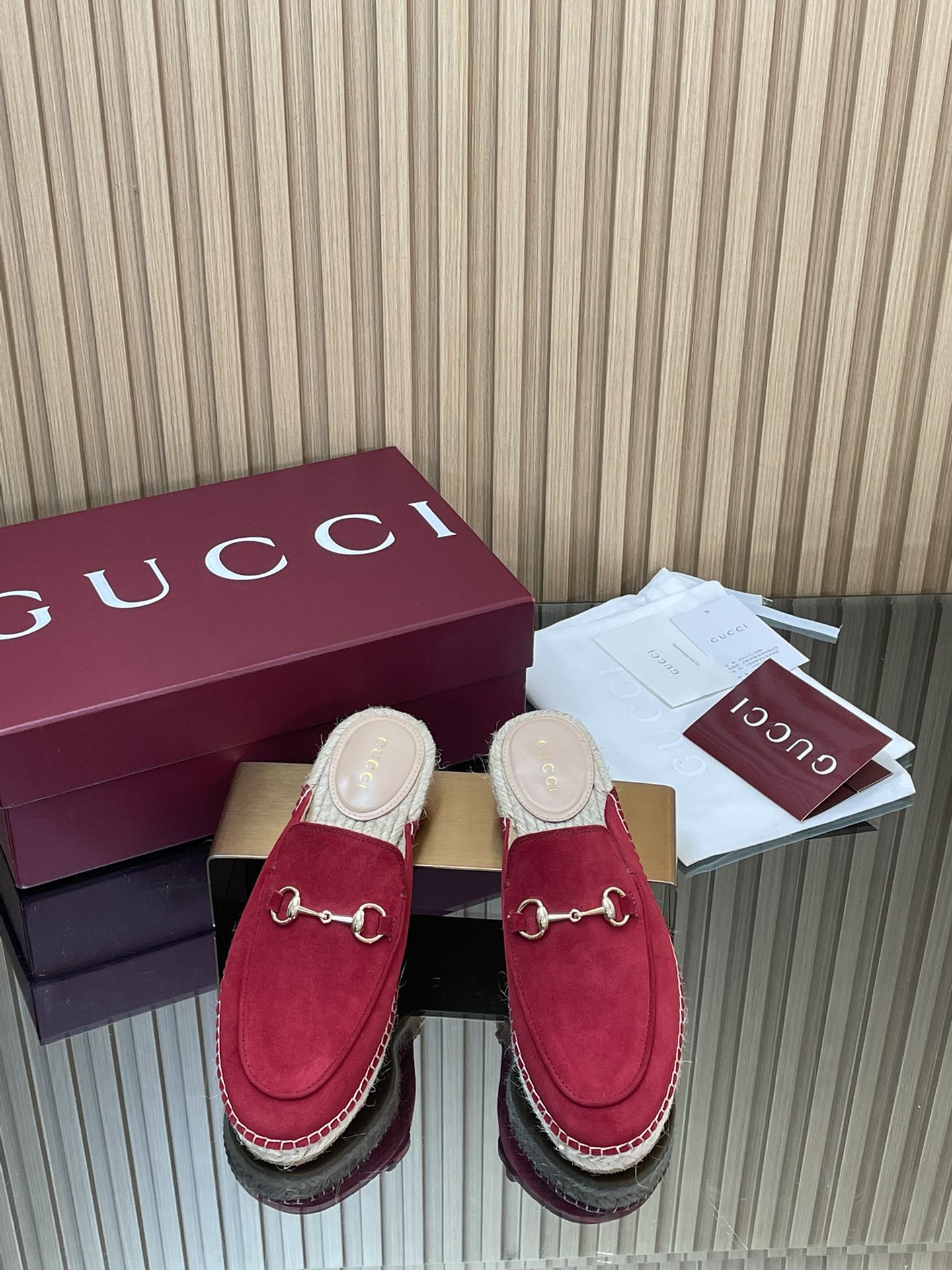 NO:627032,Single shoes and slippers G family 2026 early spring new style horsebit GG straw hemp rope bottom fisherman shoes, loafers and half slippers high version latest Gucci four seasons spring and autumn shoes  As an iconic symbol of the brand, logo elements continue to bring more new ideas to single products in novel and unique ways. Each logo contains the brand's unique historical heritage and value pursuit, interpreting the timeless aesthetic concept of fashion with everlasting charm. Each series uses a modern perspective to re-innovate and interpret the brand logo with continuous changes and experiments. The light gold horsebit accessories, high-grade mercerized frosted deerskin/matte leather, bring new vitality and exquisite highlights to the classic pattern.  The upper is made of original imported grain leather mercerized sheepskin deerskin. Matched with women's fisherman shoes. Sheepskin lining. Straw waterproof platform with rubber sole. Heel height 2 cm. The shoes are made in Spain. Size 35~41. Packaging is brand new high-end ancola red packaging, loafers and half-slippers, gucci, gucci, loafers, slippers, espadrilles, espadrilles, sheepskin, sheep.19860909单鞋拖鞋G家2026早春新款马衔扣GG草编麻绳底渔夫鞋,乐福鞋半拖鞋高版本最新Gucci四季春秋单鞋 作为品牌的标志性象征,标识元素以新颖别致的方式不断为单品带来更多新意.每一个标识都蕴含品牌特有的历史传承和价值追求,以恒久不衰的魅力诠释时尚永不过时的美学理念.每个系列运用现代视角重新推陈出新,以持续不断的改变及实验诠释品牌标识.浅金马衔扣配饰高级丝光磨砂鹿皮/哑光皮令经典图案焕发新的活力与精致亮点 鞋面原版进口粒面皮丝光绒羊京鹿皮 搭配女士渔夫鞋 羊皮内里 鞋底草编防水台搭配橡胶鞋底 跟高2厘米跟高 制造鞋履在西班牙完成制作 码数35～41码 包装全新安可拉红色高端包装,乐福鞋半拖,gucci,gucci,loafers,slippers,espadrilles,espadrilles,sheepskin,sheep,Women's Shoes