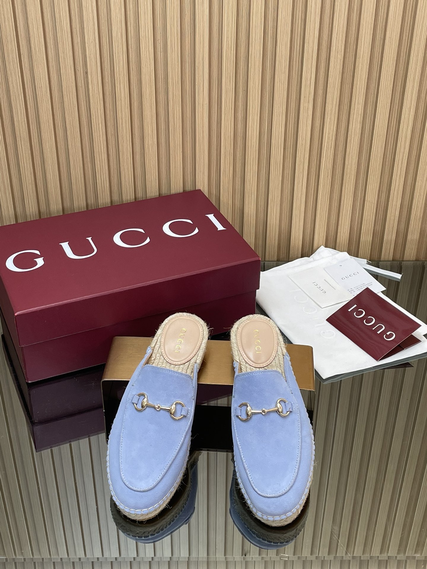 NO:627045,Single shoes and slippers G family 2026 early spring new style horsebit GG straw hemp rope bottom fisherman shoes, loafers and half slippers high version latest Gucci four seasons spring and autumn shoes  As an iconic symbol of the brand, logo elements continue to bring more new ideas to single products in novel and unique ways. Each logo contains the brand's unique historical heritage and value pursuit, interpreting the timeless aesthetic concept of fashion with everlasting charm. Each series uses a modern perspective to re-innovate and interpret the brand logo with continuous changes and experiments. The light gold horsebit accessories, high-grade mercerized frosted deerskin/matte leather, bring new vitality and exquisite highlights to the classic pattern.  The upper is made of original imported grain leather mercerized sheepskin deerskin. Matched with women's fisherman shoes. Sheepskin lining. Straw waterproof platform with rubber sole. Heel height 2 cm. The shoes are made in Spain. Size 35~41. Packaging is brand new high-end ancola red packaging, loafers and half-slippers, gucci, gucci, loafers, slippers, espadrilles, espadrilles, sheepskin, sheep.19860909单鞋拖鞋G家2026早春新款马衔扣GG草编麻绳底渔夫鞋,乐福鞋半拖鞋高版本最新Gucci四季春秋单鞋 作为品牌的标志性象征,标识元素以新颖别致的方式不断为单品带来更多新意.每一个标识都蕴含品牌特有的历史传承和价值追求,以恒久不衰的魅力诠释时尚永不过时的美学理念.每个系列运用现代视角重新推陈出新,以持续不断的改变及实验诠释品牌标识.浅金马衔扣配饰高级丝光磨砂鹿皮/哑光皮令经典图案焕发新的活力与精致亮点 鞋面原版进口粒面皮丝光绒羊京鹿皮 搭配女士渔夫鞋 羊皮内里 鞋底草编防水台搭配橡胶鞋底 跟高2厘米跟高 制造鞋履在西班牙完成制作 码数35～41码 包装全新安可拉红色高端包装,乐福鞋半拖,gucci,gucci,loafers,slippers,espadrilles,espadrilles,sheepskin,sheep,Women's Shoes