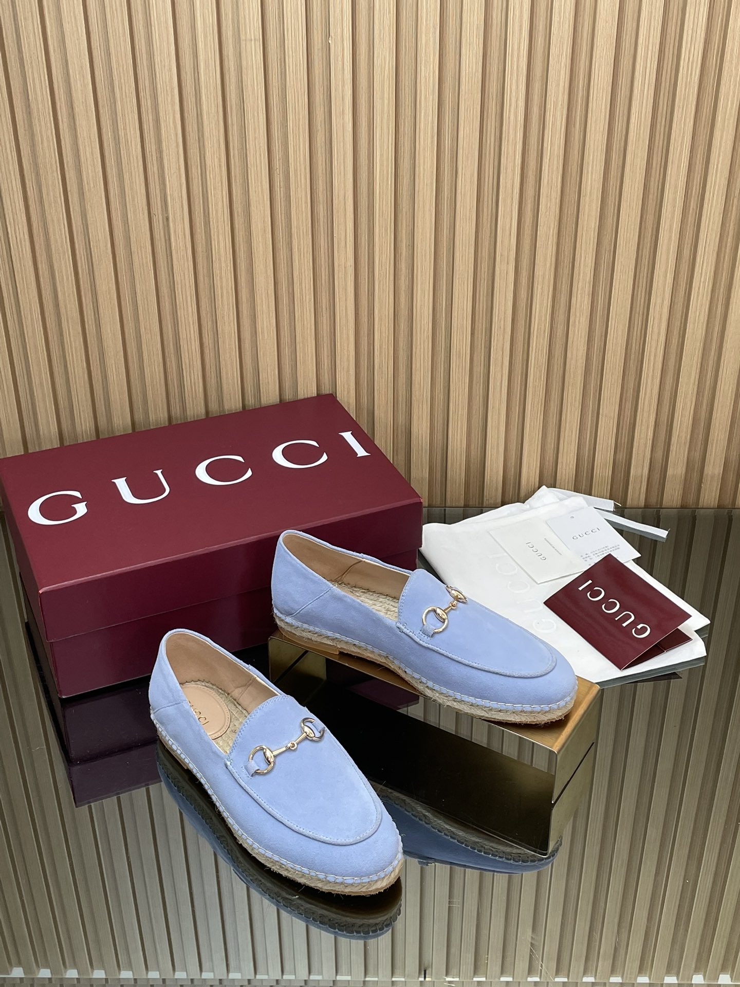 NO:705839,Single shoes and slippers G family 2026 early spring new style horsebit GG straw hemp rope bottom fisherman shoes, loafers and half slippers high version latest Gucci four seasons spring and autumn shoes  As an iconic symbol of the brand, logo elements continue to bring more new ideas to single products in novel and unique ways. Each logo contains the brand's unique historical heritage and value pursuit, interpreting the timeless aesthetic concept of fashion with everlasting charm. Each series uses a modern perspective to re-innovate and interpret the brand logo with continuous changes and experiments. The light gold horsebit accessories, high-grade mercerized frosted deerskin/matte leather, bring new vitality and exquisite highlights to the classic pattern.  The upper is made of original imported grain leather mercerized sheepskin deerskin. Matched with women's fisherman shoes. Sheepskin lining. Straw woven waterproof sole with rubber sole. Heel height 2 cm. The shoes are made in Spain. Sizes 35 to 42 (35, 41, 42 are not returnable or exchangeable if made to order)  Packaging: Brand new high-end packaging in Ancola red, loafers and half slippers, gucci, gucci, loafers, slippers, espadrilles, espadrilles, sheepskin, sheep19860909单鞋拖鞋G家2026早春新款马衔扣GG草编麻绳底渔夫鞋,乐福鞋半拖鞋高版本最新Gucci四季春秋单鞋 作为品牌的标志性象征,标识元素以新颖别致的方式不断为单品带来更多新意.每一个标识都蕴含品牌特有的历史传承和价值追求,以恒久不衰的魅力诠释时尚永不过时的美学理念.每个系列运用现代视角重新推陈出新,以持续不断的改变及实验诠释品牌标识.浅金马衔扣配饰高级丝光磨砂鹿皮/哑光皮令经典图案焕发新的活力与精致亮点 鞋面原版进口粒面皮丝光绒羊京鹿皮 搭配女士渔夫鞋 羊皮内里 鞋底草编防水台搭配橡胶鞋底 跟高2厘米跟高 制造鞋履在西班牙完成制作 码数35～42码（35 41 42订做不退换） 包装全新安可拉红色高端包装,乐福鞋半拖,gucci,gucci,loafers,slippers,espadrilles,espadrilles,sheepskin,sheep,Women's Shoes