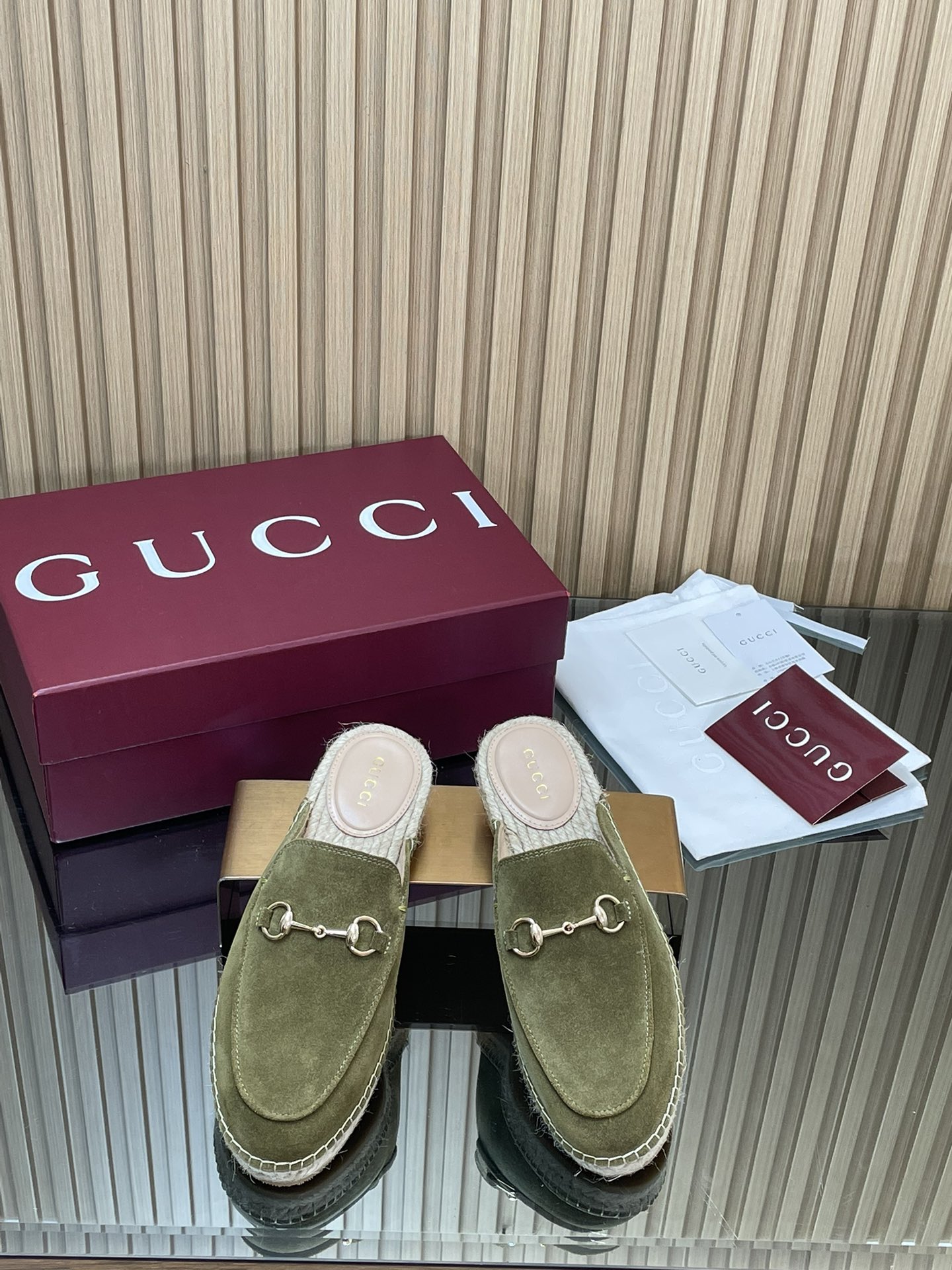 NO:627067,Single shoes and slippers G family 2026 early spring new style horsebit GG straw hemp rope bottom fisherman shoes, loafers and half slippers high version latest Gucci four seasons spring and autumn shoes  As an iconic symbol of the brand, logo elements continue to bring more new ideas to single products in novel and unique ways. Each logo contains the brand's unique historical heritage and value pursuit, interpreting the timeless aesthetic concept of fashion with everlasting charm. Each series uses a modern perspective to re-innovate and interpret the brand logo with continuous changes and experiments. The light gold horsebit accessories, high-grade mercerized frosted deerskin/matte leather, bring new vitality and exquisite highlights to the classic pattern.  The upper is made of original imported grain leather mercerized sheepskin deerskin. Matched with women's fisherman shoes. Sheepskin lining. Straw waterproof platform with rubber sole. Heel height 2 cm. The shoes are made in Spain. Size 35~41. Packaging is brand new high-end ancola red packaging, loafers and half-slippers, gucci, gucci, loafers, slippers, espadrilles, espadrilles, sheepskin, sheep.19860909单鞋拖鞋G家2026早春新款马衔扣GG草编麻绳底渔夫鞋,乐福鞋半拖鞋高版本最新Gucci四季春秋单鞋 作为品牌的标志性象征,标识元素以新颖别致的方式不断为单品带来更多新意.每一个标识都蕴含品牌特有的历史传承和价值追求,以恒久不衰的魅力诠释时尚永不过时的美学理念.每个系列运用现代视角重新推陈出新,以持续不断的改变及实验诠释品牌标识.浅金马衔扣配饰高级丝光磨砂鹿皮/哑光皮令经典图案焕发新的活力与精致亮点 鞋面原版进口粒面皮丝光绒羊京鹿皮 搭配女士渔夫鞋 羊皮内里 鞋底草编防水台搭配橡胶鞋底 跟高2厘米跟高 制造鞋履在西班牙完成制作 码数35～41码 包装全新安可拉红色高端包装,乐福鞋半拖,gucci,gucci,loafers,slippers,espadrilles,espadrilles,sheepskin,sheep,Women's Shoes