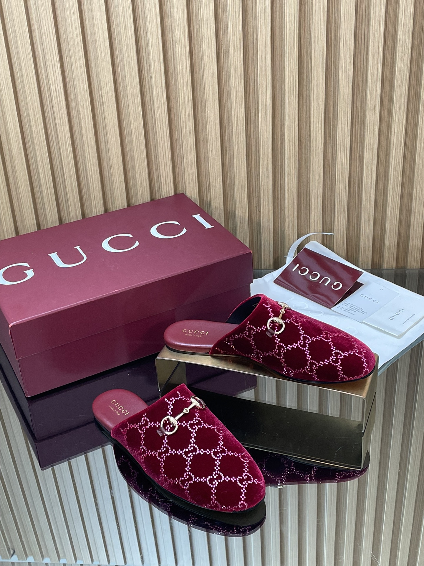 NO:631029,[Special Promotion] 2026 Early Spring GUCCI Women's GG Crystal Diamond Horsebit Mules New Flat Loafers Lazy Loafers Lazy Slippers Toe-Toe Slip-ons Horsebit Accessories Ingenuity Pays tribute to the brand's equestrian heritage. These women's Mules feature light gold tones to highlight exquisite details. They are made of soft velvet material and embellished with GG crystal patterns to add a dazzling style. Insole sheepskin + deerskin suede stitching design makes wearing more comfortable and breathable. Imported G fabric  G mercerized soft velvet lining imported matching sheepskin lining Outsole Italian genuine leather Size 35-42 standard code 404142 custom-made high heel flat packaging counter high-end packaging, half drag, gucci, loafers, slippers, sheepskin19860909【特推福利】2026早春GUCCI女士GG水晶钻马衔扣穆勒鞋新款平底乐福鞋懒人松驰感拖鞋包头套脚便鞋 马衔扣配件匠心致意品牌马术传承.这款女士穆勒鞋以浅金色调彰显精湛细节,甄选柔软天鹅绒材质,点缀GG水晶图案更添耀眼格调内底鞋垫羊皮+鹿皮绒面车线拼接设计令穿着更舒适透气 面料进口G G丝光柔软天鹅绒 内里进口对版羊皮里 大底意大利真皮底 尺码35-42标准码 404142定做 跟高平底 包装专柜高端包装,半拖,gucci,loafers,slippers,sheepskin,Women's Shoes