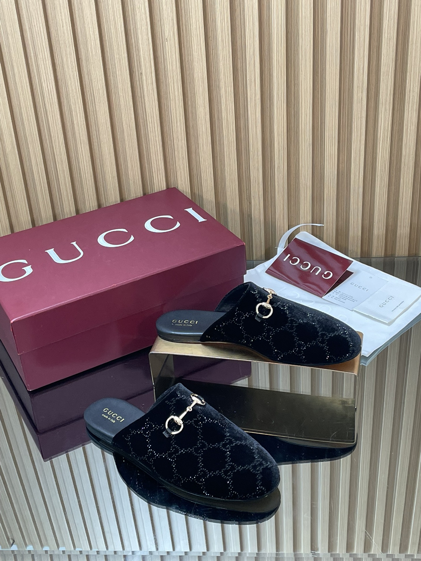 NO:630133,[Special Promotion] 2026 Early Spring GUCCI Women's GG Crystal Diamond Horsebit Mules New Flat Loafers Lazy Loafers Lazy Slippers Toe-Toe Slip-ons Horsebit Accessories Ingenuity Pays tribute to the brand's equestrian heritage. These women's Mules feature light gold tones to highlight exquisite details. They are made of soft velvet material and embellished with GG crystal patterns to add a dazzling style. Insole sheepskin + deerskin suede stitching design makes wearing more comfortable and breathable. Imported G fabric  G mercerized soft velvet lining imported matching sheepskin lining Outsole Italian genuine leather Size 35-42 standard code 404142 custom-made high heel flat packaging counter high-end packaging, half drag, gucci, loafers, slippers, sheepskin19860909【特推福利】2026早春GUCCI女士GG水晶钻马衔扣穆勒鞋新款平底乐福鞋懒人松驰感拖鞋包头套脚便鞋 马衔扣配件匠心致意品牌马术传承.这款女士穆勒鞋以浅金色调彰显精湛细节,甄选柔软天鹅绒材质,点缀GG水晶图案更添耀眼格调内底鞋垫羊皮+鹿皮绒面车线拼接设计令穿着更舒适透气 面料进口G G丝光柔软天鹅绒 内里进口对版羊皮里 大底意大利真皮底 尺码35-42标准码 404142定做 跟高平底 包装专柜高端包装,半拖,gucci,loafers,slippers,sheepskin,Women's Shoes