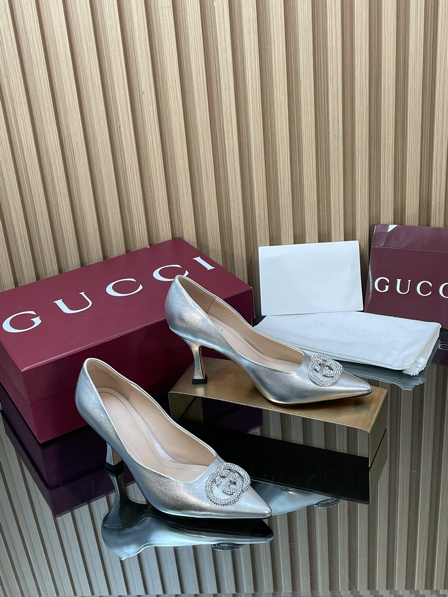 NO:631033,2026 early spring new G family's new GUcc crystal diamond inlaid interlocking double G buckle shallow mouth women's shoes wine glass horseshoe heel commuter single shoes luxury elegant noble high heels Top version, welcome to compare. Original 1:1 replica Note please look for our authenticity guarantee Upper imported patent leather Grain leather Metal leather Yangjing deerskin Lining/foot pad full grain high-grade lambskin Sole Italian top genuine leather sole Heel height 8.5cm  Matching codes 35-42 (42, 41, 40 are custom-made and non-refundable). Original full set of Ancora red packaging. Gucci's pumps are made of imported patent leather metallic leather. The shoe shape has elegant and neat lines, which is both versatile and sophisticated. The exquisite interlocking double G buckle is inlaid with crystal diamonds to add sparkle to the look. The stiletto pointed toe classic design interprets the sophisticated style of high-end and daily commuting. High-heeled shoes, gucci, gucci, high  heels,sheepskin,sheep198609092026早春G家新款GUcc水晶钻镶嵌互扣式双G扣浅口女鞋酒杯马蹄跟通勤单鞋奢华大气高贵高跟鞋  顶级版本、欢迎比对. 原版1:1复刻 注意请认准咱家正品保证 鞋面进口漆皮 粒面皮 金属皮 羊京鹿皮 内里/垫脚全粒纹高档小羊皮 鞋底意大利顶级真皮底 跟高8.5cm 配码35-42（42 41 40定做不退换） 包装原版全套安可拉红色包装 Gucci这款浅口鞋甄选进口漆皮金属皮羊京鹿皮打造,鞋型线条优雅利落,兼具百搭与精致格调.精致的互扣式双G大扣镶嵌水晶钻为造型增添闪耀光彩细跟尖头经典设计演译高级和日常通勤干练风格,高跟鞋单鞋,gucci,gucci,high heels,sheepskin,sheep,Women's Shoes