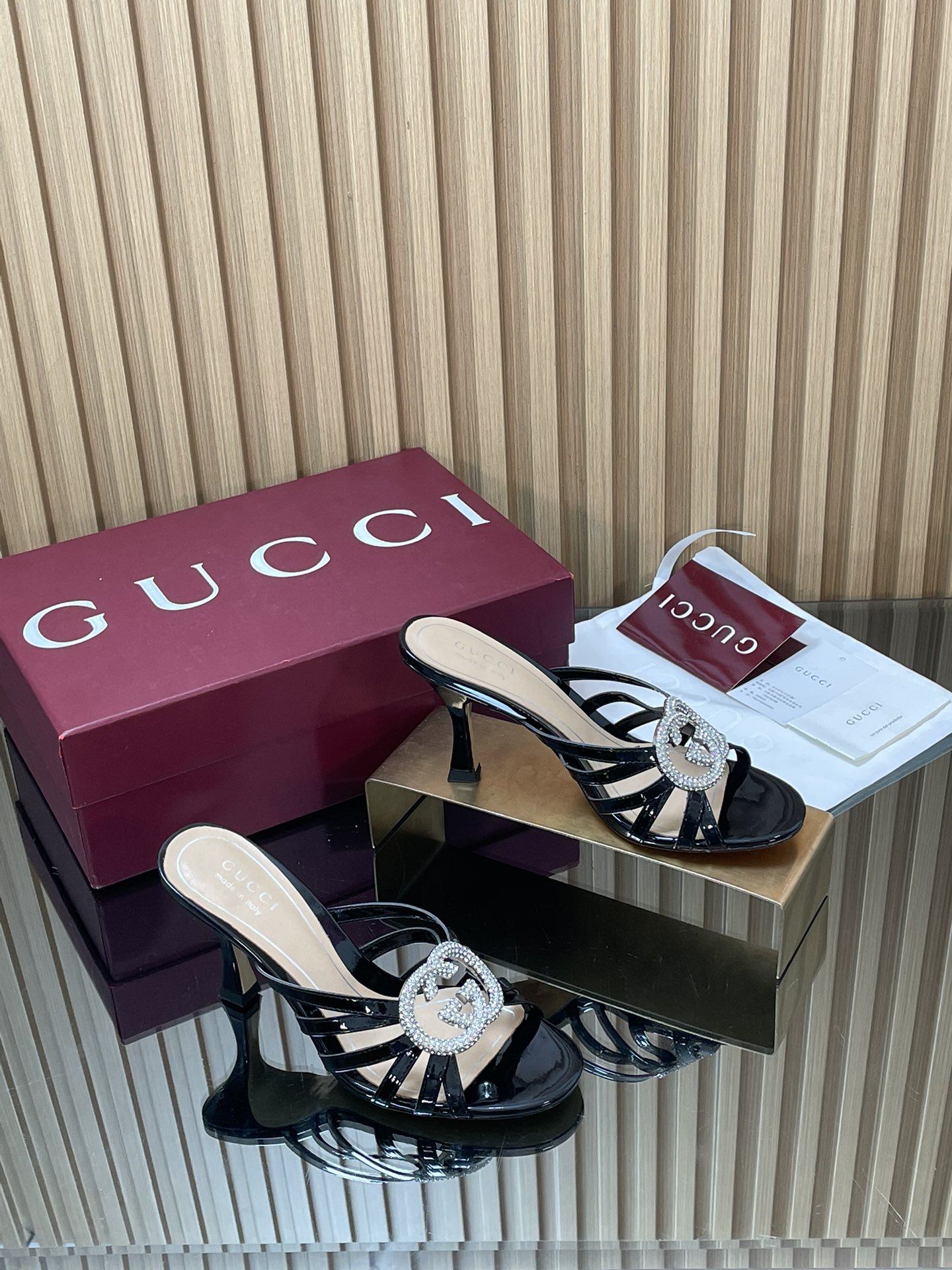 NO:630123,2026 early spring G family's new GUcc crystal diamond inlaid interlocking double G buckle slippers, wine glasses, horseshoe heels, commuter sandals, luxury and noble high heels. Top version, welcome to compare. Original 1:1 replica. Please look for our authenticity guarantee. Upper imported patent leather, metal leather, lining/foot pads, full-grain high-grade lambskin, sole Italian top genuine leather sole, heel height 8.5cm, matching size 35-42 (42 41)  40 (customized, non-refundable). Packaging. Original full set of Ancora red packaging. Gucci's sandals and slippers are made of imported patent leather and metallic leather. The shoes have elegant and neat lines, which are both versatile and sophisticated. The exquisite interlocking double G buckle inlaid with crystal diamonds adds sparkle to the shape. The classic design of stiletto heels and pointed toes interprets the sophisticated style of high-end and daily commuting. High-heeled shoes and slippers, gucci, gucci, high heels, slippers, sheepskin198609092026早春G家新款GUcc水晶钻镶嵌互扣式双G扣拖鞋酒杯马蹄跟通勤凉拖鞋奢华大气高贵高跟鞋  顶级版本、欢迎比对. 原版1:1复刻 注意请认准咱家正品保证 鞋面进口漆皮 金属皮 内里/垫脚全粒纹高档小羊皮 鞋底意大利顶级真皮底 跟高8.5cm 配码35-42（42 41 40定做不退换） 包装原版全套安可拉红色包装 Gucci这款凉拖鞋甄选进口漆皮 金属皮打造,鞋型线条优雅利落,兼具百搭与精致格调.精致的互扣式双G大扣镶嵌水晶钻为造型增添闪耀光彩细跟尖头经典设计演译高级和日常通勤干练风格,高跟鞋拖鞋,gucci,gucci,high heels,slippers,sheepskin,Women's Shoes