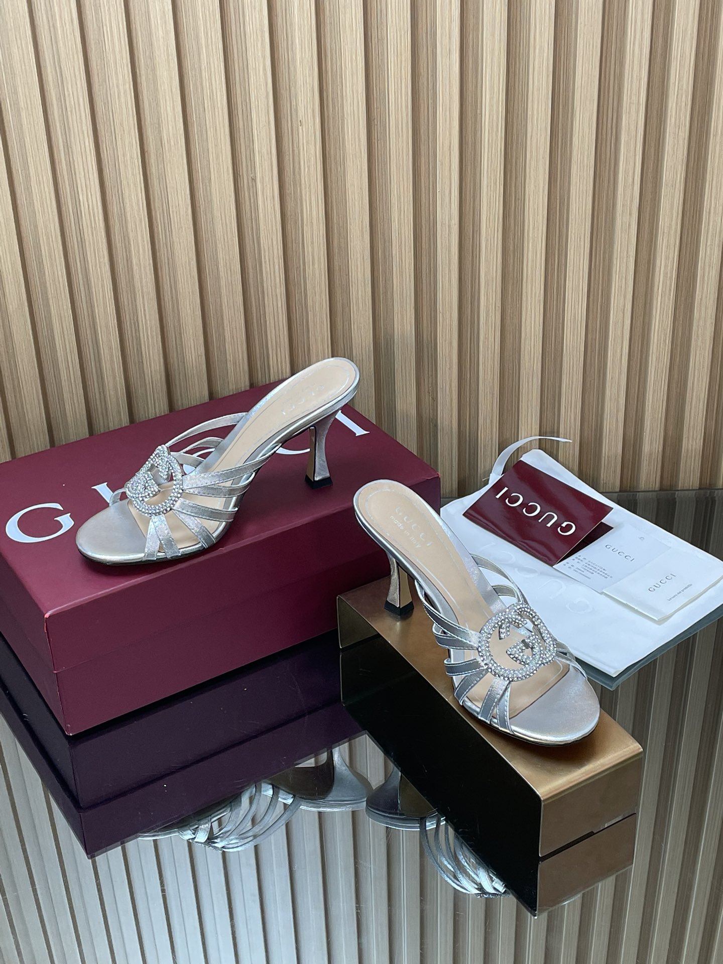 NO:630127,2026 early spring G family's new GUcc crystal diamond inlaid interlocking double G buckle slippers, wine glasses, horseshoe heels, commuter sandals, luxury and noble high heels. Top version, welcome to compare. Original 1:1 replica. Please look for our authenticity guarantee. Upper imported patent leather, metal leather, lining/foot pads, full-grain high-grade lambskin, sole Italian top genuine leather sole, heel height 8.5cm, matching size 35-42 (42 41)  40 (customized, non-refundable). Packaging. Original full set of Ancora red packaging. Gucci's sandals and slippers are made of imported patent leather and metallic leather. The shoes have elegant and neat lines, which are both versatile and sophisticated. The exquisite interlocking double G buckle inlaid with crystal diamonds adds sparkle to the shape. The classic design of stiletto heels and pointed toes interprets the sophisticated style of high-end and daily commuting. High-heeled shoes and slippers, gucci, gucci, high heels, slippers, sheepskin198609092026早春G家新款GUcc水晶钻镶嵌互扣式双G扣拖鞋酒杯马蹄跟通勤凉拖鞋奢华大气高贵高跟鞋  顶级版本、欢迎比对. 原版1:1复刻 注意请认准咱家正品保证 鞋面进口漆皮 金属皮 内里/垫脚全粒纹高档小羊皮 鞋底意大利顶级真皮底 跟高8.5cm 配码35-42（42 41 40定做不退换） 包装原版全套安可拉红色包装 Gucci这款凉拖鞋甄选进口漆皮 金属皮打造,鞋型线条优雅利落,兼具百搭与精致格调.精致的互扣式双G大扣镶嵌水晶钻为造型增添闪耀光彩细跟尖头经典设计演译高级和日常通勤干练风格,高跟鞋拖鞋,gucci,gucci,high heels,slippers,sheepskin,Women's Shoes