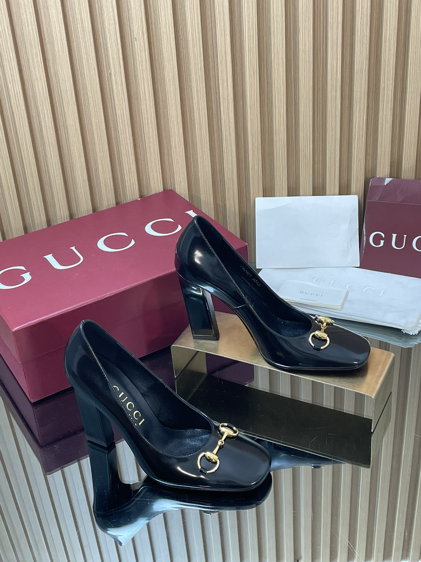 NO:630697,2026 Early Spring Series G New Style GUcc Horsebit Heel Shallow Mouth Women's Shoes High Heels Four Seasons Single Shoes Presbyopia G Cloth High-end Thick Heel Women's Shoes Cloth Open Edge Beads Top Version, Welcome to Compare. Original 1:1 Reproduction Please Check Our Genuine Guarantee Uppers Imported High-end Open Edge Beads Leather Presbyopia G Cloth Lining/Foot Pad Full Grain High-grade Lambskin Sole Italian Top Genuine Leather Bottom Heel Height 7.5cm 10cm  Matching sizes 35-42 (41/40/42 custom-made, non-returnable) Original full set of red packaging Gucci's new women's shoe series presents a variety of elegant gallery shapes. This light gold horse-bit pumps reinterpret the brand's classic style. The square toe and horseshoe thick heel add to the unique style. High-heeled shoes, gucci, gucci, high heels, sheepskin198609092026早春系列G家新款GUcc马衔扣马蹄跟浅口女鞋高跟四季单鞋老花G布高端粗跟女鞋布面开边珠 顶级版本、欢迎比对. 原版1:1复刻 注意请认准咱家正品保证 鞋面进口高端开边珠皮 老花G布 内里/垫脚全粒纹高档小羊皮 鞋底意大利顶级真皮底 跟高7.5cm 10cm 配码35-42（41/40/42定做不退换） 包装原版全套红色包装 Gucci全新女士鞋履系列呈现多款优雅廊形.这款饰浅金马衔浅口鞋焕新诠释品牌经典款式,方圆头鞋头与马蹄粗跟鞋跟更添别让风采,高跟鞋单鞋,gucci,gucci,high heels,sheepskin,Women's Shoes