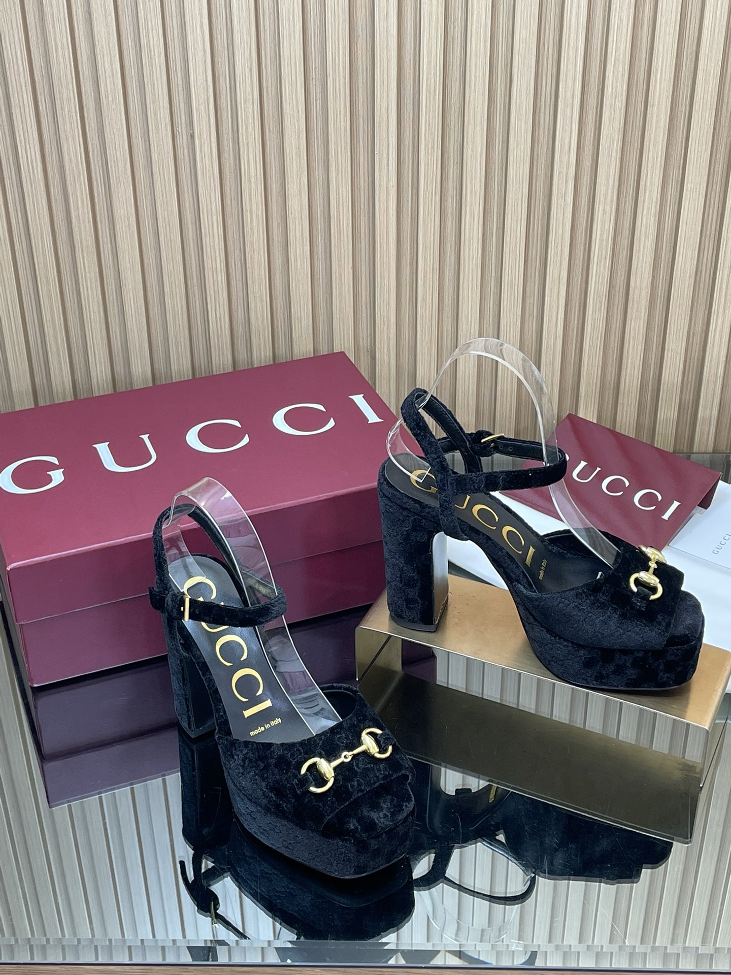 NO:647970,Gucci/Gucci 2026 spring and summer new platform saddle buckle, double G horsebit buckle, wrist strap sandals [hot recommendation] high-heeled gold thread G G velvet thick-soled waterproof platform open-toe sandals, a must-have for shoe cabinets, original last, high-end quality, these sandals have the recognizable double G  G velvet and long strip elements make these high-heeled water platform sandals more decorative. As a tribute to the brand's equestrian origins, the horsebit has gone through the baptism of time and integrated the rich historical heritage of the water platform with modern fashion style. Fabric imported silk velvet original 1:1 customized hardware lining sheepskin lining/foot pad outsole Italian genuine leather outsole Heel height 11.cm Back heel Front waterproof platform 3cm  Size 35-41 (order 4041) Packaging complete set of red original high-end packaging Italian creation, high heels and sandals, gucci, sandals, high heels, sheepskin, real silk, Leather soles19860909Gucci/古奇 2026春夏季新品防水台马鞍扣 双G马衔扣 腕带凉鞋【热推】高跟金丝G G天鹅绒厚底防水台露趾凉鞋,鞋柜必备款 原版套楦 高端品质 这款凉鞋颇具辨识度的双G G天鹅绒和长条元素令这鞋高跟水台凉鞋更具装饰感.作为对品牌马术本源的致敬之作,马衔扣历经时间洗礼后,将水台厚重历史底蕴与现代时尚型格融为一体 面料进口真丝天鹅绒原版1:1定制五金 内里 羊皮里/垫脚  大底意大利真皮大底 跟高后高跟11.cm 前防水台3cm 码数35-41（4041订） 包装全套红色原版高端包装 意大利创作,高跟鞋凉鞋,gucci,sandals,high heels,sheepskin,real silk,Leather soles,Women's Shoes