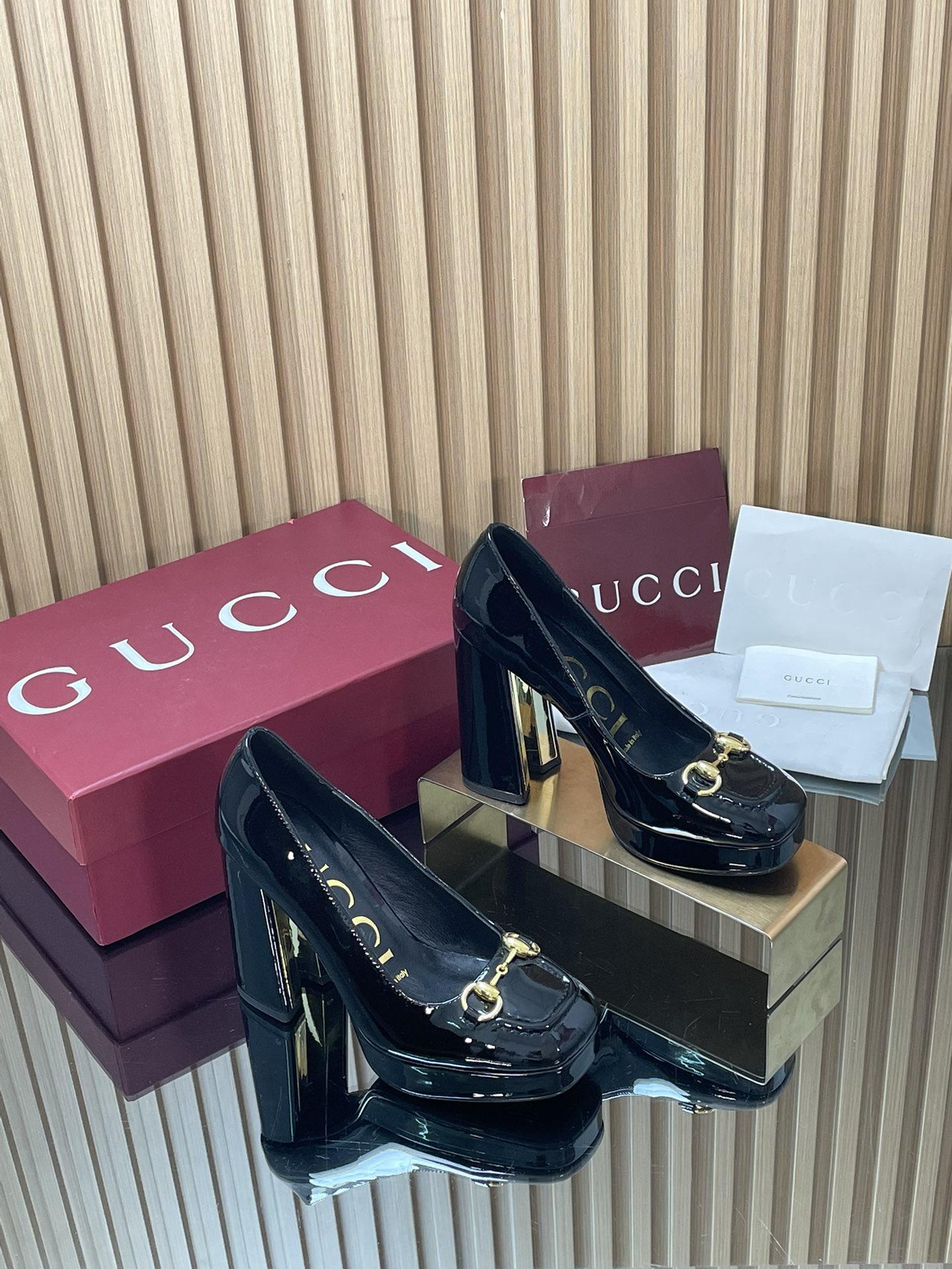 NO:646849,GuCC high-end boutique 2026S S early spring metal plate gold high-heeled platform sandals single shoes square toe horsebit new style high-heeled shoes shallow mouth women's shoes authentic original quality! Every detail is carefully crafted and can be compared with ZG, no second quality!  The fabric is original custom-made imported patent leather, the hardware is molded by a large Dongguan factory, horsebit buckle, the inner lining/foot pads are high-end custom-made sheepskin lining, the heel height is 11cm, the platform is 2cm, the outsole is Italian genuine leather, the size is 35-41 (40 41 is custom-made, non-returnable), and a full set of original high-end packaging!  GucCi's signature horsebit style accessories inject a modern style into a series of women's shoes. On this square-toe high-heeled platform sandal, the accessories are crafted with patent leather, making the entire design more full and fashionable. Women's style ●Italian creation, Ankola burgundy full set of high-end original packaging, high-heeled sandals, gucci, sandals, high heels, sheepskin19860909GuCC高端精品 2026S S早春金属片金色高跟防水台凉鞋单鞋方头马衔扣新款后空高跟鞋浅口女鞋原汁原味原单品质!每个细节皆经过精心细致打造,可与ZG对比如一,无二品质！ 面料原版定制进口漆皮 五金东莞大厂开模马衔扣 内里／垫脚高端定制羊皮里 跟高11cm 水台2cm 大底意大利真皮底 尺码35-41（40 41 定做,不退换） 全套原板高端包装！ GucCi 标志马衔扣造型配件为一系列女士鞋款注入摩登新韵.在这款方头高跟防水台凉鞋单鞋上,配饰以漆皮 匠心打造,令整个设计愈发丰满时尚 女款 ●意大利创作 安可拉酒红全套高档原包装,高跟鞋凉鞋,gucci,sandals,high heels,sheepskin,Women's Shoes