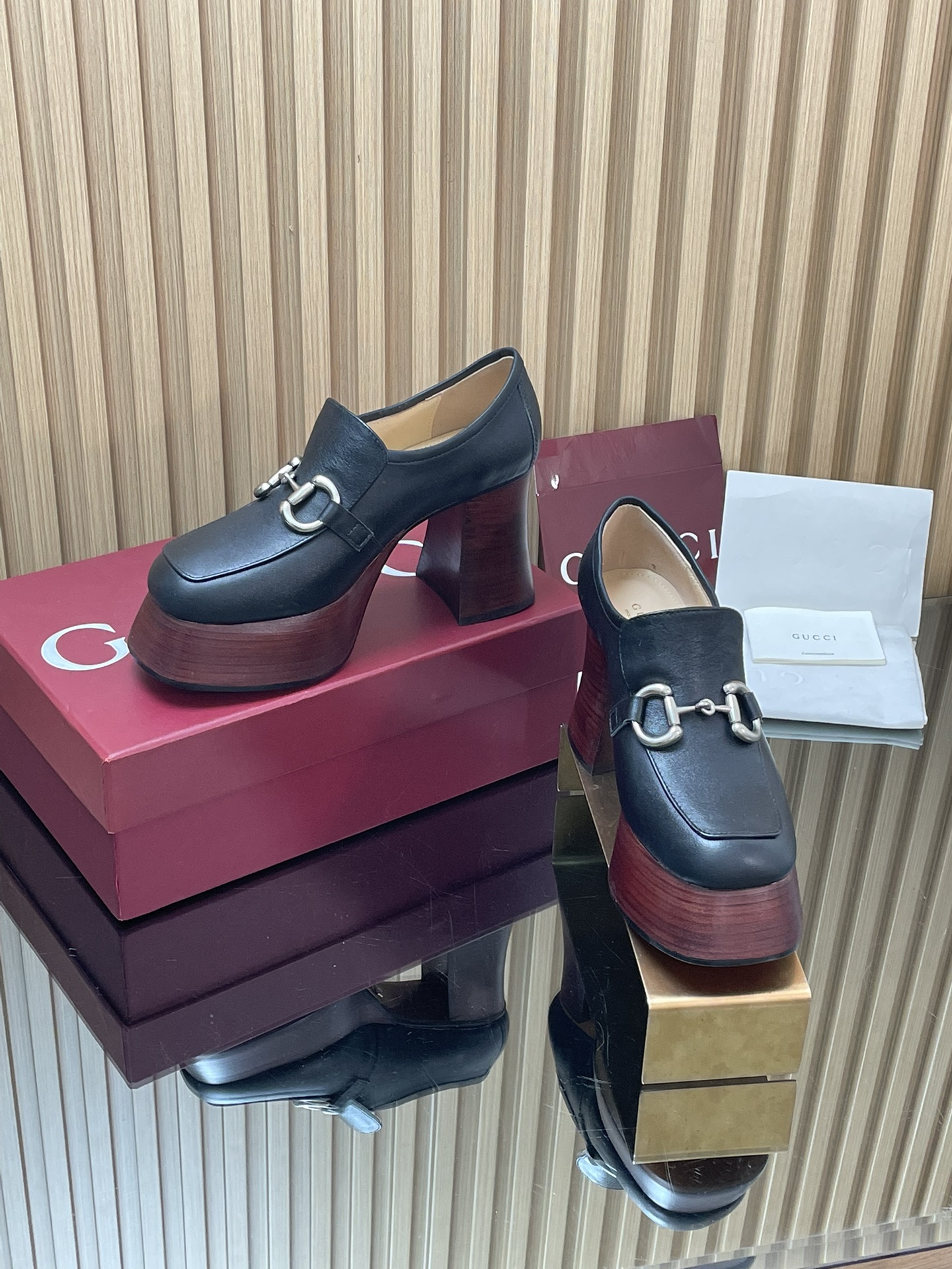 NO:646854,Gucci/Gucci 2026 spring and summer series new products embossed G G water platform thick-heeled loafers original leather waterproof platform saddle buckle horsebit thick-soled mule shoes Hentiangao Loaf single shoes high-heeled thick-soled waterproof platform catwalk new shoe cabinet essential model original cover last high-end quality  Gucci's new series ingeniously presents horsebit accessories, highlighting the brand's equestrian heritage. These women's mules are designed with thick soles and high heels to create a stable and comfortable wearing experience. Ancient silver tone accessories [heavy craftsmanship to make original imported Italian leather wrapped ABs heel + Pu water platform, fully hand polished] Material imported calfskin Original 1:1 custom hardware Lining Sheepskin foot pads Italian genuine leather outsole Heel height 9cm back heel Front waterproof platform 4.cm  Size 35-41 (order 4041) Full set of Ankola burgundy original high-end packaging Italian creation, high heels and sandals, gucci, loafers, sandals, high heels, cowhide, sheepskin, Leather soles19860909Gucci/古奇2026春夏系列新品压纹G G水台粗跟乐福鞋原层皮防水台马鞍扣 马衔扣 厚底穆勒鞋恨天高乐福单鞋高跟厚底防水台走秀新款鞋柜必备款 原版套楦 高端品质 Gucci全新系列匠心呈献马衔扣配件,彰显品牌马术传承.这款女士穆勒鞋采用厚底高跟设计,打造稳固而舒适的穿着体验,古银色调配件【重工艺匠心制作意大利进口原层皮包裹ABs后跟+ Pu水台,全手工打磨抛光处理】 面料进口小牛皮 原版1:1定制五金 内里 羊皮垫脚  大底意大利真皮大底 跟高后高跟9cm 前防水台4.cm 码数35-41（4041订） 包装全套安可拉酒红原版高端包装 意大利创作,高跟鞋凉鞋,gucci,loafers,sandals,high heels,cowhide,sheepskin,Leather soles,Women's Shoes