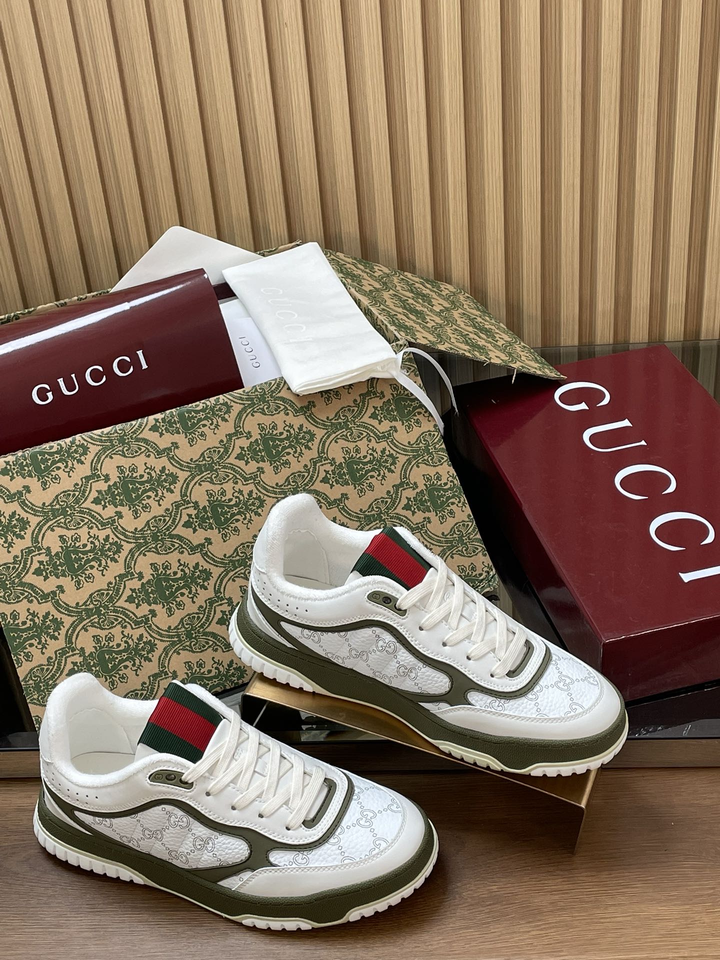 NO:647962,[Couple Style for Men and Women] Gucci Re-Web Series Sports Shoes for Men Top Purchasing Level Gucci 2026S Early Spring New Color Couple Style Re-Web Series Casual Sports Shoes This series reinterprets the brand's classic stripes, with bold and unique details to set off the modern corridor design. It is crafted from the iconic classic G G canvas, cleverly integrated into the patent leather piping, and treated with a specific process to bring soft texture and luster!  This brand new sneaker has been treated with embossing technology to present a fine grain texture. It is ingeniously decorated with many brand classic details and is equipped with a bright red and green webbing tongue, which makes people fall in love at first sight. The fabric is presbyopic G G cloth/calf leather trim. Sheepskin lining + silk cowhide foot pads. Outsole.  Original open mold interlocking double G rubber sole, packaging counter aviation aircraft case complete set of packaging boxes. Size 35-40 female 40-45 male female 40. 41 male 45 customized non-returnable, casual shoes/sports shoes, gucci, sneakers, cowhide, sheepskin19860909【男女情侣款】Gucci Re-Web系列运动鞋男顶级代购级别 古奇2026S早春新款 新色情侣款Re-Web系列休闲运动鞋 这个系列焕新演绎品牌经典条纹,以大胆不羁的别致细节衬映现代感十足的廊形设计.甄选标志性经典G G帆布匠心制作,巧妙融入漆皮滚边经特定工艺处理带来柔软质地和光泽！这款全新运动鞋,经压花工艺处理呈现精美粒面纹理.匠心缀饰多个品牌经典细节,配以亮眼的红绿织带鞋舌,让人一见倾心 面料老花G G布/小牛皮镶边 内里羊皮里+丝绸牛皮垫脚 大底．原版开模互扣式双G橡胶底 包装专柜航空飞机箱全套包装盒. 码数35-40女 40-45男 女款40. 41男45订做不退换,休闲鞋/运动鞋,gucci,sneakers,cowhide,sheepskin,Women's Shoes