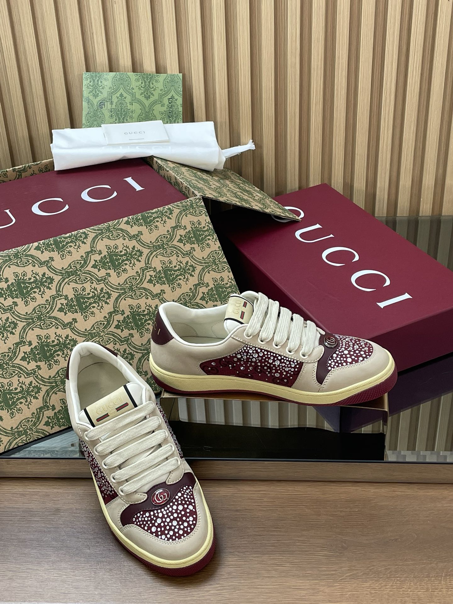 NO:652032,[Women's Style] 2026 Early Spring Small Dirty Shoes Presbyopia G Cloth G G Crystal Diamond Casual Shoes Screener Series Sports Shoes New Products Running Volume Real Price Gucc*i Purchasing Level Top Products Original Customization New 2026 Counters Synchronous Color Updates... GG Series Old Casual Small Dirty Shoes Catwalk Series New Screener series name is inspired by defensive actions in sports, and the design of sports shoes continues to draw inspiration from classic sports shoes in the 1970s. This classic model uses classic G  G canvas and beige leather material, red and green striped webbing on the side, cleverly embellished with retro Gucci logo. Matching packaging... Couple model *. [New arrival] Size: Women's size 35-45 Women's 4142 Customized non-returnable Gucc*i——Original customized early spring new style... GG series old casual dirty shoes catwalk style original Z:1 development!  The tongue of the shoe is the same as the version and has a straight design. The ones on the market are curved... The original molded metal Double G crystal cylindrical mark... The original color of the back logo letters is gold instead of the black and gray on the market (but over time, the gold on the back logo will turn into black and gray/the same is true for the original version)... Shoes  The mouth position of the original version is in the shape of an inverted triangle to distinguish it from the round shape of market products. The upper is polished cowhide and spliced with classic double G cloth fabric. We have made slight changes in the color polish of the shoe upper. The original color polish is darker and dirty, but in order to supply and demand the domestic market, we did not do a very deep color polish on the upper. The rest is basically the same as the original version!  Leather incision, full oil edge sealing process, glue-free design, original terry cloth is delicate, soft and more comfortable and breathable, latex injection molding for the feet, private molded two-color original TPU outsole, our outsole bees will not become larger as the size increases, consistent with the original version, the bees are fixed, the bees lines on the soles will have obvious reflective effects, distinguishing market products. Casual shoes/sports shoes, gucci, sneakers, cowhide19860909【女款】2026早春小脏鞋老花G布G G水晶钻休闲鞋Screener系列运动鞋新品跑量实价Gucc*i代购级别顶级产品原版定制 新款2026专柜同步颜色更新……GG系列做旧休闲小脏鞋走秀款系列上新 Screener系列名称的灵感来源于体育运动中的防守动作,运动鞋的设计从20世纪70年代的经典运动鞋不断汲取灵感.此经典款选用经典G G帆布和米色皮革材质,侧面饰红绿条纹织带,巧妙点缀复古的Gucci标识 配套包装……情侣款 *.【新品上新】Size :女码35-45 女4142定制不退换 Gucc*i———原版定制早春新款……GG系列做旧休闲小脏鞋走秀款原版Z:1开发！鞋舌与版本一致是直板设计,区分市场货都是弯曲……原版开模金属双G水晶圆柱形标……后帮logo字母颜色原版为金色而不是市面上的黑灰色（但时间久了后帮logo金色会变成黑灰色/原版也是如此）……鞋口位置原版呈倒三角形,区分市场货圆形,鞋面擦色牛皮拼接经典双G布面料,我们在鞋面擦色方面做了轻微改动,原版擦色颜色比较深比较脏,但为了供求国内市场,鞋面我们没有做很深的擦色,其他基本与原版一致！皮面切口全油边封口工艺无胶设计,原版毛巾布里细腻柔软更舒适透气,垫脚乳胶注塑一体,私模钢印双色原版TPU大底,我们的大底小蜜蜂不会随着码数增大而变大与原版一致,小蜜蜂是固定不变的,鞋底小蜜蜂线条会有明显的反光效果,区分市场货.,休闲鞋/运动鞋,gucci,sneakers,cowhide,Women's Shoes