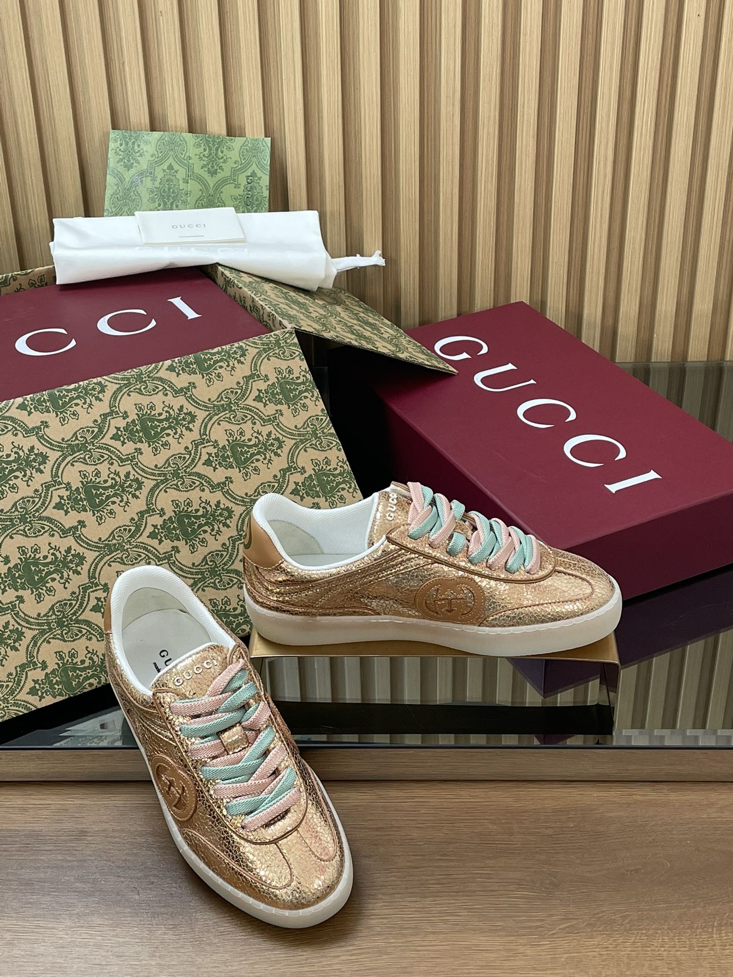 NO:652046,[Women's Style] 2026 Early Spring Gucci G75 Series Interlocking G G Metallic Leather New Color Matching Women's Virtue Training Shoes Women's Top Purchasing Level Gucci SS Spring and Autumn New Couple Style G G75 Series Casual Sports Shoes White Shoes The G75 series sports shoes pay tribute to the brand's patented interlocking double G logo in 1975. This sports shoe draws inspiration from tennis, and the textured metal leather is selected to highlight a unique style. The fabric is imported textured metal leather  Net lining inside + silk cowhide foot pads. Outsole.  Original open mold interlocking double G lightweight rubber sole, packed with the latest burgundy counter airline case complete set of packaging boxes. Sizes for women: 35-41, women’s size: 4041, custom-made, non-returnable, casual shoes/sports shoes, gucci, sneakers, cowhide19860909【女款】2026早春Gucci G75系列互扣式G G金属皮新配色女士德训鞋女款顶级代购级别 古奇SS春秋新款 情侣款G G75系列休闲运动鞋小白鞋 G75系列运动鞋,致敬品牌于1975年获得专利的互扣式双G标识,这款运动鞋从网球运动汲取灵感,甄选织纹金属皮彰显别致格调 面料进口织纹金属皮 内里网却里+丝绸牛皮垫脚 大底．原版开模互扣式双G轻质橡胶底 包装最新酒红专柜航空飞机箱全套包装盒. 码数女款35-41 女款4041 订做不退换,休闲鞋/运动鞋,gucci,sneakers,cowhide,Women's Shoes