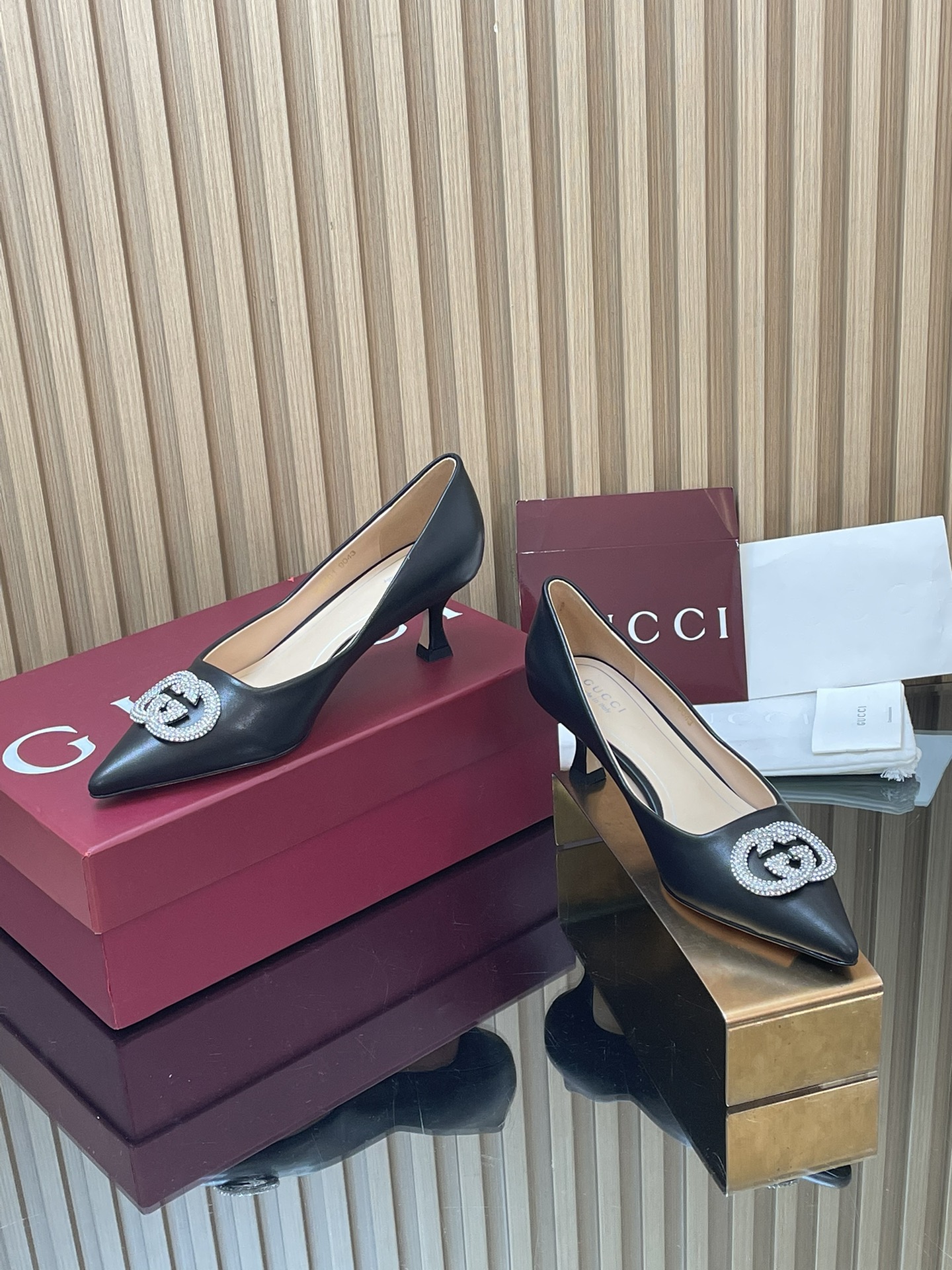 NO:652002,2026 early spring G family's new GUcc crystal diamond inlaid interlocking double G buckle shallow mouth women's shoes wine glass horseshoe heel commuter single shoes luxury and noble mid-heel, high-heeled shoes Top version, welcome to compare. Original 1:1 replica. Please pay attention to our authenticity guarantee. Upper imported patent leather, grain leather, metal leather, Yangjing deerskin, lining/foot pads, full-grain high-grade lambskin, sole Italian top genuine leather sole, heel height 5 cm and 8.5 cm  Matching codes 35-42 (42, 41, 40 are custom-made and non-refundable). Original full set of Ancora red packaging. Gucci's pumps are made of imported patent leather metallic leather. The shoe shape has elegant and neat lines, which is both versatile and sophisticated. The exquisite interlocking double G buckle is inlaid with crystal diamonds to add sparkle to the look. The stiletto pointed toe classic design interprets the sophisticated style of high-end and daily commuting. High-heeled shoes, gucci, gucci, high  heels,sheepskin,sheep198609092026早春G家新款GUcc水晶钻镶嵌互扣式双G扣浅口女鞋酒杯马蹄跟通勤单鞋奢华大气高贵中跟,高跟鞋  顶级版本、欢迎比对. 原版1:1复刻 注意请认准咱家正品保证 鞋面进口漆皮 粒面皮 金属皮 羊京鹿皮 内里/垫脚全粒纹高档小羊皮 鞋底意大利顶级真皮底 跟高5 cm和8.5cm 配码35-42（42 41 40定做不退换） 包装原版全套安可拉红色包装 Gucci这款浅口鞋甄选进口漆皮金属皮羊京鹿皮打造,鞋型线条优雅利落,兼具百搭与精致格调.精致的互扣式双G大扣镶嵌水晶钻为造型增添闪耀光彩细跟尖头经典设计演译高级和日常通勤干练风格,高跟鞋单鞋,gucci,gucci,high heels,sheepskin,sheep,Women's Shoes