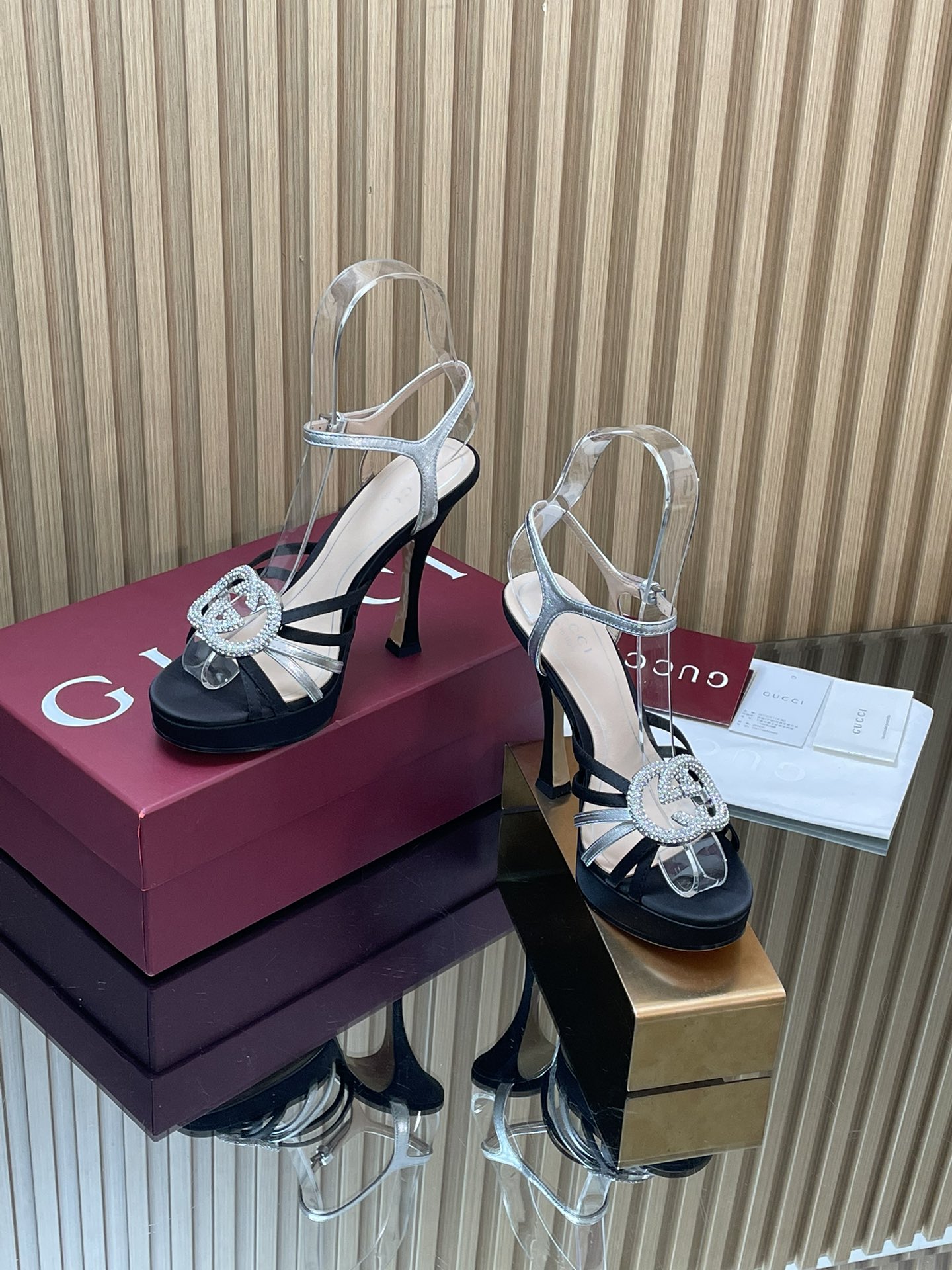 NO:651990,2026 spring and summer series G family's new GUcc crystal diamond inlaid interlocking double G buckle sandals high heels waterproof platform commuter sandals luxury and elegant diamond buckle noble high heels top version, welcome to compare. Original 1:1 replica. Please look for our authenticity guarantee. Upper imported patent leather, metallic leather, silk satin, lining/foot pads, full-grain high-grade lambskin, sole Italian top genuine leather sole, heel height 12.5cm, front platform 2cm  Matching codes 35-42 (42, 41, 40 are custom-made and non-refundable). Original full set of Ancora red packaging. Gucci's sandals are made of imported patent leather.  Made of metallic leather and silk satin, the shoe shape has elegant and neat lines, combining versatility and exquisite style. The exquisite interlocking double G buckle is inlaid with crystal diamonds to add sparkle to the look. The stiletto waterproof platform is a classic design interpretation of high-end and daily commuting style, high heels and sandals, gucci, gucci, sandals, high heels, slippers, sheepskin, real silk, silk fabric198609092026春夏系列G家新款GUcc水晶钻镶嵌互扣式双G扣凉鞋高跟防水台通勤凉鞋奢华大气钻扣高贵高跟鞋  顶级版本、欢迎比对. 原版1:1复刻 注意请认准咱家正品保证 鞋面进口漆皮 金属皮 真丝绸缎 内里/垫脚全粒纹高档小羊皮 鞋底意大利顶级真皮底 跟高12.5cm 前水台2 cm 配码35-42（42 41 40定做不退换） 包装原版全套安可拉红色包装 Gucci这款凉拖鞋甄选进口漆皮 金属皮,真丝绸缎打造,鞋型线条优雅利落,兼具百搭与精致格调.精致的互扣式双G大扣镶嵌水晶钻为造型增添闪耀光彩细跟防水台经典设计演译高级和日常通勤干练风格,高跟鞋凉鞋,gucci,gucci,sandals,high heels,slippers,sheepskin,real silk,silk fabric,Women's Shoes