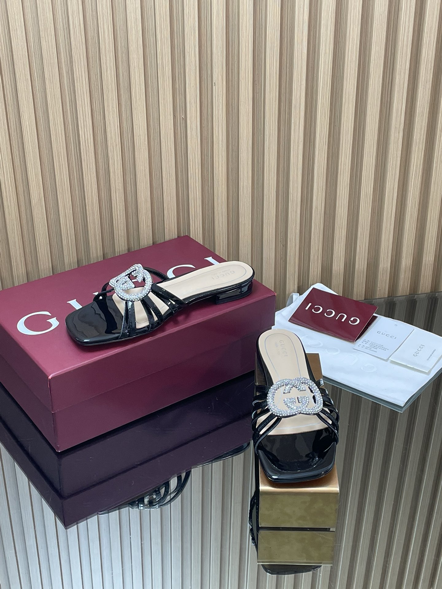 NO:652005,2026 early spring G family's new GUcc crystal diamond inlaid interlocking double G buckle slippers, flat commuter sandals, luxury and noble flat sandals, top version, welcome to compare. Original 1:1 replica, please pay attention to our authenticity guarantee. Upper imported patent leather, metal leather, lining/foot pads, full grain high-grade lambskin, sole Italian top genuine leather sole, heel height 1.0cm, matching size 35-42 (42 41)  40 (customized, non-refundable) Original full set of Ancora red packaging. Gucci's slippers are made of imported patent leather and metallic leather. The shoe shape is elegant and neat, with both versatility and exquisite style. The exquisite interlocking double G buckle is inlaid with crystal diamonds to add sparkle to the look. The stiletto heel and pointed toe classic design interprets the sophisticated style of high-end and daily commuting. Slippers, gucci, gucci, sandals, slippers, sheepskin198609092026早春G家新款GUcc水晶钻镶嵌互扣式双G扣拖鞋平底通勤凉拖鞋奢华大气高贵平跟凉鞋  顶级版本、欢迎比对. 原版1:1复刻 注意请认准咱家正品保证 鞋面进口漆皮 金属皮 内里/垫脚全粒纹高档小羊皮 鞋底意大利顶级真皮底 跟高1.0cm 配码35-42（42 41 40定做不退换） 包装原版全套安可拉红色包装 Gucci这款凉拖鞋甄选进口漆皮 金属皮打造,鞋型线条优雅利落,兼具百搭与精致格调.精致的互扣式双G大扣镶嵌水晶钻为造型增添闪耀光彩细跟尖头经典设计演译高级和日常通勤干练风格,拖鞋,gucci,gucci,sandals,slippers,sheepskin,Women's Shoes