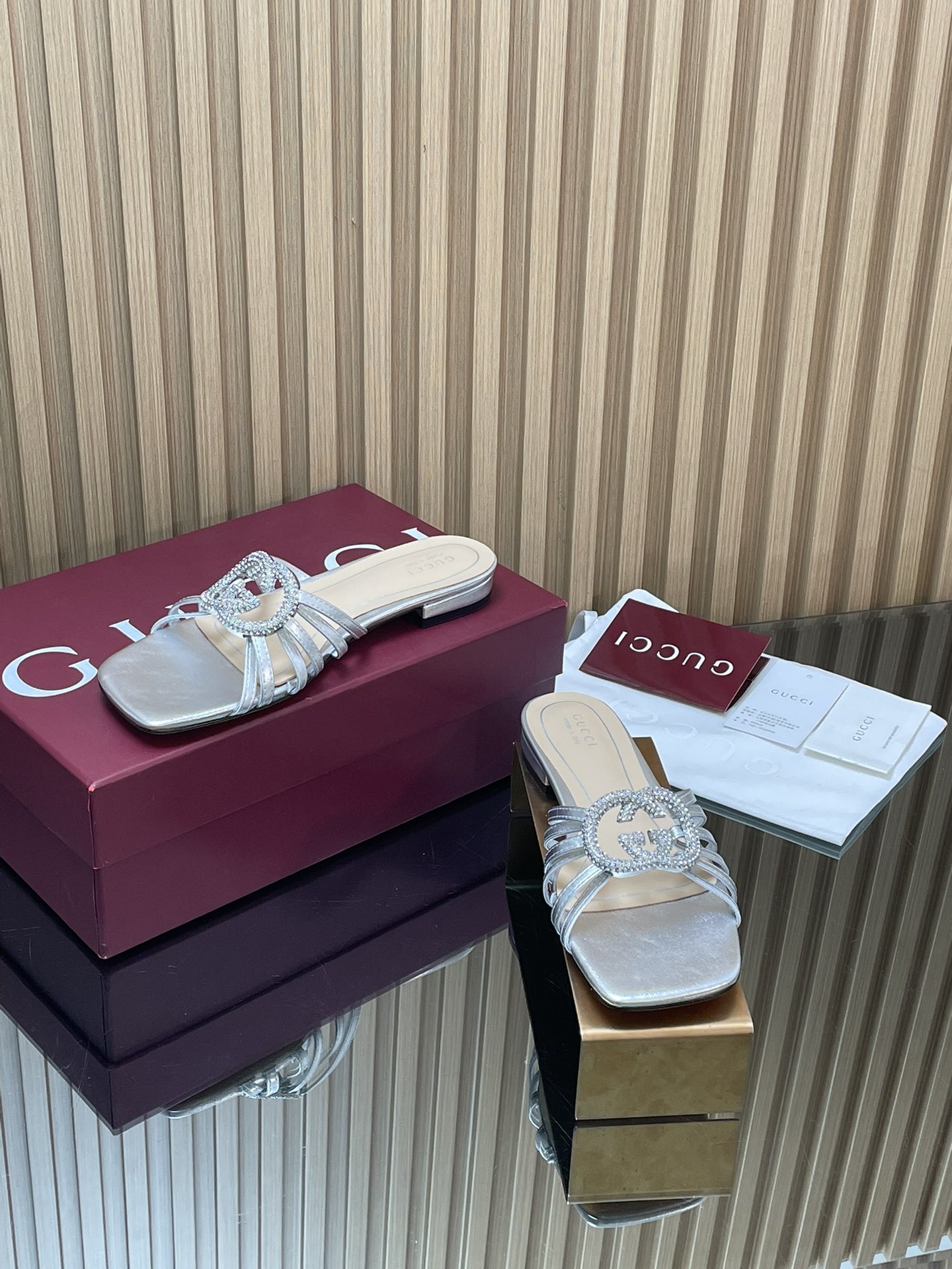 NO:652017,2026 early spring G family's new GUcc crystal diamond inlaid interlocking double G buckle slippers, flat commuter sandals, luxury and noble flat sandals, top version, welcome to compare. Original 1:1 replica, please pay attention to our authenticity guarantee. Upper imported patent leather, metal leather, lining/foot pads, full grain high-grade lambskin, sole Italian top genuine leather sole, heel height 1.0cm, matching size 35-42 (42 41)  40 (customized, non-refundable) Original full set of Ancora red packaging. Gucci's slippers are made of imported patent leather and metallic leather. The shoe shape is elegant and neat, with both versatility and exquisite style. The exquisite interlocking double G buckle is inlaid with crystal diamonds to add sparkle to the look. The stiletto heel and pointed toe classic design interprets the sophisticated style of high-end and daily commuting. Slippers, gucci, gucci, sandals, slippers, sheepskin198609092026早春G家新款GUcc水晶钻镶嵌互扣式双G扣拖鞋平底通勤凉拖鞋奢华大气高贵平跟凉鞋  顶级版本、欢迎比对. 原版1:1复刻 注意请认准咱家正品保证 鞋面进口漆皮 金属皮 内里/垫脚全粒纹高档小羊皮 鞋底意大利顶级真皮底 跟高1.0cm 配码35-42（42 41 40定做不退换） 包装原版全套安可拉红色包装 Gucci这款凉拖鞋甄选进口漆皮 金属皮打造,鞋型线条优雅利落,兼具百搭与精致格调.精致的互扣式双G大扣镶嵌水晶钻为造型增添闪耀光彩细跟尖头经典设计演译高级和日常通勤干练风格,拖鞋,gucci,gucci,sandals,slippers,sheepskin,Women's Shoes
