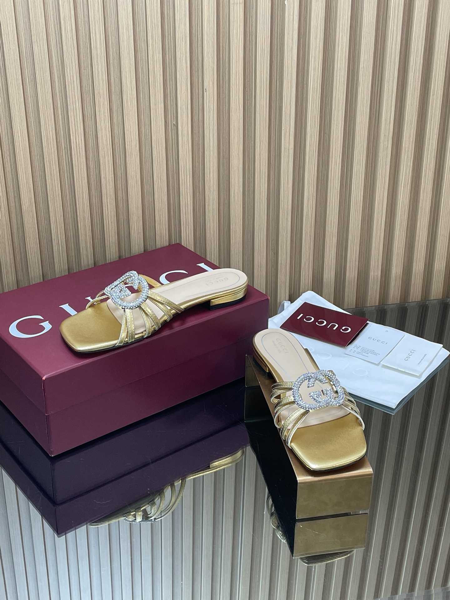 NO:651969,2026 early spring G family's new GUcc crystal diamond inlaid interlocking double G buckle slippers, flat commuter sandals, luxury and noble flat sandals, top version, welcome to compare. Original 1:1 replica, please pay attention to our authenticity guarantee. Upper imported patent leather, metal leather, lining/foot pads, full grain high-grade lambskin, sole Italian top genuine leather sole, heel height 1.0cm, matching size 35-42 (42 41)  40 (customized, non-refundable) Original full set of Ancora red packaging. Gucci's slippers are made of imported patent leather and metallic leather. The shoe shape is elegant and neat, with both versatility and exquisite style. The exquisite interlocking double G buckle is inlaid with crystal diamonds to add sparkle to the look. The stiletto heel and pointed toe classic design interprets the sophisticated style of high-end and daily commuting. Slippers, gucci, gucci, sandals, slippers, sheepskin198609092026早春G家新款GUcc水晶钻镶嵌互扣式双G扣拖鞋平底通勤凉拖鞋奢华大气高贵平跟凉鞋  顶级版本、欢迎比对. 原版1:1复刻 注意请认准咱家正品保证 鞋面进口漆皮 金属皮 内里/垫脚全粒纹高档小羊皮 鞋底意大利顶级真皮底 跟高1.0cm 配码35-42（42 41 40定做不退换） 包装原版全套安可拉红色包装 Gucci这款凉拖鞋甄选进口漆皮 金属皮打造,鞋型线条优雅利落,兼具百搭与精致格调.精致的互扣式双G大扣镶嵌水晶钻为造型增添闪耀光彩细跟尖头经典设计演译高级和日常通勤干练风格,拖鞋,gucci,gucci,sandals,slippers,sheepskin,Women's Shoes
