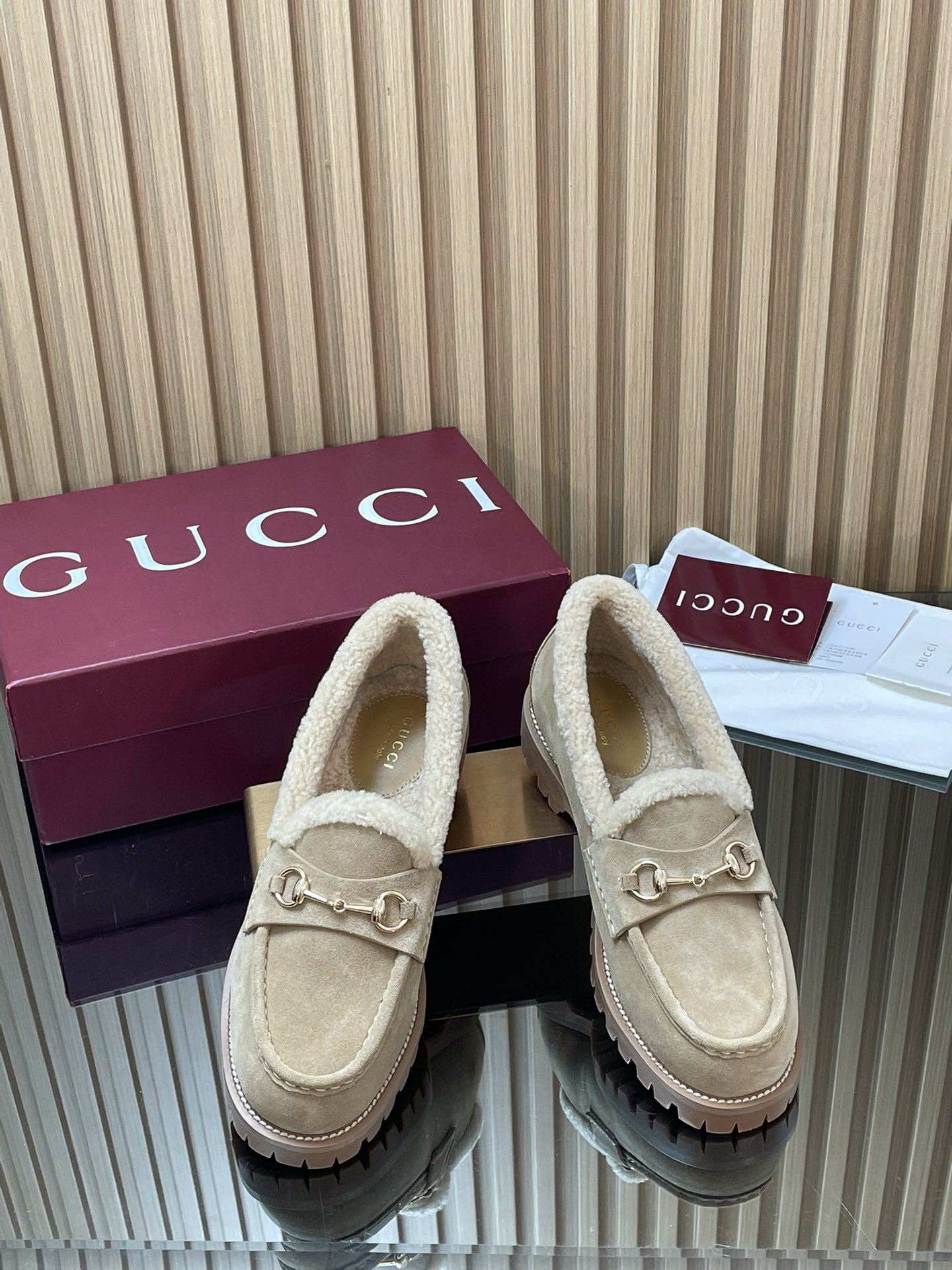 NO:651999,[Universal apricot wool lining for women] 2026 early spring refreshed latest GUCCI horsebit thick-soled low-cut furry shoes merino wool loafers end-of-year sprint price, no bargaining!  Thick-soled shoes are very popular these days, and are sold out in counters all over the place!  Just because I look so thin!  The Y version is the same!  The fabric is imported suede, mercerized cow suede and delicate, with a retro feel, and is matched with G's iconic light gold horsebit. The lining is made of imported high-grade merino wool. The foot pads are original custom-made imported silk cowhide foot pads. The outsole is a rubber high-toughness sole developed from a 1:1 mold. The genuine leather welt on the shoe edge will never be heavy or rigid, nor will it collapse. All materials and processes are consistent with the Y version. Size 35-42 standard code 404142 custom-made  The heel height is 1.5CM. The red high-end packaging at the packaging counter. Exquisite details inject elegance into these loafers. The smooth suede material is used with merino wool lining to show a more noble style. The light gold tone horsebit injects the brand logo into this classic yet modern design. Loafers, fur shoes, gucci, gucci, loafers, cowhide19860909【女款通配杏色毛里】2026早春焕新最新GUCCI马衔扣厚底低帮毛毛鞋美利奴羊毛乐福鞋年底冲刺价不议价！ 各地专柜纷纷卖断货的一款 厚底单鞋最近都很火爆！就是因为好显瘦！Y版一致！ 面料进口绒面丝光牛反绒细腻 复古感十足,搭配G家标志性的浅金马衔扣 内里 进口高级美利奴羊毛里 垫脚原版定制进口丝绸牛皮垫脚 大底1:1模具开发的橡胶高韧性鞋底 ,鞋边真皮沿条 绝对不死沉死硬,也绝不坍塌 所有的材质和工艺,与Y版一致 尺码35-42标准码 404142定做 跟高1.5CM 包装专柜红色高端包装 精巧细节为这款乐福鞋注入优雅气息.选用光滑绒面材质搭配美利奴羊毛衬显,更显矜贵格调,浅金色调马衔扣为这款经典而不失现代风格的设计,注入品牌标识内涵,乐福鞋毛毛鞋,gucci,gucci,loafers,cowhide,Women's Shoes