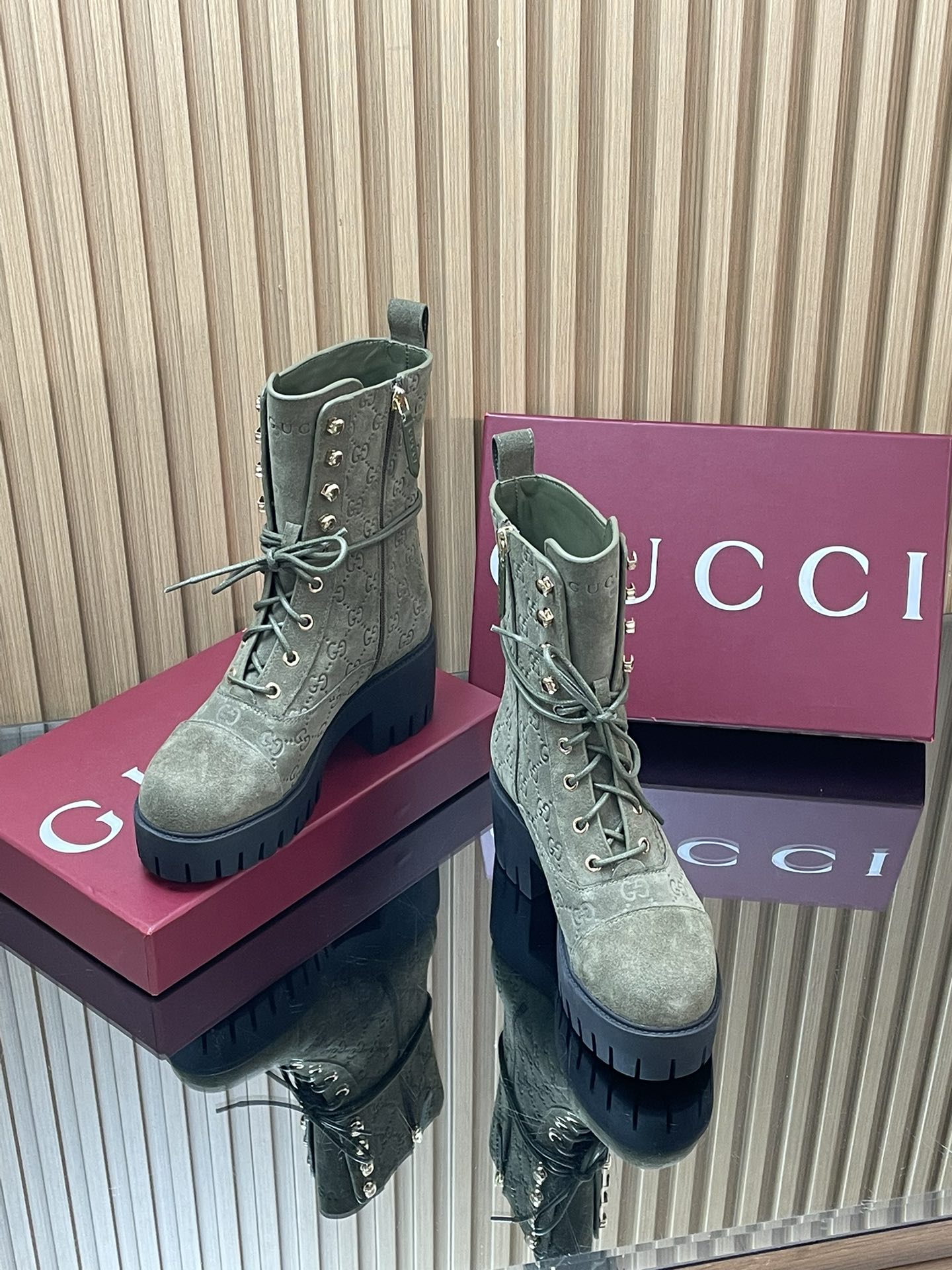 NO:651987,Autumn and winter GuCc*Gucci ss new double G embossed lace-up mountaineering Martin boots women's G G deerskin knight ankle boots new color top quality!  Fabric imported ancient soft cow suede G G embossed deerskin Lining/foot pads Original customized cowhide lining Original open mold groove mold outsole Heel height 6 cm, front sole 3.5 cm Size 35-42 (404142 customization is not returnable)  This ankle boot adopts a thick-soled structure, combined with a distinctive grooved sole, which not only provides stable support, but also gives the entire shoe a modern and refined style. The lace-up style is reminiscent of hiking and mountaineering styles. It is carefully crafted with the iconic double G embossed leather to highlight the brand's timeless and elegant aesthetic style. Boots, gucci, boots, cowhide19860909秋冬GuCc*古奇ss新款双G压纹系带登山马丁靴 女士G G鹿皮骑士踝靴新配色顶级品质！ 面料进口古软牛反绒G G压纹鹿皮 内里/垫脚原版定制牛皮里 大底原版开模沟纹模具大底 后跟高6 cm,前鞋底3.5 cm 尺码35-42（404142定制不退换） 这款踝靴采用厚底结构,结合个性十足的沟纹鞋底,提供稳固支撑的同时,更赋予整个鞋型现代精致格调系带风格不禁令人想起徙步登山造型,搭配标志性双G压纹皮精心制作,彰显品牌隽永优雅的美学风格,靴子,gucci,boots,cowhide,Women's Shoes