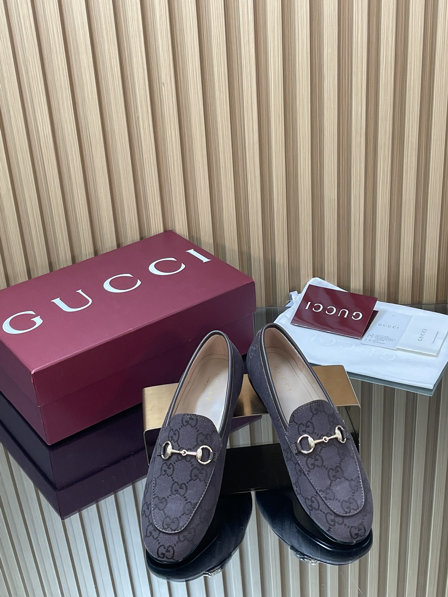 NO:651957,Shoes Slippers 2026 early spring series new color Gucci Presbyopia G G embroidered new color Princetown series Loaf single shoes and slippers top quality The highest version of Mule shoes Continuing the classic, spanning four seasons G G presbyopic fabric, ingeniously interpreting a full range of new women's shoes. The latest high-end G G presbyopic fabric color adds charming texture to the brand's flagship items. Princetown series women's shoes, canvas fabrics are ingeniously interpreted with charm. The original fabric is customized and imported G  G presbyopia fabric. Lining/foot pads: sheepskin lining. Original Italian genuine leather outsole. Size 35-41. (404142 is custom-made and cannot be returned or exchanged.) Packaging counter complete set of red packaging, half-slippers, gucci, loafers, slippers, sheepskin19860909单鞋 拖鞋 2026早春系列新款新色Gucci 老花G G刺绣新色Princetown系列乐福单鞋拖鞋顶级品质 最高版慕勒鞋  延续经典,跨越四季G G老花面料,匠心演绎全系列全新女士鞋履.最新高级的G G老花面料配色为品牌主打单品添注迷人质感.Princetown系列女鞋,帆布面料以魅力之姿匠心诠释  面料原版定制进口G G老花织布面料 内里／垫脚:羊皮里. 大底原版意大利真皮底 尺码35-41.（404142定做不退换） 包装专柜全套红色包装,半拖单鞋,gucci,loafers,slippers,sheepskin,Women's Shoes