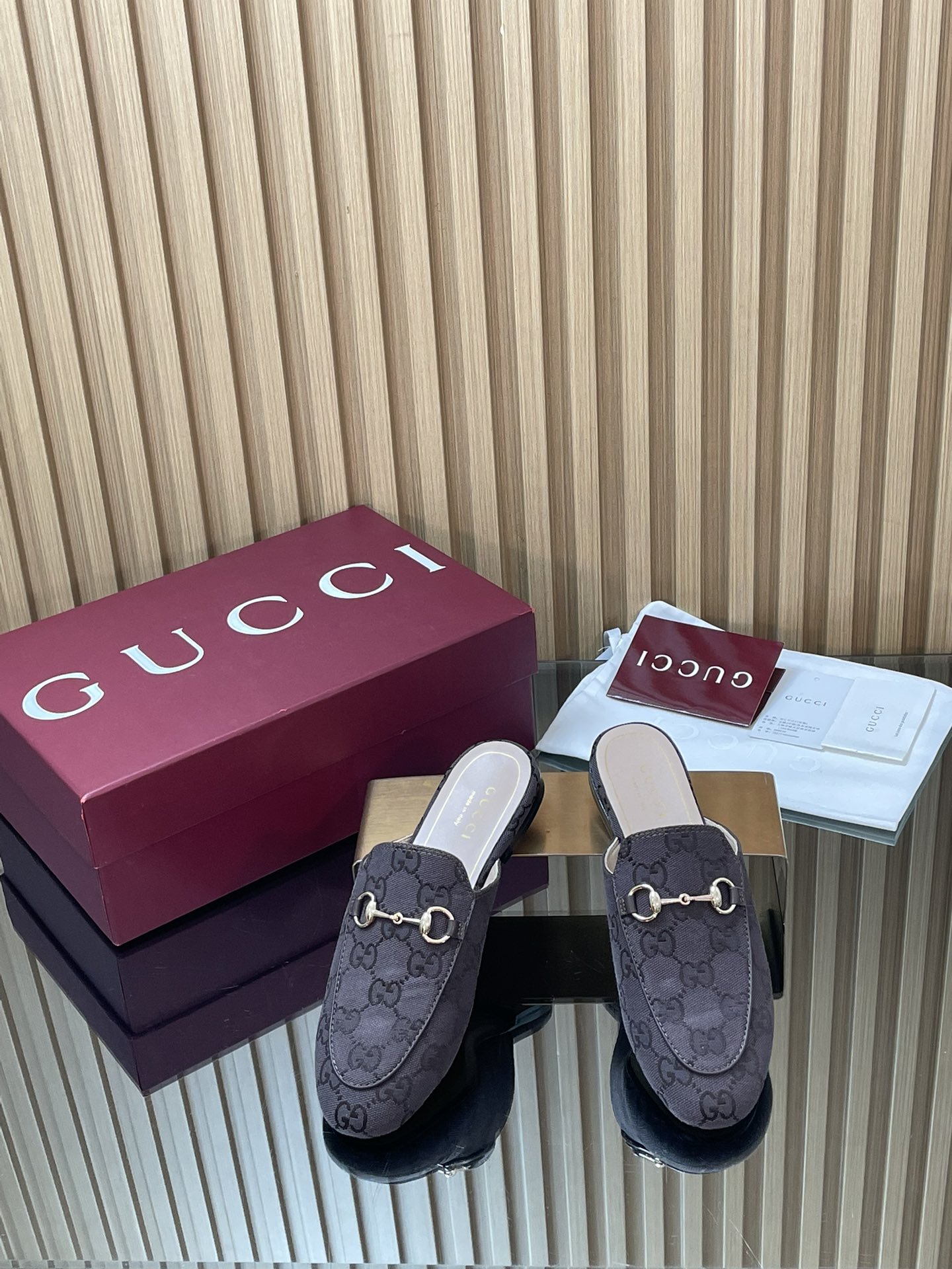 NO:651973,Shoes Slippers 2026 early spring series new color Gucci Presbyopia G G embroidered new color Princetown series Loaf single shoes and slippers top quality The highest version of Mule shoes Continuing the classic, spanning four seasons G G presbyopic fabric, ingeniously interpreting a full range of new women's shoes. The latest high-end G G presbyopic fabric color adds charming texture to the brand's flagship items. Princetown series women's shoes, canvas fabrics are ingeniously interpreted with charm. The original fabric is customized and imported G  G presbyopia fabric. Lining/foot pads: sheepskin lining. Original Italian genuine leather outsole. Size 35-41. (404142 is custom-made and cannot be returned or exchanged.) Packaging counter complete set of red packaging, half-slippers, gucci, loafers, slippers, sheepskin19860909单鞋 拖鞋 2026早春系列新款新色Gucci 老花G G刺绣新色Princetown系列乐福单鞋拖鞋顶级品质 最高版慕勒鞋  延续经典,跨越四季G G老花面料,匠心演绎全系列全新女士鞋履.最新高级的G G老花面料配色为品牌主打单品添注迷人质感.Princetown系列女鞋,帆布面料以魅力之姿匠心诠释  面料原版定制进口G G老花织布面料 内里／垫脚:羊皮里. 大底原版意大利真皮底 尺码35-41.（404142定做不退换） 包装专柜全套红色包装,半拖单鞋,gucci,loafers,slippers,sheepskin,Women's Shoes