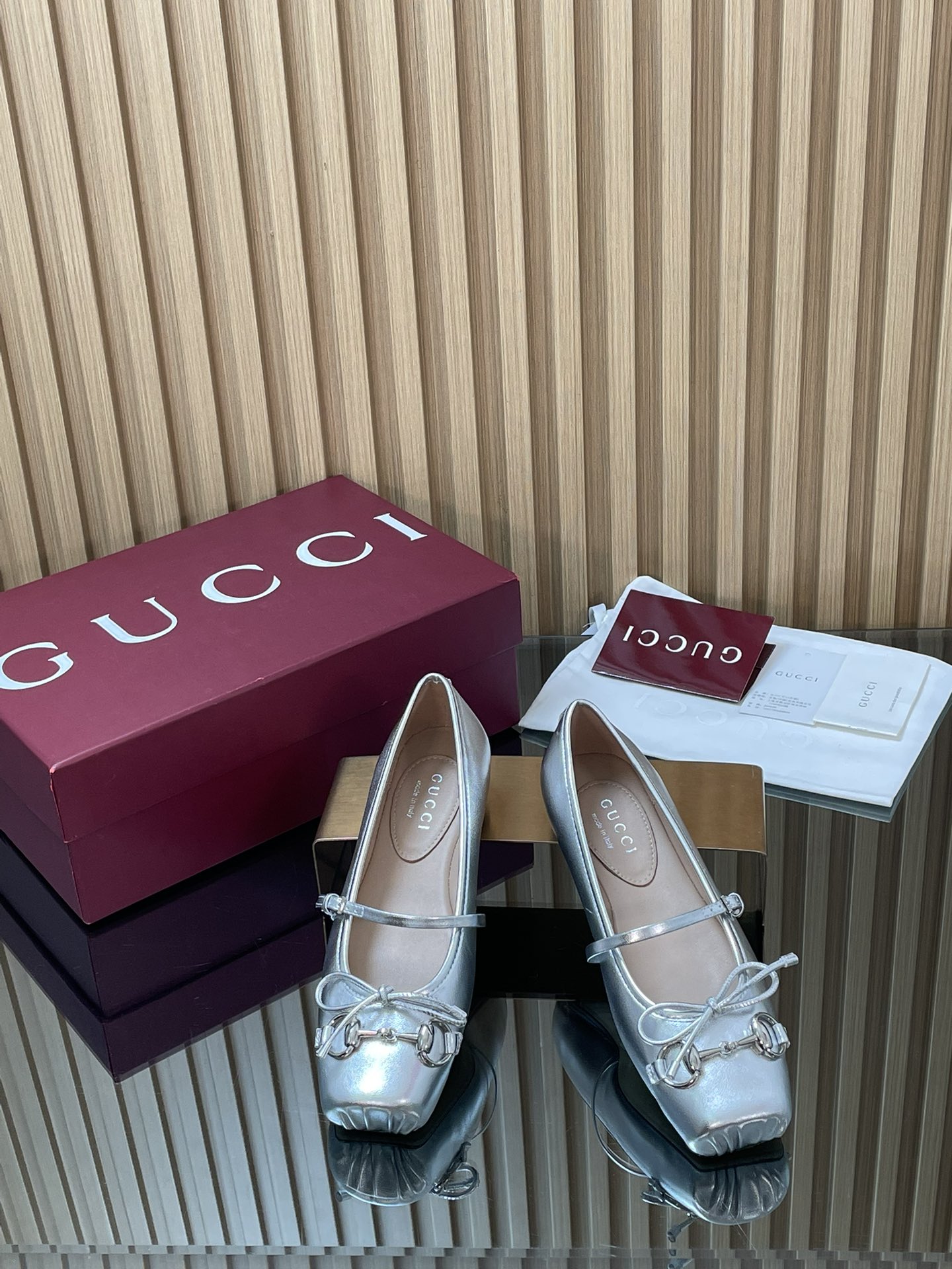NO:651941,GuCC high-end boutique 2026 early spring series new ancient silver metal flat ballet shoes horsebit new small square-toe shoes classic exquisite elegant playful fashionable flat shoes high-quality sweet college style loafers. Original quality! Every detail has been carefully crafted and can be compared with ZG, no second quality!  Original fabric, custom-made imported metal leather, molded rivets from a large hardware factory in Dongguan, horsebits, lining/foot pads, high-end custom silk/sheepskin lining, high flat sole, Italian genuine leather outsole, size 35-41 (40, 41, 42 customized, non-returnable), full set of original high-end packaging!  ●Created in Italy, full set of high-end ancola burgundy original packaging, single shoes, gucci, flats, sheepskin, real silk19860909GuCC高端精品 2026早春系列新品古银金属平底芭蕾鞋马衔扣新款小方头单鞋经典精致优雅俏皮时髦平底鞋高质感甜美学院风便鞋 原汁原味原单品质!每个细节皆经过精心细致打造,可与ZG对比如一,无二品质！ 面料原版定制进口金属皮 五金东莞大厂开模铆钉 马衔扣 内里／垫脚高端定制真丝/羊皮里 跟高平底 大底意大利真皮底 尺码35-41（40 41 42定做,不退换） 全套原板高端包装！ ●意大利创作 安可拉酒红色全套高档原包装,单鞋,gucci,flats,sheepskin,real silk,Women's Shoes
