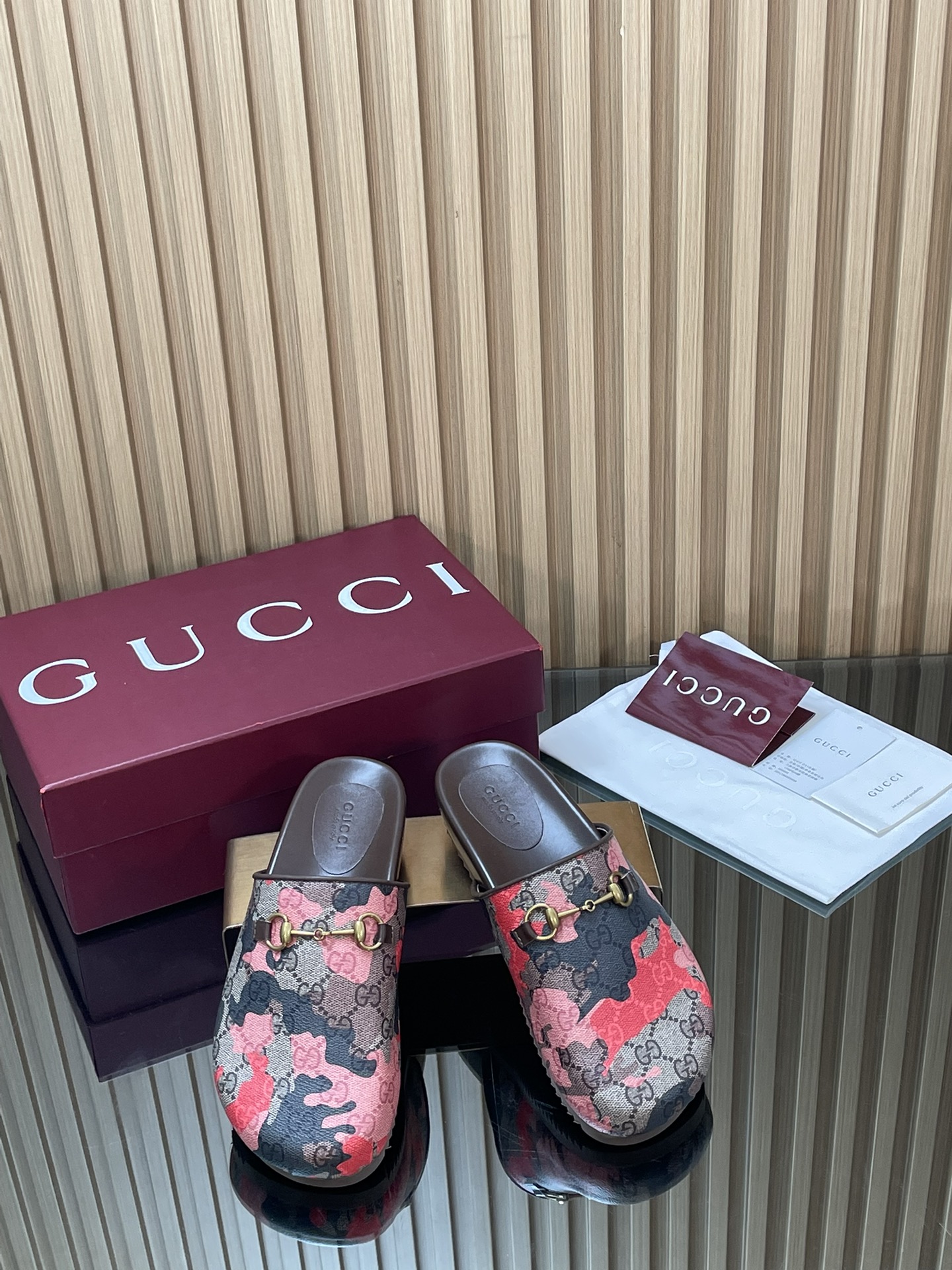 NO:653572,2026 Gucci spring and summer welfare new product GuCci unisex couple mules and cap-toe slippers. The official website is synchronized. The original version is reproduced one to one. All material details of the highest version are consistent with YB. We make goods all year round. Sizes 35-45 (4041 for women and 45 for men, customized and non-returnable). This slipper is a piece of history cherished by the brand. Gucci is reinterpreted through the iconic hardware accessories with Clamp.  Equestrian heritage. This slip-on sandal slipper is made of leather and is part of the Gucci Love Parade collection. Latest printed G G upper Classic rubber sole Flat, slippers, gucci, sandals, slippers198609092026古奇春夏福利新品GuCci男女同款情侣穆勒鞋 包头拖鞋 官网同步,原版一比一复制,最高版本所有材质细节均与YB一致 常年做货. 尺码35-45（女4041男45定制不退换） 这款拖鞋是品牌珍视的一段历史,通过带有 Clamp 的标志性五金配件重新诠释 Gucci 的马术传统.这款套穿式凉鞋拖鞋采用皮革制成,是 Gucci Love Parade 系列的一部分. 最新印花G G鞋面 经典橡胶鞋底 平底,拖鞋,gucci,sandals,slippers,Women's Shoes