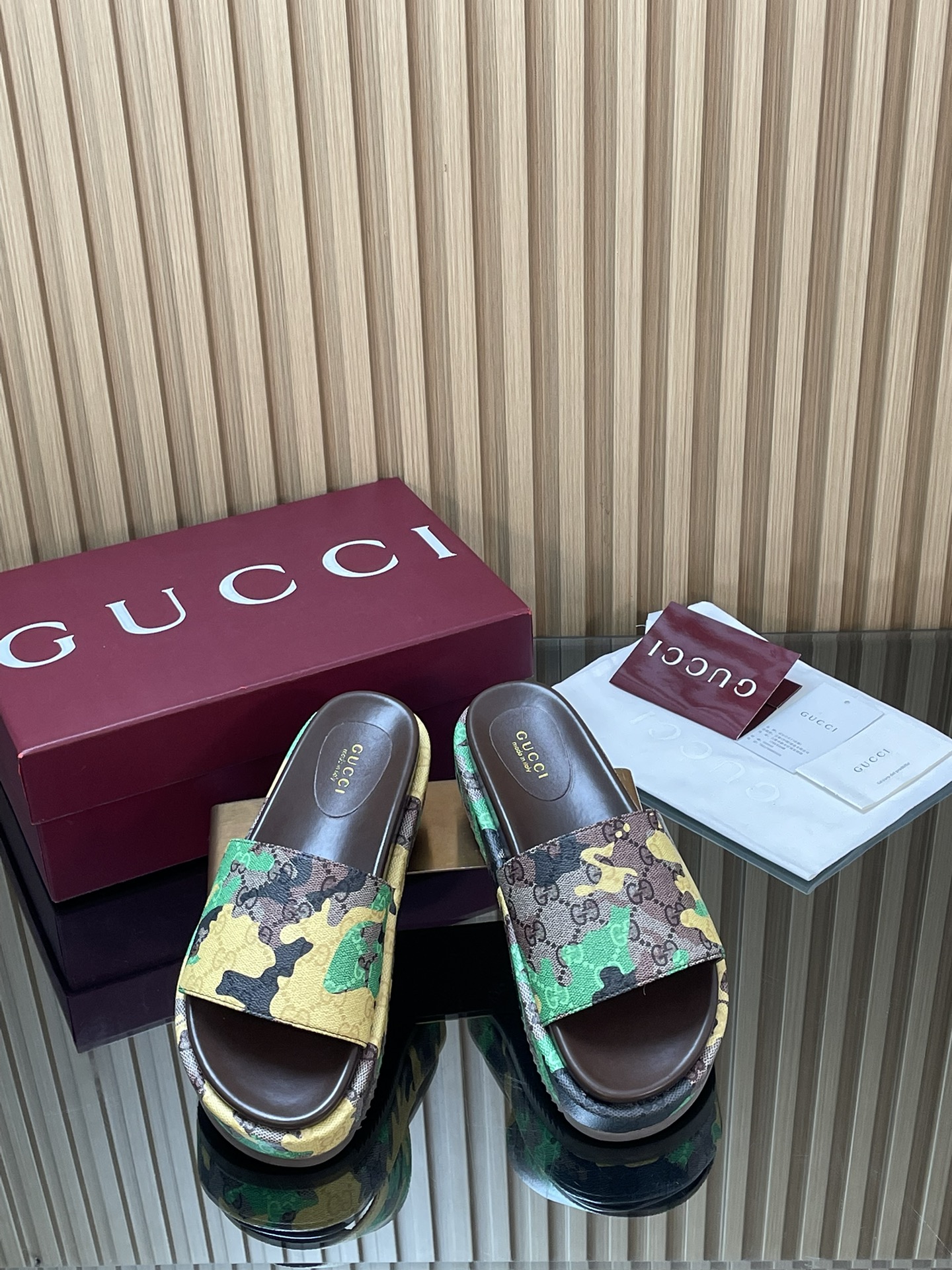 NO:653580,2026Gucci/Gucci spring and summer latest thick-soled waterproof platform open-toe slippers thick-soled Gucci beach slippers sandals wedges thick-soled waterproof platform open-toe sandals, a must-have for shoe cabinets original cover last high-end quality This sandal uses the latest printed G G environmentally friendly material to show its unique charm. It is made of exquisite sheepskin lining. The design combines traditional inspiration and modern versatile style, elegantly embellishes the warm season style and is refreshing and high-end. It integrates the thick historical heritage of the water platform with modern fashion style.  Fabric imported G G printed environmentally friendly material Original 1:1 customized hardware Lining Foot padding sheepskin lining Original molded outsole imported G G letter rubber combination sole Heel height 5.5 cm Size 35-43 (ordered by 40414253) Packaging Full set of red original high-end packaging Italian creation, slippers, gucci, sandals, slippers, sheepskin198609092026Gucci/古奇春夏季最新厚底防水台露趾一字拖鞋厚底 Gucci沙滩拖鞋凉鞋坡跟厚底防水台露趾凉鞋,鞋柜必备款 原版套楦 高端品质 这款凉鞋选用最新印花G G环保材质尽显别样魅力,采用精致羊皮里打造,设计融合传统灵感与现代百搭风格,优雅点缀暖季造型清爽高级将水台厚重历史底蕴与现代时尚型格融为一体 面料进口G G印花环保材质 原版1:1定制五金 内里 垫脚羊皮里 大底原版开模进口G G字母橡胶组合底 跟高5.5 cm 码数35-43（40414253订） 包装全套红色原版高端包装 意大利创作,拖鞋,gucci,sandals,slippers,sheepskin,Women's Shoes