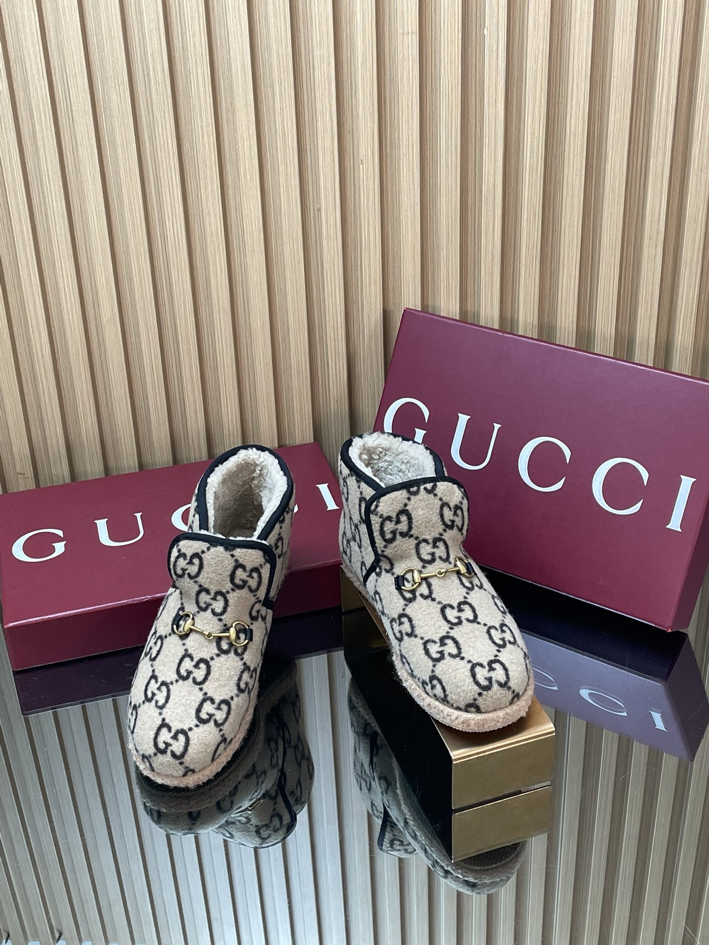 NO:669255,2025 warm winter series GUCCI special launches new autumn and winter products at the end of the year. The latest catwalk style of the fur shoes and boots counter. High version of horsebit fur short boots. Snow boots. The lining is Australian sheep curly wool lining; the fabric is all wool GG jacquard plaid leopard print fabric; the outsole is wear-resistant and cold-resistant TPU outsole with clear logo. There is a wear-resistant velvet water table inside, which is particularly comfortable and warm!  Original 11 copies, latest original high-end packaging, women's size 36-42 (404241 needs to be customized and cannot be returned or exchanged), snow boots, gucci, boots198609092025暖冬系列GUCCI 年底特推秋冬新品 毛毛鞋靴专柜最新走秀款 高版本马衔扣毛毛短靴 雪地靴 内里澳洲进口羊卷毛羊毛里 ； 面料全羊毛G G提花格纹 豹纹面料 ； 大底耐磨 耐寒 TPU大底 Logo清晰 内有耐磨绒水台  特别 舒适 保暖 ！原版11复制 最新原板高档包装  女款 36- 42（404241需定制不退换）,雪地靴,gucci,boots,Women's Shoes
