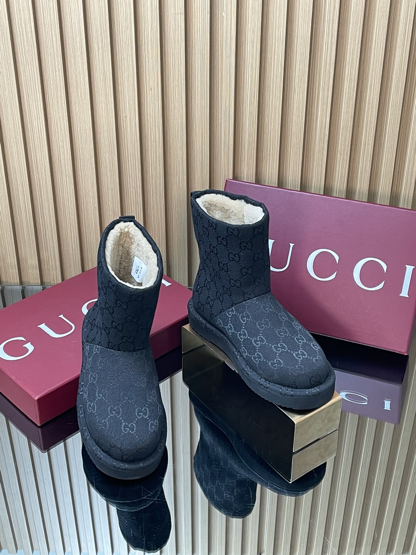 NO:669250,2025 Warm Winter Series GUCCI specializes in autumn and winter new products at the end of the year. The latest catwalk style of the furry shoes and boots counter. High version of the classic GG presbyopic fabric fur mid-calf snow boots. The lining is Australian sheep's curly wool lining; the fabric is imported GG presbyopic fabric; the outsole is wear-resistant and cold-resistant. The ultra-light foam outsole has a clear logo. There is a wear-resistant velvet water table inside, which is particularly comfortable and warm!  Original 11 copies, latest original high-end packaging, women's size 36-42 (404241 needs to be customized and cannot be returned or exchanged), snow boots, gucci, boots198609092025暖冬系列GUCCI 年底特推秋冬新品 毛毛鞋靴专柜最新走秀款 高版本经典G G老花布毛毛中筒靴雪地靴 内里澳洲进口羊卷毛羊毛里 ； 面料进口G G老花布面料 ； 大底耐磨 耐寒 超轻发泡大底 Logo清晰 内有耐磨绒水台  特别 舒适 保暖 ！原版11复制 最新原板高档包装  女款 36- 42（404241需定制不退换）,雪地靴,gucci,boots,Women's Shoes