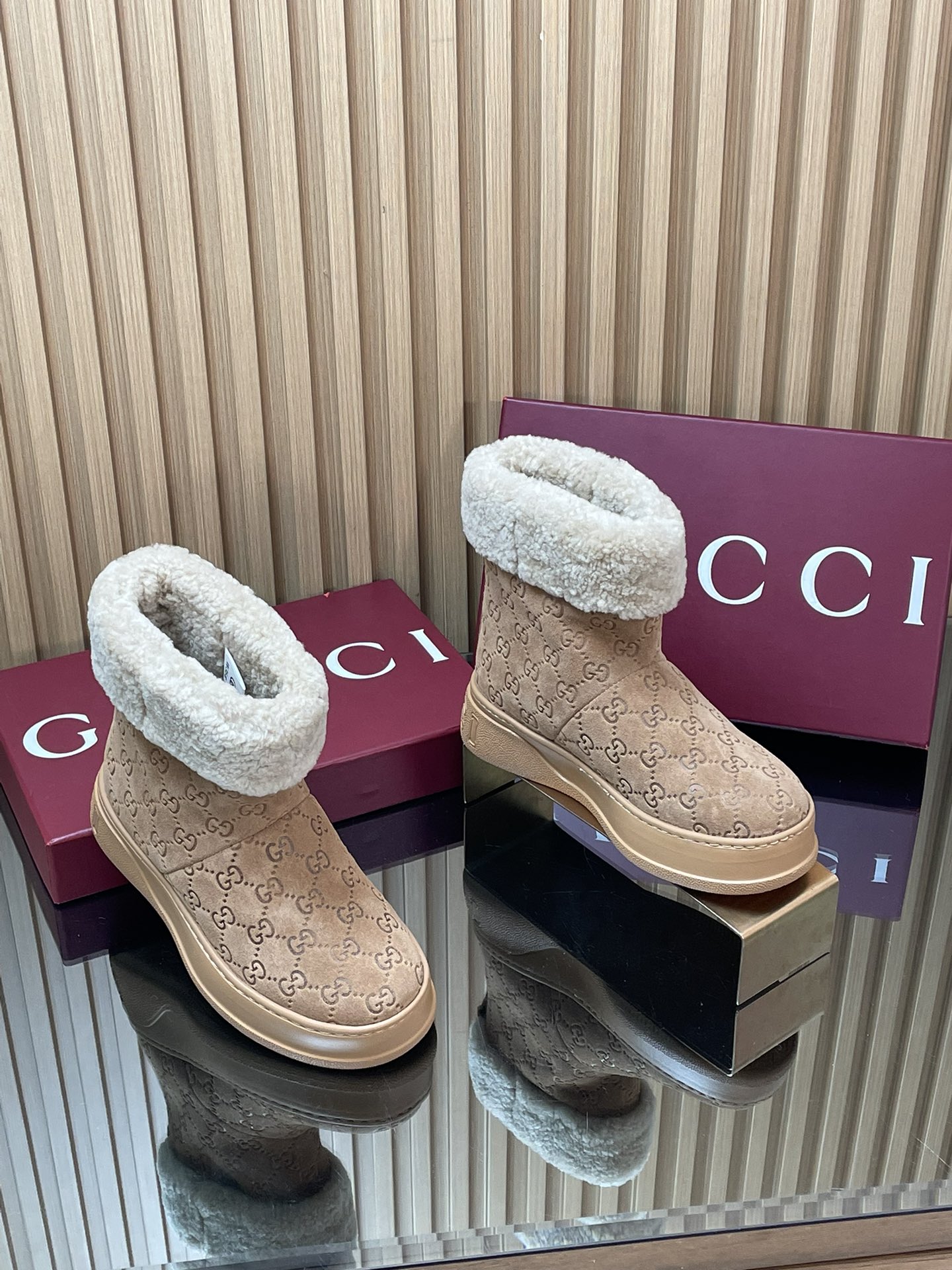 NO:669253,[Large supply] Warm winter fur shoes and boots Gucci new winter merino sheep fur one-piece snow boots jacquard fabric LOGO first-layer cowhide Australian imported wool lining top quality Gucci's snow boots combine the two iconic elements of the brand - gold horsebit hardware, imported mercerized GG embossing and classic G G old calico, made of blended wool felt in Italy, fully lined with beige shearling to keep your feet warm. The thick rubber outsole is embossed with  Logo, which can provide excellent grip, wear-resistant and non-slip. The heel height is about 3 cm. The fabric is mercerized cow suede + G G embossed, classic G G old floral fabric. The inner lining is beige shearling, pull-on style, slip-on. Made in Italy. Conforms to standard sizes. Please choose the size you usually wear. Chinese size 36-42. 404142 customization is non-returnable.  Full set of Ankola red packaging, snow boots, gucci, boots, cowhide, sheepskin19860909【大量供应】暖冬毛毛鞋靴 Gucci 冬季新款美利奴羊皮毛一体雪地靴提花面料LOGO头层牛皮澳洲进口羊毛内里顶级品质 Gucci 这款雪地靴结合了品牌两大标志性元素——金色马衔扣五金,进口丝光绒G G压纹和经典G G老花布,采用混纺羊毛毡于意大利制成,米黄色羊毛皮全衬里让双足保持温暖. 大底橡胶厚底压印有 Logo,可提供出色抓地力,耐磨防滑 跟高鞋跟高约 3 厘米 面料丝光牛反绒+ G G压纹,经典G G老花布 内里米黄色羊毛皮内里, 套穿款、一脚蹬 意大利制造 符合标准尺码,请选择平时所穿尺码 中国尺码36-42码 404142定制不退换 全套安可拉红色包装,雪地靴,gucci,boots,cowhide,sheepskin,Women's Shoes