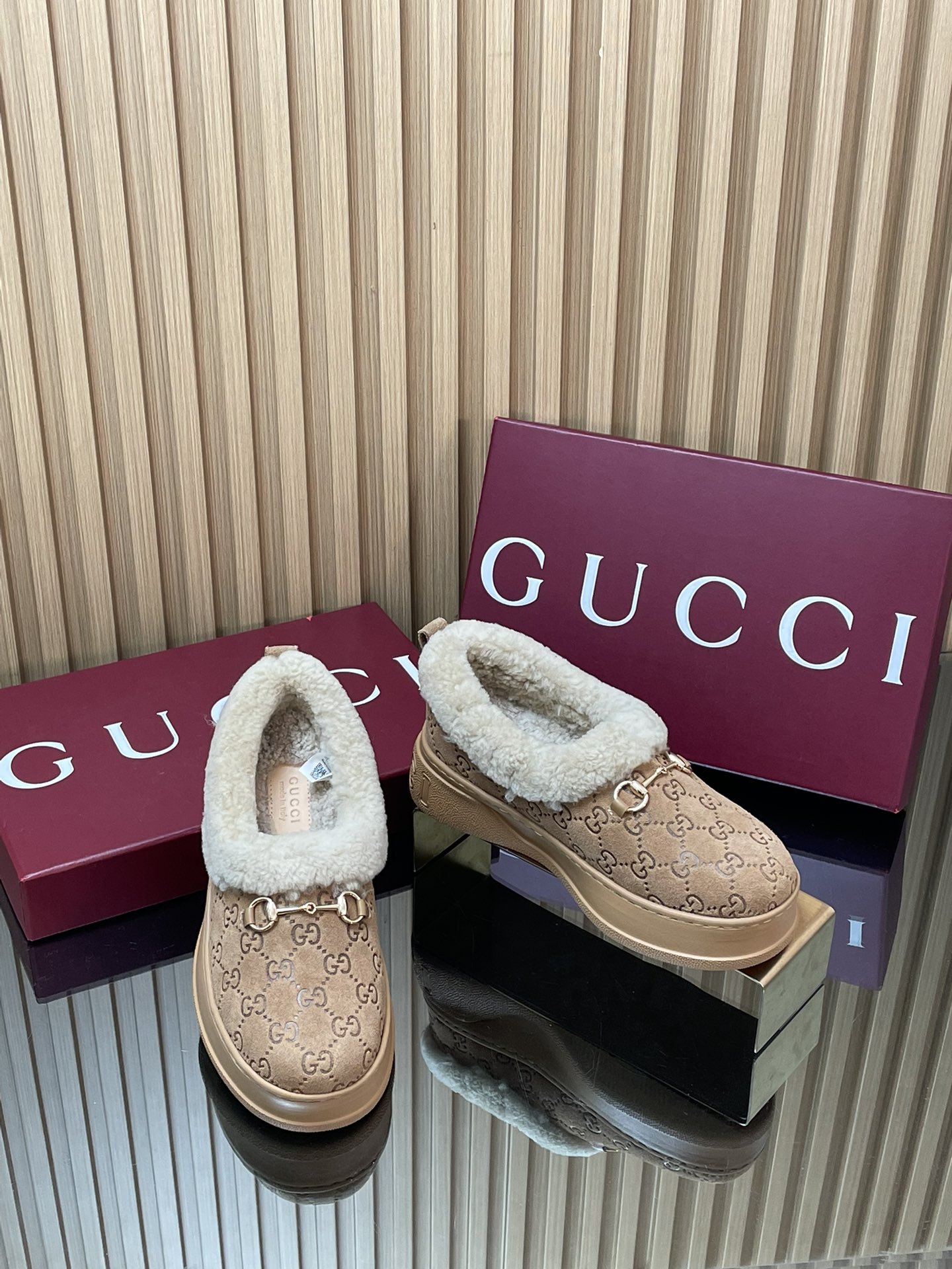 NO:669247,[Large supply] Warm winter furry shoes and boots Gucci new winter merino sheep fur one-piece loafers jacquard fabric LOGO first-layer cowhide Australian imported wool lining top quality Gucci's furry snow loafers combine the brand's two iconic elements - gold horsebit hardware, imported mercerized GG embossing and classic G G old floral fabric. Made in Italy with blended wool felt, fully lined with beige shearling to keep your feet warm. The thick rubber outsole is embossed with  Logo, which can provide excellent grip, wear-resistant and non-slip. The heel height is about 3 cm. The fabric is mercerized cow suede + G G embossed, classic G G old floral fabric. The inner lining is beige shearling, pull-on style, slip-on. Made in Italy. Conforms to standard sizes. Please choose the size you usually wear. Chinese size 36-42. 404142 customization is non-returnable.  Full set of Ancola red packaging, fur shoes, gucci, loafers, boots, cowhide, sheepskin19860909【大量供应】暖冬毛毛鞋靴 Gucci 冬季新款美利奴羊皮毛一体乐福鞋提花面料LOGO头层牛皮澳洲进口羊毛内里顶级品质 Gucci 这款毛毛鞋雪地乐福靴结合了品牌两大标志性元素——金色马衔扣五金,进口丝光绒G G压纹和经典G G老花布,采用混纺羊毛毡于意大利制成,米黄色羊毛皮全衬里让双足保持温暖. 大底橡胶厚底压印有 Logo,可提供出色抓地力,耐磨防滑 跟高鞋跟高约 3 厘米 面料丝光牛反绒+ G G压纹,经典G G老花布 内里米黄色羊毛皮内里, 套穿款、一脚蹬 意大利制造 符合标准尺码,请选择平时所穿尺码 中国尺码36-42码 404142定制不退换 全套安可拉红色包装,毛毛鞋,gucci,loafers,boots,cowhide,sheepskin,Women's Shoes