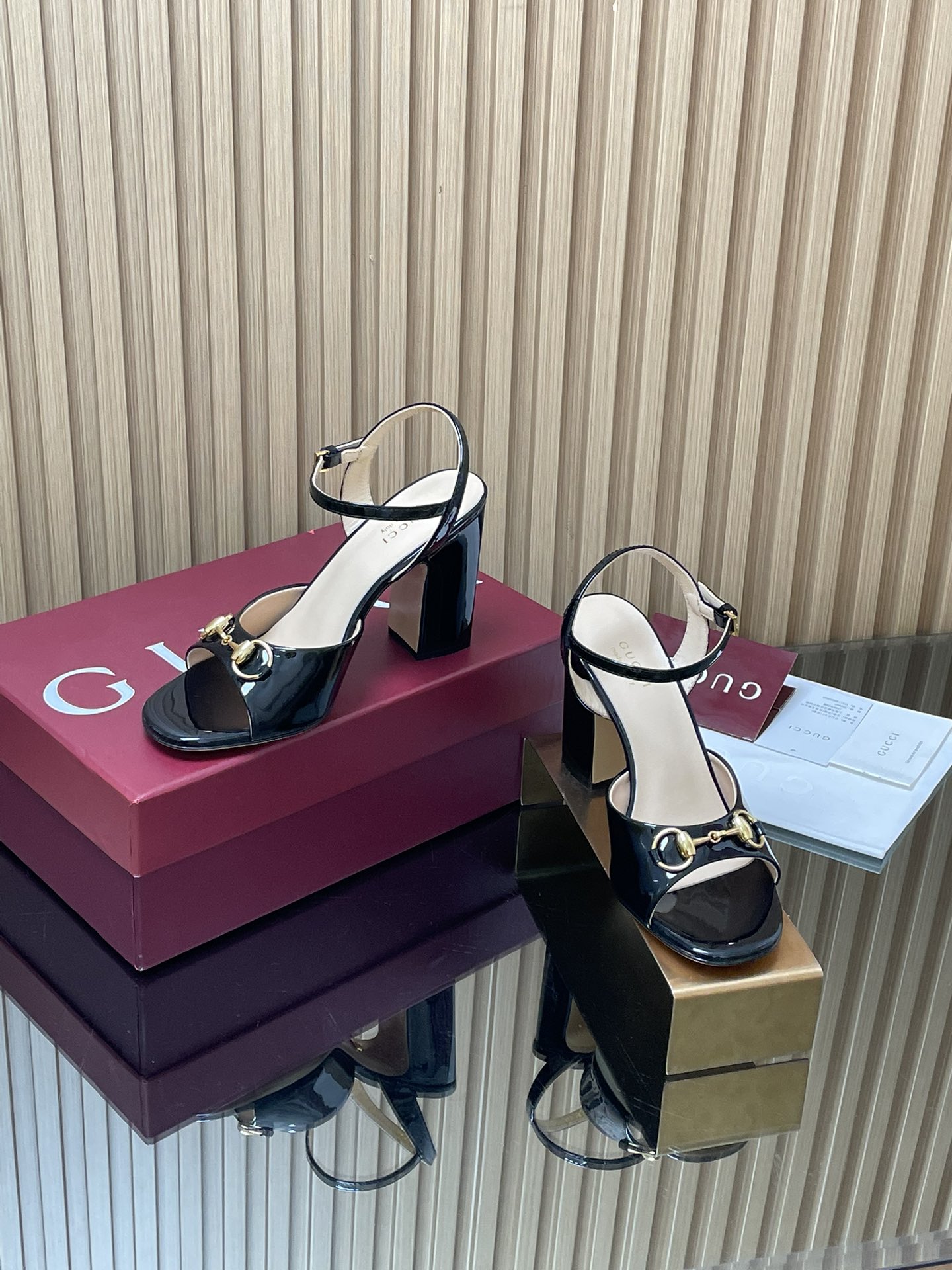 NO:679392,2026 spring and summer GuCCl high-end boutique, new spring and summer thick heel horsebit sandals, original quality! Every detail has been carefully crafted and can be compared with ZG, the quality is the same!  The fabric is original custom-made imported patent leather, Dongguan factory molded hardware horsebit, lining/feet high-end customized sheepskin lining, 9.5cm high heel, 6.5cm mid-heel outsole, Italian genuine leather sole, sizes 35-41 (40, 41, 42, customized, non-returnable), full set of original high-end packaging!  Brand details are ingeniously embellished on this sandal, infusing the whole design with brand logo charm. The classic horsebit is vividly presented on this shoe in a dazzling manner, highlighting the brand's design origin. This sandal is crafted with craftsmanship and cleverly integrated into the ankle buckle fixation, making the entire design more eye-catching. Women's style ●Horsebit detail. Three-dimensional square heel ●Medium heel and high heel Italian creation Anchor red gift packaging, high-heeled sandals, gucci, sandals, high heels, sheepskin198609092026春夏GuCCl高端精品,春夏新款 粗跟马衔扣凉鞋原汁原味原单品质!每个细节皆经过精心细致打造,可与ZG对比如一,无二品质！ 面料原版定制进口漆皮 东莞大厂开模五金马衔扣 内里／垫脚高端定制羊皮里 跟高9.5cm高跟 6.5 cm中跟 大底意大利真皮底 尺码35-41（40 41 42定做,不退换） 全套原板高端包装！ 品牌细节匠心点缀于这款凉鞋之上,为整个设计注入品牌标识魅力.经典马衔扣在这款鞋履之上以亮眼之姿生动呈现,彰显品牌设计本源.这款凉鞋匠心打造,巧妙融入踝部搭扣固定,令整个设计更加亮眼. 女款 ●马衔扣细节.立体方跟●中跟高跟意大利创作 安可拉红色礼品包装,高跟鞋凉鞋,gucci,sandals,high heels,sheepskin,Women's Shoes