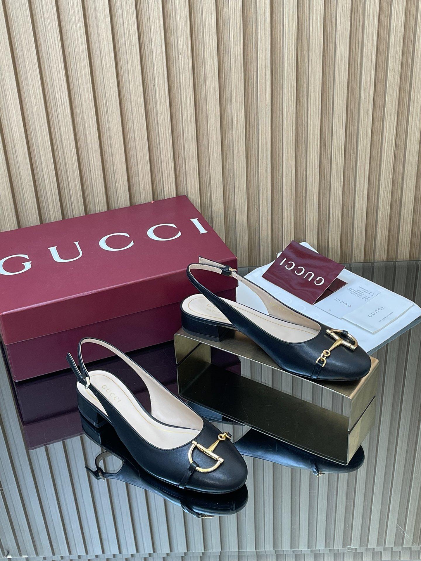 NO:679362,GuCC high-end boutique 2026 spring and summer series new large D half horse bit flat bottom shallow mouth women's shoes new small round toe shoes exquisite and elegant fashion flat back sandals high quality Kochi college style back strap ballet shoes authentic original single quality! Every detail has been carefully crafted and can be compared with ZG, no second quality!  These flat shoes are made of glossy patent leather and reinterpret the classic corridor shape with the brand's iconic elements. The gold-toned half-horsebit detail adds elegance and pays homage to the brand's Mawei heritage through contemporary vision. The fabric is original custom-made imported patent leather and grained sheepskin. The hardware is molded by a large factory in Dongguan. Large D half-horsebit. Lining/foot pad. High-end custom sheepskin lining. Heel height 2.5 cm. Outsole Italian leather sole. Size 35-42 (40 41)  42 customized, non-returnable) ●Italian creation, full set of red high-end original packaging, high heels and sandals, gucci, sandals, flats, high heels, sheepskin19860909GuCC高端精品 2026春夏系列新品大D半马衔扣平底浅口女鞋新款小圆头单鞋精致优雅时尚平跟后空凉鞋高质感高知学院风后带芭蕾舞鞋 原汁原味原单品质!每个细节皆经过精心细致打造,可与ZG对比如一,无二品质！ 这款平底鞋采用光泽感漆皮匠心打造,以品牌标志性元素焕新诠释经典廊形.金色调半马衔扣细节增添雅致风范,透过当代视觉致敬品牌马未传承 面料原版定制进口漆皮 粒面羊皮 五金东莞大厂开模大D半马衔扣 内里／垫脚高端定制羊皮里 跟高2.5 cm 大底意大利真皮底 尺码35-42（40 41 42定做,不退换） ●意大利创作 红色全套高档原包装,高跟鞋凉鞋,gucci,sandals,flats,high heels,sheepskin,Women's Shoes