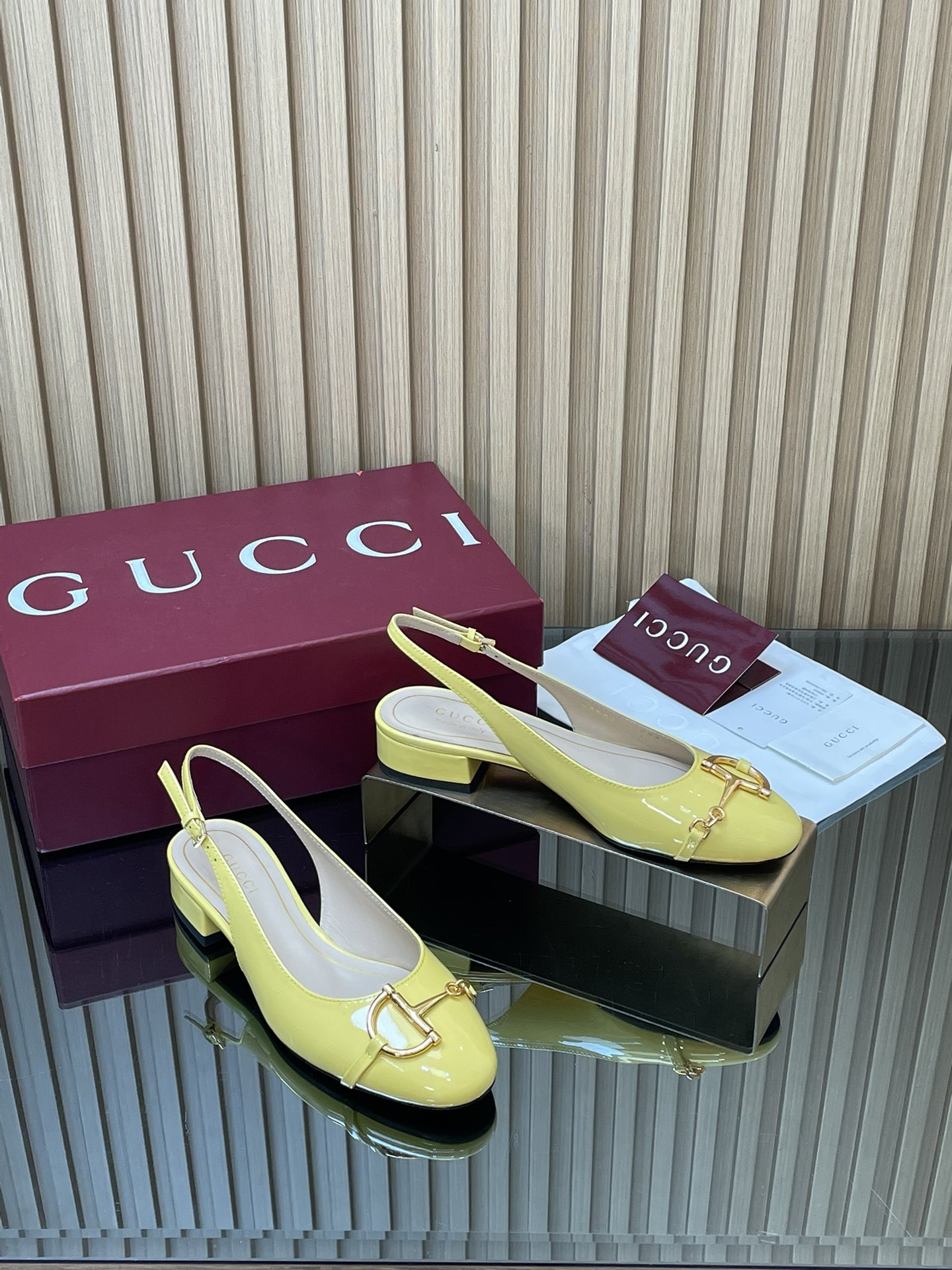 NO:679364,GuCC high-end boutique 2026 spring and summer series new large D half horse bit flat pumps new small round toe shoes exquisite and elegant fashionable flat heel sandals high quality Kochi college style back strap ballet shoes authentic original single quality! Every detail has been carefully crafted and can be compared with ZG, no second quality!  These flat shoes are made of glossy patent leather and reinterpret the classic corridor shape with the brand's iconic elements. The gold-toned half-horsebit detail adds elegance and pays homage to the brand's Mawei heritage through contemporary vision. The fabric is original custom-made imported patent leather and grained sheepskin. The hardware is molded by a large factory in Dongguan. Large D half-horsebit. Lining/foot pad. High-end custom sheepskin lining. Heel height 2.5 cm. Outsole Italian leather sole. Size 35-42 (40 41)  42 customized, non-returnable) ●Italian creation, full set of red high-end original packaging, high heels and sandals, gucci, sandals, flats, high heels, sheepskin19860909GuCC高端精品 2026春夏系列新品大D半马衔扣平底浅口鞋新款小圆头单鞋精致优雅时尚平跟后空凉鞋高质感高知学院风后带芭蕾舞鞋 原汁原味原单品质!每个细节皆经过精心细致打造,可与ZG对比如一,无二品质！ 这款平底鞋采用光泽感漆皮匠心打造,以品牌标志性元素焕新诠释经典廊形.金色调半马衔扣细节增添雅致风范,透过当代视觉致敬品牌马未传承 面料原版定制进口漆皮 粒面羊皮 五金东莞大厂开模大D半马衔扣 内里／垫脚高端定制羊皮里 跟高2.5 cm 大底意大利真皮底 尺码35-42（40 41 42定做,不退换） ●意大利创作 红色全套高档原包装,高跟鞋凉鞋,gucci,sandals,flats,high heels,sheepskin,Women's Shoes