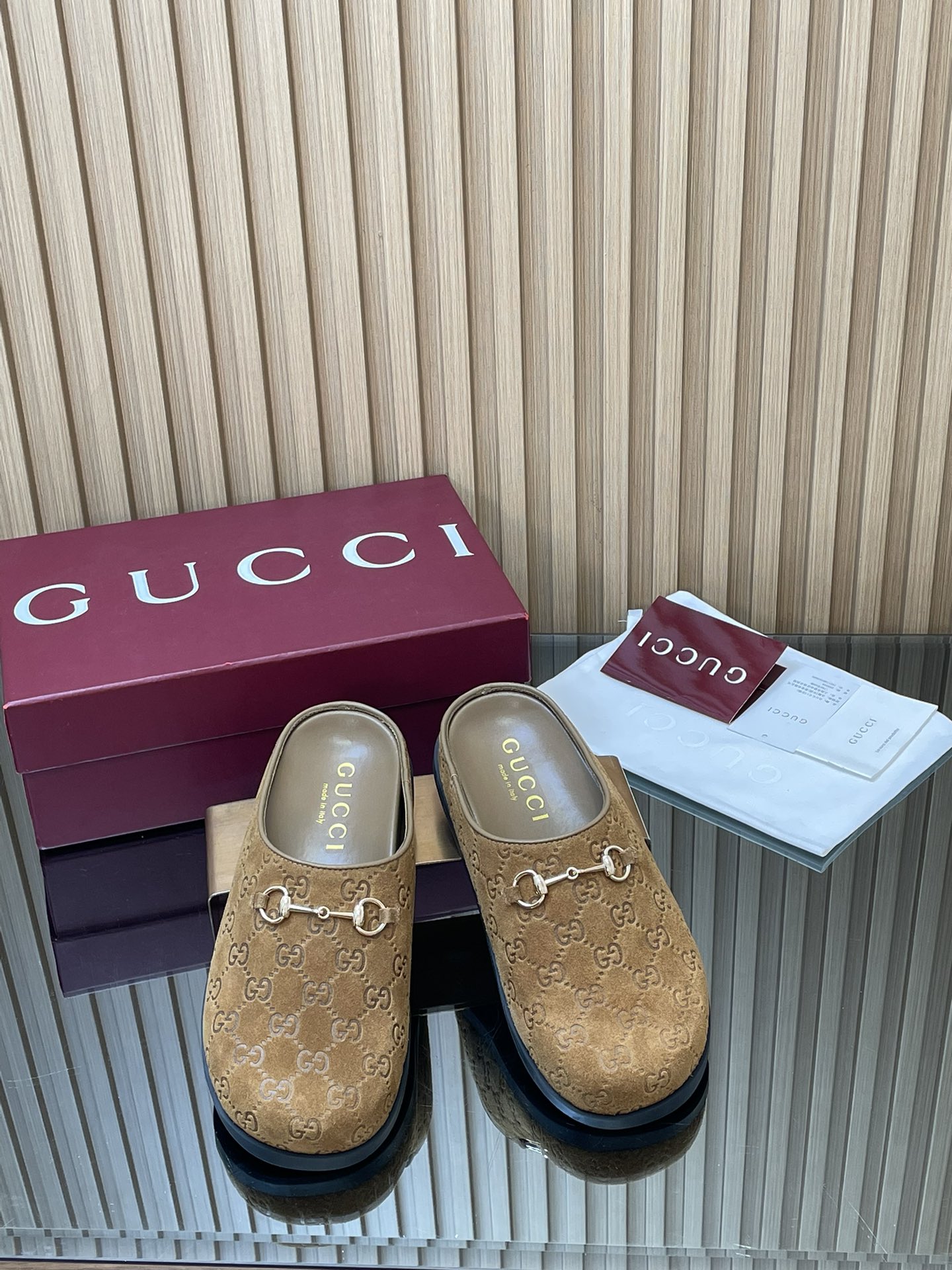 NO:875677,2026 Gucci early spring new spring and autumn welfare imported mini G G embossed new GuCci mules and moccasin cap-toe slippers. The official website is synchronized, the original version is copied one to one, and all the material details of the highest version are consistent with YB. Year-round production. Size 36-42 (404142 customization is non-refundable). This slipper is a piece of history cherished by the brand. Gucci is reinterpreted through the iconic hardware with Clamp.  The equestrian tradition. This slip-on sandal is made of leather and is part of the Gucci Love Parade series. Premium mini G G embossed sheepskin deerskin environmentally friendly special material upper Presbyopia GG classic canvas, genuine leather trim leather strip accessories Clamp latest double G letter rubber sole flat bottom Packaging full set of Ankola red high-end packaging, half drag, gucci, sandals, slippers, sheep198609092026古奇早春新款春秋福利进口迷你G G压纹新品GuCci穆勒鞋 莫卡辛包头拖鞋 官网同步,原版一比一复制,最高版本所有材质细节均与YB一致 常年做货. 尺码36-42（404142定制不退换） 这款拖鞋是品牌珍视的一段历史,通过带有 Clamp 的标志性五金配件重新诠释 Gucci 的马术传统.这款套穿式凉鞋采用皮革制成,是 Gucci Love Parade 系列的一部分. 高级迷你G G压纹羊京鹿皮环保特殊材质鞋面 老花GG经典帆布,真皮镶边皮条配饰 夹钳 最新双G字母橡胶鞋底 平底 包装全套安可拉红色高端包装,半拖,gucci,sandals,slippers,sheep,Women's Shoes