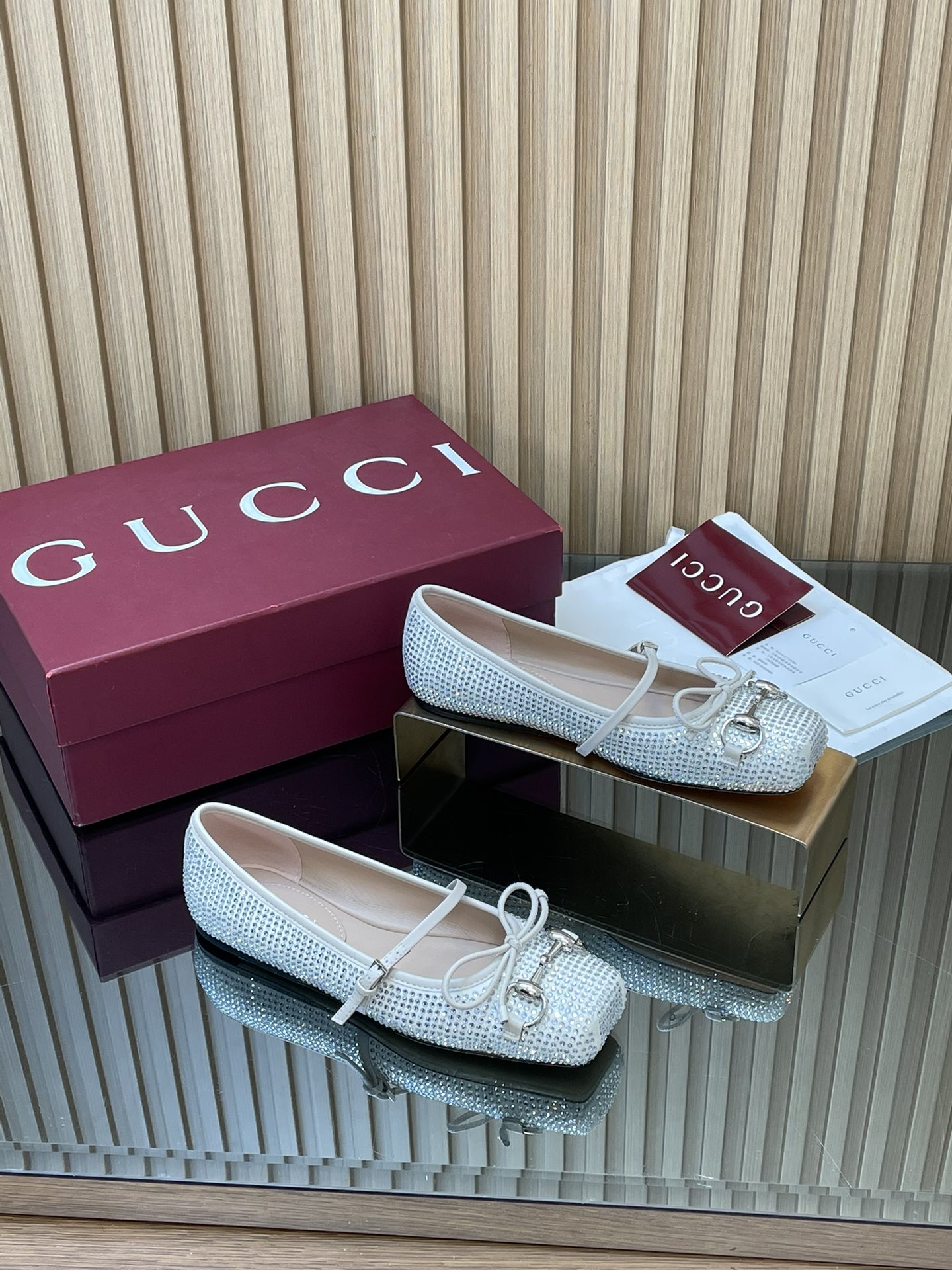 NO:760785,GuCC high-end boutique 2026 early spring new product Gucci Horsebi series crystal diamond flat ballet shoes sparkling and shiny horsebit new small square toe shoes classic exquisite elegant playful fashionable flat shoes high-quality sweet college style slip-ons Authentic and original quality! Every detail is carefully crafted and can be compared with ZG, no second quality!  These classic horsebit ballet flats pay tribute to the gallery shape of traditional ballet shoes. They are embellished with shiny white crystal patterns and light gold tone horsebit accessories. They cleverly integrate the square inward toe box and exquisite bow details to create a unique and charming style. The inner liner structure and soft padded insole bring a comfortable wearing experience. Original custom-made fabric imported from Yangjing + high-end rhinestones. Hardware molded rivets from Dongguan factory. Horsebit buckle  Inner lining/foot pads, high-end customized silk/sheepskin lining, high flat sole, outsole, Italian genuine leather sole, sizes 35-41 (customized 40, 41, 42, non-returnable), full set of original high-end packaging!  ●Italian creation, full set of high-end Ankola wine red original packaging, single shoes, gucci, flats, sheepskin, real silk, sheep19860909GuCC高端精品 2026早春新品Gucci Horsebi系列水晶钻平底芭蕾鞋闪闪发光发亮马衔扣新款小方头单鞋经典精致优雅俏皮时髦平底鞋高质感甜美学院风便鞋 原汁原味原单品质!每个细节皆经过精心细致打造,可与ZG对比如一,无二品质！ 这款经典马衔扣芭蕾平底鞋,匠心致意传统芭蕾舞鞋廊形,甄选通体点缀闪亮白水晶图案和淡金色调马衔扣配件,巧妙融蕴方形内收鞋头与精致蝴蝶结细节,塑就别样魅力风尚风采.内胆构造和柔软的加衬内底带来舒适穿着体验 面料原版定制进口羊京+高级水钻 五金东莞大厂开模铆钉 马衔扣 内里／垫脚高端定制真丝/羊皮里 跟高平底 大底意大利真皮底 尺码35-41（40 41 42定做,不退换） 全套原板高端包装！ ●意大利创作 安可拉酒红全套高档原包装,单鞋,gucci,flats,sheepskin,real silk,sheep,Women's Shoes