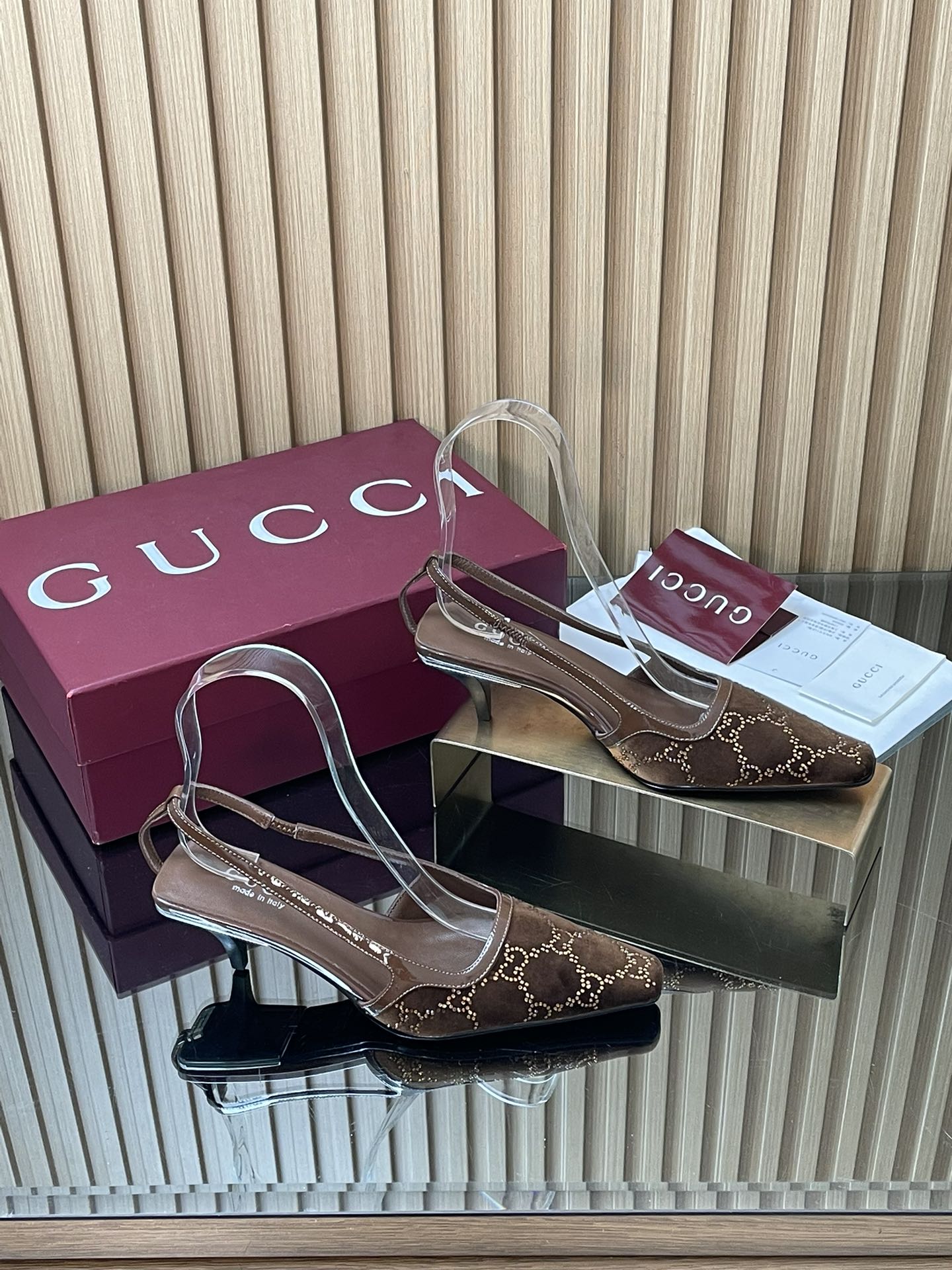 NO:747207,2026 early spring GUCCi high-end boutique gold velvet crystal diamond women's shoes spring and summer new Gucci Gucci small square toe series G buckle diamond heel pumps luxury Mary Jane mid-heeled back empty sandals top purchasing quality!  It is a 1:1 replica of the original version, and every detail has been carefully polished and made delicately. It can be compared with ZG, and the quality is unparalleled!  These G buckle diamond heel gold velvet crystal pumps debuted at the 2026 early spring series fashion show. The elongated square toe gallery is an ingenious interpretation of the rich charm of the 1990s. The shoes are inspired by the design of the brand archives. The heel is inlaid with diamonds and the G buckle is decorated with electroplated metal plaques on the back to highlight the unique style. The fabric is custom-made imported mercerized velvet/patent leather + G G crystal. The lining/foot pad is made of imported sheepskin. The heel is 5.5CM diamond heel original version production process.  ABS and wrapped with original Italian leather + electroplated metal sheets, sizes 35-42 [404142 custom-made], non-returnable, full burgundy original packaging, sandals, gucci, gucci, sandals, mary jane, sheepskin, gold plating198609092026早春GUCCi高端精品 金丝天鹅绒水晶钻女鞋春夏新品古驰Gucci小方头系列G扣钻跟浅口鞋奢华玛丽珍中跟后空凉鞋顶级代购品质！原版1:1复刻,毎个细节皆经过精心打磨细腻制作.可与ZG对比如一,无二品质！ 这款G扣钻跟金丝天鹅绒水晶浅口鞋于2026早春系列时装秀首度亮相,加长方头廊形匠心诠释20世纪90年代的繁美风韵,鞋履汲取品牌典藏设计灵感,鞋跟镶嵌钻石G扣后方饰有电镀金属饰片彰显别致格调 面料定制进口丝光天鹅绒/漆皮+ G G水晶 内里/垫脚进口羊皮里 鞋跟5.5CM钻跟原片版制作工艺 ABS跟包裹意大利原层皮+电镀金属片 尺码35-42【404142定做】不退换 包装全套酒红原包装,凉鞋,gucci,gucci,sandals,mary jane,sheepskin,gold plating,Women's Shoes