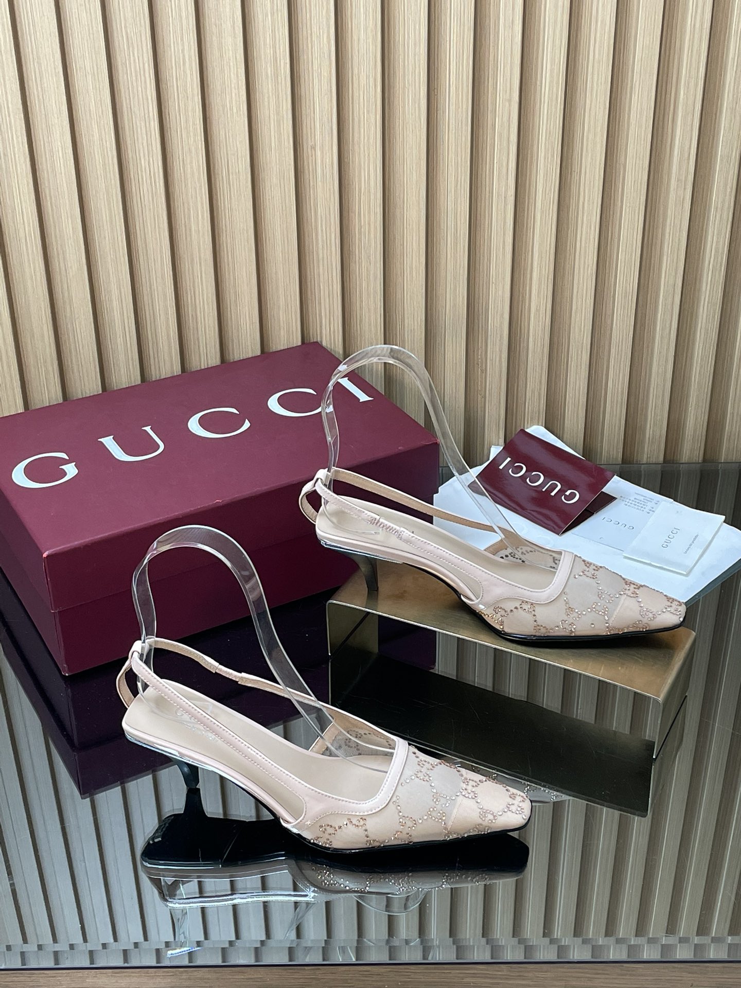 NO:747209,2026 early spring GUCCi high-end boutique lace mesh velvet crystal diamond women's shoes spring and summer new Gucci Gucci small square toe series G buckle diamond heel pumps luxury Mary Jane mid-heeled back empty sandals top purchasing quality!  It is a 1:1 replica of the original version, and every detail has been carefully polished and made delicately. It can be compared with ZG, and the quality is unparalleled!  These G-buckle diamond-heeled lace mesh/velvet crystal pumps debuted at the 2026 early spring series fashion show. The elongated square toe gallery is an ingenious interpretation of the rich charm of the 1990s. The shoes draw inspiration from the brand's archive design. The heel is inlaid with diamonds. The G-buckle is decorated with electroplated metal plaques on the back to highlight the unique style. The fabric is custom-made imported lace mesh velvet/patent leather + G G crystal. The lining/foot pads are lined with imported sheepskin.  Heel 5.5CM diamond heel original version production process ABS heel wrapped with Italian original leather + electroplated metal sheet Size 35-42 [404142 custom-made] non-returnable Full set of burgundy original packaging, sandals, gucci, gucci, sandals, mary jane, sheepskin, gold plating198609092026早春GUCCi高端精品 蕾丝网眼天鹅绒水晶钻女鞋春夏新品古驰Gucci小方头系列G扣钻跟浅口鞋奢华玛丽珍中跟后空凉鞋顶级代购品质！原版1:1复刻,毎个细节皆经过精心打磨细腻制作.可与ZG对比如一,无二品质！ 这款G扣钻跟蕾丝网眼/天鹅绒水晶浅口鞋于2026早春系列时装秀首度亮相,加长方头廊形匠心诠释20世纪90年代的繁美风韵,鞋履汲取品牌典藏设计灵感,鞋跟镶嵌钻石G扣后方饰有电镀金属饰片彰显别致格调 面料定制进口蕾丝网天鹅绒/漆皮+ G G水晶 内里/垫脚进口羊皮里 鞋跟5.5CM钻跟原片版制作工艺 ABS跟包裹意大利原层皮+电镀金属片 尺码35-42【404142定做】不退换 包装全套酒红原包装,凉鞋,gucci,gucci,sandals,mary jane,sheepskin,gold plating,Women's Shoes