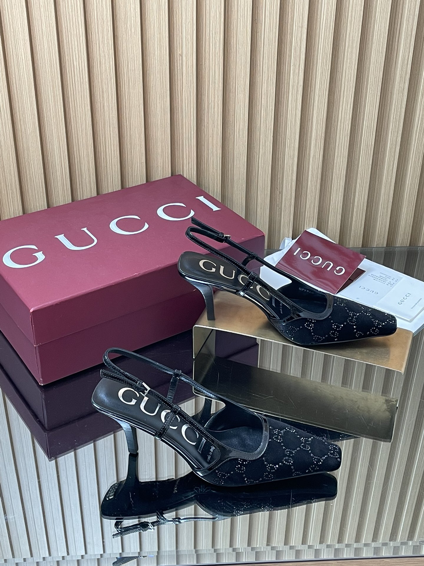 NO:747213,2026 spring and summer series new GUCCi high-end boutique sandals Gucci [patent leather velvet G G crystal] gold velvet mesh diamond back lace-up pumps 'Creation Star' Cosmogonie series top purchasing quality!  It is a 1:1 replica of the original version, and every detail has been carefully polished and made delicately. It can be compared with ZG, and the quality is unparalleled!  This series pays special attention to creating single product highlights through details, using feminine details such as velvet lace crystals and tulle to show a new concept of femininity. This sandal is carefully embellished with an all-over GG pattern, and uses sparkling crystals to create a stunning work that reinterprets the charm of contemporary women. The original fabric is custom-made imported patent leather + imported mercerized swan + rhinestone GG all-over crystal. Lining/foot pad imported sheepskin lining. Heel 7.5cm 3.5 cm flat heel  Sizes 34-42 [34404142 custom-made] non-returnable, full package, original packaging of Ankola wine red, sandals, gucci, gucci, sandals, sheepskin198609092026春夏系列新款 GUCCi高端精品凉鞋古驰【漆皮天鹅绒G G水晶】金丝绒网钻后系带浅口鞋《创星说》Cosmogonie系列顶级代购品质！原版1:1复刻,毎个细节皆经过精心打磨细腻制作.可与ZG对比如一,无二品质！ 本系列尤为注重通过细节打造单品亮点,以天鹅绒蕾丝水晶和薄纱等富有女性魅力的细节,展现女性气质的新理念.这款凉鞋精心点缀通体GG图案,运用闪耀动人的水晶打造令人惊艳的作品焕新诠释当代女性魅力 面料原版定制进口漆皮+ 进口丝光天鹅+水钻GG通体水晶 内里/垫脚进口羊皮里 鞋跟7.5cm 3.5 cm 平跟 尺码34-42【34404142定做】不退换 包装全套安可拉酒红原包装,凉鞋,gucci,gucci,sandals,sheepskin,Women's Shoes