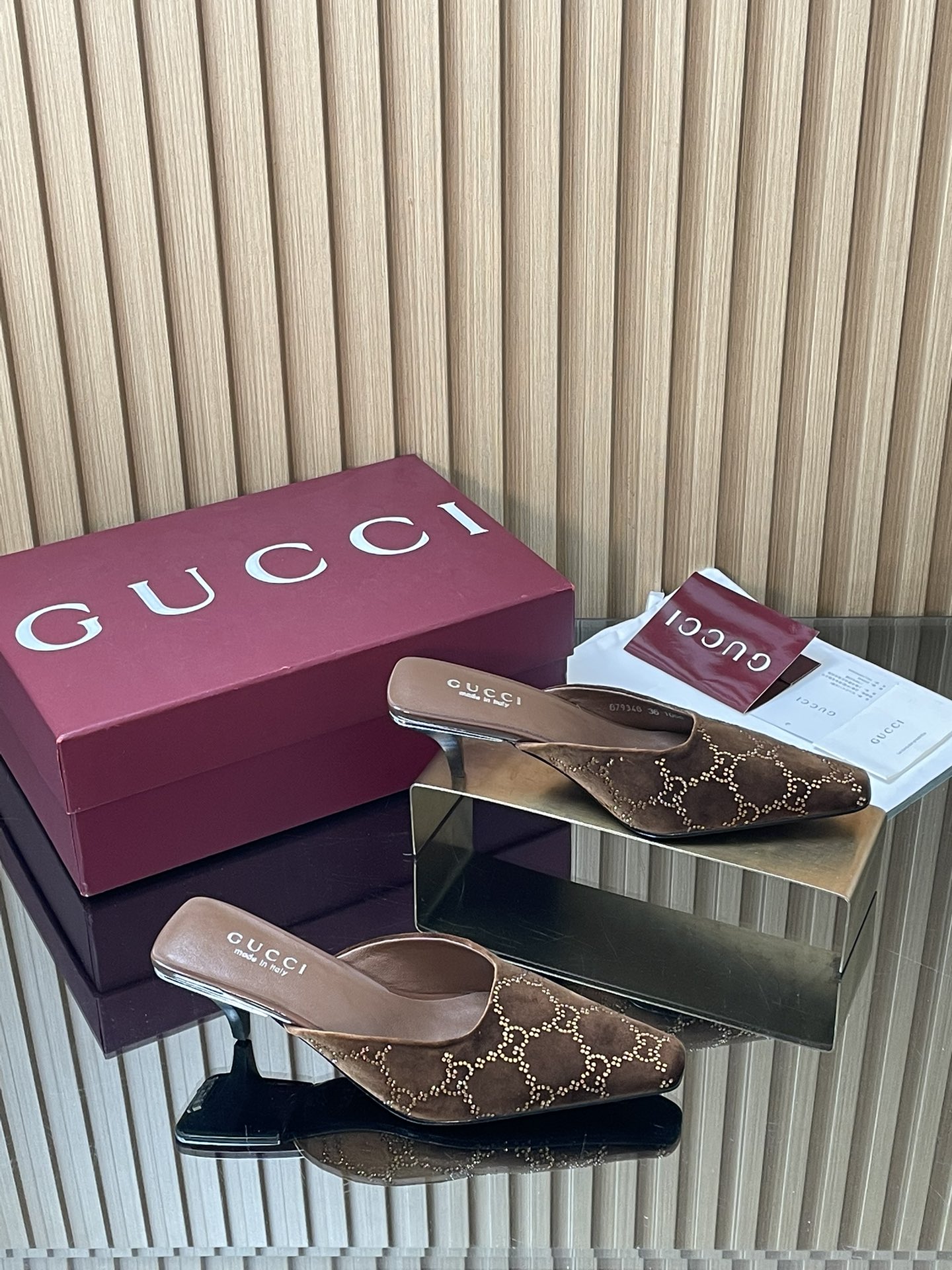 NO:747196,2026 Spring and Summer Series New GUCCi High-end Boutique Sandals and Slippers Gucci [Velvet G G Crystal] Gold Velvet Mesh Diamond Loaf Toe Slippers 'Creation Star' Cosmogonie Series Top Purchasing Quality!  It is a 1:1 replica of the original version, and every detail has been carefully polished and made delicately. It can be compared with ZG, and the quality is unparalleled!  This series pays special attention to creating single product highlights through details, using feminine details such as velvet lace crystals and tulle to show a new concept of femininity. This sandal is carefully embellished with an all-over GG pattern, and uses sparkling crystals to create a stunning work that reinterprets the charm of contemporary femininity. The fabric is imported mercerized velvet + rhinestone GG all-over crystal. Lining/foot pads are imported sheepskin lining. Heel 5.5cm, flat heel.  Sizes 34-42 [34404142 Customized] No returns or exchanges, full package, original packaging of Ancora burgundy, half drag, gucci, gucci, loafers, sandals, slippers, sheepskin198609092026春夏系列新款 GUCCi高端精品凉拖鞋古驰【天鹅绒G G水晶】金丝绒网钻乐福包头拖鞋《创星说》Cosmogonie系列顶级代购品质！原版1:1复刻,毎个细节皆经过精心打磨细腻制作.可与ZG对比如一,无二品质！ 本系列尤为注重通过细节打造单品亮点,以天鹅绒蕾丝水晶和薄纱等富有女性魅力的细节,展现女性气质的新理念.这款凉鞋精心点缀通体GG图案,运用闪耀动人的水晶打造令人惊艳的作品焕新诠释当代女性魅力 面料进口丝光天鹅绒+水钻GG通体水晶 内里/垫脚进口羊皮里 鞋跟5.5cm ,平跟 尺码34-42【34404142定做】不退换 包装全套安可拉酒红原包装,半拖,gucci,gucci,loafers,sandals,slippers,sheepskin,Women's Shoes