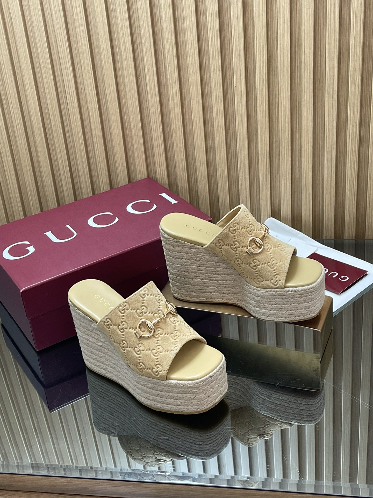 NO:785495,[Red box packaging] 2026 new color Gucci spring and summer classic interlocking mini GG embossed new hemp rope platform high platform slippers high platform boat bottom hateful high slope heel one-piece wide sandals This sandal is made of mini G  Made of G-embossed sheepskin deerskin, with a wide width and a hemp rope platform sole shape, it creates an excellent shoe design. The double-G interlocking logo began to be used in the 1970s and evolved from the Gucci design that originally originated in the 1930s. Since its launch, it has become an iconic traditional Gucci element. The fabric is imported G G-embossed sheepskin. The lining is water-dyed cowhide. Sizes 35-42 standard code, 4142 custom-made, non-refundable and non-exchangeable  The packaging is a complete set of original high-end Ancora red packaging. The heel is 11cm high and the forefoot is 5cm. ●The latest molded imported rubber for the outsole ●Italian creation and genuine development!  The material and craftsmanship are consistent with the original version!  ,high heels slippers,gucci,sandals,high heels,slippers,cowhide,sheep19860909【红盒包装】2026新配色古奇春夏经典互扣式迷你GG压纹新款麻绳水台高厚底拖鞋高水台船底恨天高坡跟一片式宽幅凉鞋 这款凉鞋由迷你G G压纹羊京鹿皮制作,一字宽幅搭配麻绳水台鞋底造型,打造出色的鞋款设计.双G互扣式标志于20世纪70年代开始使用,由最初起源于20世纪30年代的Gucci设计演化而来,自面世之后,便成为标志性的Gucci传统经典元素. 面料进口G G压纹羊京 内里水染牛皮里 尺码35-42标准码,4142定做不退不换 包装全套原版高端安可拉红色包装 跟高后跟11cm 前掌5cm ●大底最新开模进口橡胶 ●意大利创作 正品开发！ 材质,工艺与原版一致！,高跟鞋拖鞋,gucci,sandals,high heels,slippers,cowhide,sheep,Women's Shoes